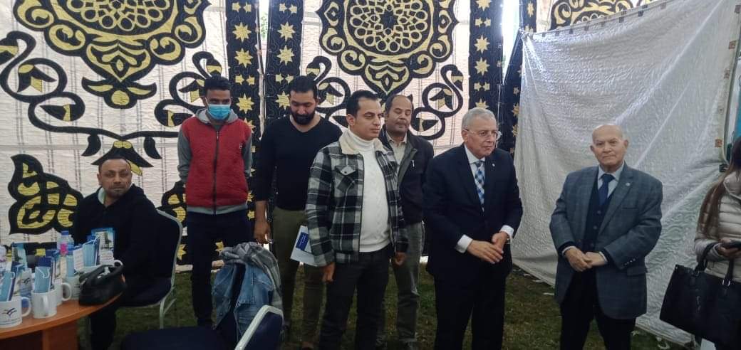 انطلقت بعد ظهر اليوم فعاليات اليوم الصحى المجانى بنقابة المهندسين بالقليوبية بالتعاون بين النقابة العامة للمهندسين والنقابة الفرعية بالقليوبية، وتحت إشراف المهندس مصطفى مجاهد نقيب المهندسين بالقليوبية وبحضور المهندس احمد عثمان وكيل النقابة العامة للمهندسين وعضو مجلس النواب والمهندس فاروق الحكيم مقرر لجنة الرعاية الصحية بالنقابة العامة للمهندسين والدكتور مهندس محسن شاهين وكيل لجنة الرعاية الصحية والمهندس محمد ماهر مقرر مساعد اللجنة والمهندس اسلام احمد عضو اللجنة والتى يشارك فيها 11طبيبا بتخصصات الباطنة والجراحة والعلاج الطبيعي والعظام وجراحة العظام والعيون والأنف والأذن وكذلك إجراء التحاليل الطبية وصرف الأدوية بنسبة خصم 15 في المائة بالتعاون مع عدد من الصيدليات الكبرى بالمحافظة. وقال المهندس مصطفى مجاهد نقيب المهندسين بالقليوبية أن اليوم الصحى يأتى ضمن خطة النقابة الهادفة لخدمة قطاع المهندسين وتوفير كافة سبل الدعم والراحة لهم إلى جانب مشروع القرض الحسن المستهدف تنفيذه خلال الشهر الجارى والأنشطة الرياضية والثقافية والإجتماعية . ومن المستهدف الكشف الطبي على 1000مهندس وأسرهم والأقارب من الدرجة الأولى. اشرف على تنظيم اليوم الصحى فريق عمل مكون من المهندس تامر رمضان امين صندوق النقابة والمهندس مينا نظمى امين عام النقابة بالقليوبية والمهندس صلاح شكرى عضو مجلس إدارة النقابة والمهندس شهاب العسال عضو مجلس إدارة النقابة .
