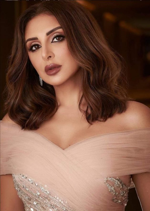 نشرت الفنانة أنغام صور جديدة من أحدث ظهور لها، عبر حسابها الشخصي بموقع التواصل الاجتماعي لتبادل الصور والفيديوهات "انستجرام". وظهرت أنغام مرتدية فستان طويل مكشوف الأكتاف رقيق ، مع ميك أب لوك هادئ يليق بالفستان . و كتبت أنغام معلقةً على الصور "من تكريم حفل وشوشة .. افضل مطربة عربية لعام ٢٠٢١" . وفي سياق آخر حرصت الفنانة على حضور العرض المسرحي "ياما في الجراب يا حاوي" وهو من بطولة الفنان يحيى الفخراني؛ حيث صعدت إلى المسرح بعد العرض، وسط ترحيب وتصفيق الحاضرين، كما أشادت بالعرض معبرة عن سعادتها بحضوره.