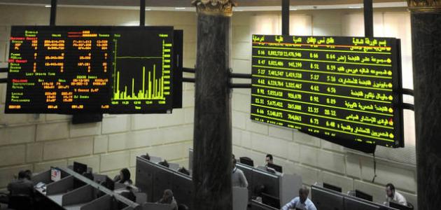 تباين مؤشرات البورصة بختام جلسة منتصف الاسبوع تباينت مؤشرات البورصة المصرية، بختام تعاملات جلسة اليوم الثلاثاء، منتصف جلسات الأسبوع، إذ ارتفع المؤشر الرئيسي، فيما تراجع مؤشرا إيجي إكس 70 وإيجي إكس 100، وخسر رأس المال السوقي 3.3 مليار جنيه عند مستوى 728.962 مليار جنيه. وارتفع مؤشر "إيجى إكس 30" بنسبة 0.2%، ليغلق عند مستوى 11538 نقطة، وهبط مؤشر "إيجى إكس 50" بنسبة 2.19% ليغلق عند مستوى 2032 نقطة، وانخفض مؤشر "إيجى إكس 30 محدد الأوزان" بنسبة 0.27% ليغلق عند مستوى 13652 نقطة، وزاد مؤشر "إيجى إكس 30 للعائد الكلي" بنسبة 0.15% ليغلق عند مستوى 4555 نقطة. فيما تراجع مؤشر الشركات الصغيرة والمتوسطة "إيجى إكس 70 متساوى الأوزان" بنسبة 2.82% ليغلق عند مستوى 2135 نقطة، وهبط مؤشر "إيجى إكس 100 متساوى الأوزان" بنسبة 2.29% ليغلق عند مستوى 3136 نقطة.