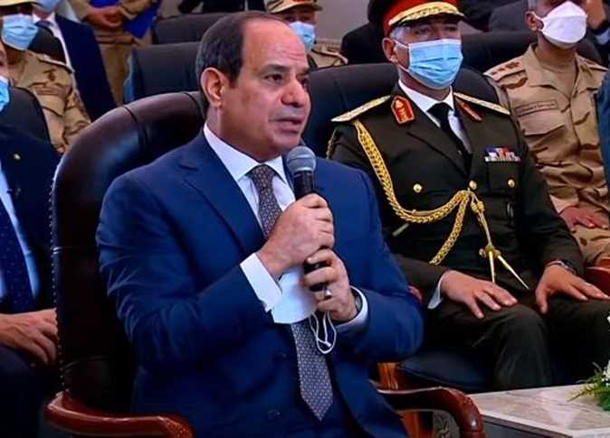 السيسي: إعادة تدوير مياه محطة بحر البقر مكننا من استخدامها للري بسيناء نبه الرئيس عبد الفتاح السيسي إلى أن المياه المستخدمة للري في شمال ووسط سيناء هي مياه معالجة واردة من محطة "بحر البقر" ، التى تم افتتاحها قبل شهرين والتي تنتج 5.6 مليون متر من المياه المعالجة من مياه الصرف الزراعى. وقال السيسي - تعقيبا على كلمة رئيس الهيئة الهندسية للقوات المسلحة اللواء أركان حرب إيهاب الفار، خلال افتتاح مشروعات استصلاح الأراضي بتوشكي اليوم الأحد-: "أنا أجدد كلامى لكى يكون واضح لنا ولكل المصريين أن هذه المياه جاءت من مياه صرف زراعى كان لا يتم استخدامها بالشكل الأفضل، حيث تم عمل معالجة ثلاثية متطورة وأصبحت صالحة للزراعة طبقا للمعايير". وأضاف: إننا نعمل فى البنية الأساسية لكى نزرع الـ 500 ألف فدان فى سيناء، ونعزز منطقتى رابعة وبئر العبد اللتين كانتا بحاجة إلى عمل المرافق بهما، أى عمل الشبكة الداخلية لهذه الأراضى البالغة 90 ألف فدان. وتابع: إن استصلاح أراضي في سيناء يحولها من محافظة صحراوية وجبلية قاحلة وغيرة ممهدة إلى أرض ممهدة صالحة للزراعة والحياة. واستطرد: إنني أريد أن أربط هذا الكلام مع الكلام الذي قيل في بداية الفيلم التسجيلي الأول الذي تحدث عن ظروف توشكى... لافتا إلى أن التنمية والبناء أعمق بكثير، بدليل أن المطروح هنا في المشروع تكلفته 100 مليار جنيه. وأوضح الرئيس السيسي أن استصلاح نصف مليون فدان يعني توفير حياة كريمة لـ 100 ألف أسرة.. مشيرا إلى أنه سيتم تذليل كافة الصعاب لانجاز المشروع. ووجه الرئيس عبد الفتاح السيسي بضرورة سرعة الانتهاء من انجاز هذا المشروع قبل نهاية 2022 للاستفادة من هذه الأراضي.