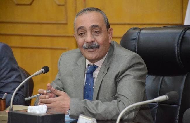 محافظ الاسماعيلية يعتمد جداول مواعيد امتحانات الفصل الدراسي الأول للعام الدراسي 2022/ 2021 اعتمد اللواء شريف فهمي بشارة محافظ الإسماعيلية جداول مواعيد امتحانات الفصل الدراسي الأول للعام الدراسي 2022/ 2021 صفوف النقل والشهادات العامة المحلية حيث تضمنت الخريطة الزمنية مواعيد عقد الامتحانات خلال الفترة من 15 يناير 2022 وتنتهي 3 فبراير 2022 للمرحلتين الابتدائية والإعدادية. وقال طه عجلان وكيل وزارة التربية والتعليم بالإسماعيلية أن إجازة نصف العام الدراسي ستبدأ اعتبارًا من السبت 5 فبراير 2022. وأشار وكيل الوزارة الي أن امتحانات الشهادة الإعدادية تبدأ يوم السبت 29 يناير 2022 وتنتهي يوم الخميس 3 فبراير 2022 فيما تبدأ امتحانات الصف الرابع الابتدائي يوم 15 يناير 2022 وتنتهي يوم 20 يناير 2022 وفق تعليمات الوزارة.