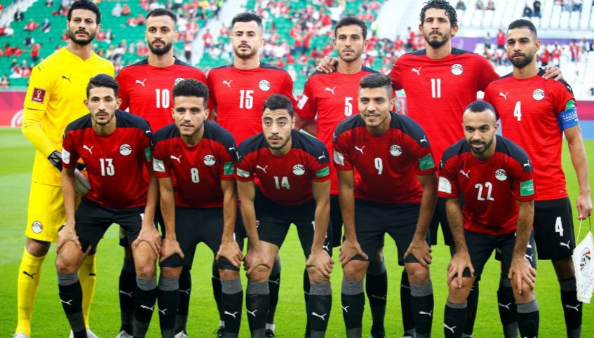يواجه المنتخب المصري ، مساء اليوم السبت ، نظيره السوداني ، ضمن فعاليات الجولة الثانية للمجموعة الرابعة من بطولة كأس العرب . تنطلق المباراة في تمام الساعة ال 6:00م ، علي أرض استاد رأس أبو عبود ، ويعلق علي المباراة الجزائري حفيظ دراجي . يحتل منتخب مصر المرتبة الثانية بمجموعته بفارق هدف عن نظيره الجزائر. وتبث المباراة عبر قناتي beIN SPORTS HD 1 وbeIN SPORTS HD 2 مجانًا دون تشفير . وأسندت الفيفا مهمه التحكيم الي طاقم تحكيم نيوزلندي ، مكونًا من ماثيو كونجر حكم ساحة، حكم مساعد 1 ماكاسيني تيفيتا، حكم مساعد 2 موتوكا برنارد، الحكم الرابع أندريس ماتياس، حكم مساعد الفيديو (VAR) بلوم كيفين نيد، حكم الفيديو المساعد كريستيان جيتلمان جير. ويأتي التشكيل المتوقع لمنتخب مصر كالتالي : حراسة المرمى: محمد الشناوي. الدفاع: أحمد فتوح – محمود حمدي "الونش" – أحمد حجازي – أكرم توفيق. الوسط: عمرو السولية - مهند لاشين. الوسط المهاجم: محمد شريف – محمد مجدي "أفشة" – مصطفى فتحي. المهاجم: مروان حمدي.