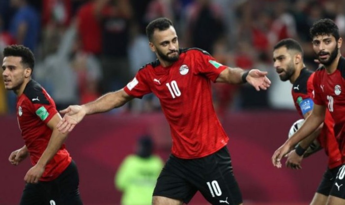 يواجه المنتخب المصري نظيرة التونسي ، في نصف نهائي بطولة كأس العرب، ذلك بعد فوز منتخب مصر أمس 3_1 علي الأردن، وتأهل منتخب تونس بعد فوزه علي عمان 2_1 . تقام المباراة علي أرض ملعب 974، بالعاطمة القطرية الدوحة، الأربعاء ، في تمام الساعة 5:00م ، بتوقيت القاهرة. كما يواجة منتخب قطر، منتخب الجزائر ، الأربعاء 15ديسمبر، الساعة 9:00 بتوقيت القاهرة، علي أرض استاد الثمامة. ويأتي التشكيل المتوقع لمنتخب مصر في نصف نهائي كأس العرب : حراسة المرمى: محمد الشناوي. الدفاع: عمر كمال عبد الواحد - أحمد ياسين - محمود حمدي الونش - أحمد أبو الفتوح. خط الوسط: عمرو السولية - حمدي فتحي - حسين فيصل. الهجوم: مصطفى فتحي - أحمد سيد زيزو - مروان حمدي.