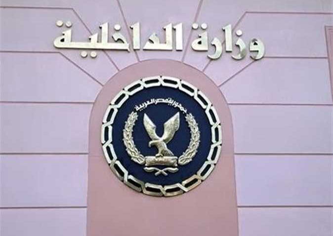 كشفت وزارة الداخلية عبر صفحتها الرسميه علي الفيس بوك عن حقيقة مقتل هايدي واصف ، حيث تم تشكيل فريق بحث برئاسة قطاع الأمن العام وبمشاركة إدارة البحث الجنائى بمديرية أمن القليوبية ، أسفرت جهوده عن أن وراء إرتكاب الواقعة صديق المتوفية طالب مقيم بدائرة مركز كفر شكر. عقب تتبع الإجراءات تم إستهدافه و ضبطه وبمواجهته إعترف بإرتكابه الواقعة ، وأقر بإرتباطه بعلاقة عاطفية بالمتوفية معها حيث إصطحبها إلى شقة سكنية مستأجرة بمحافظة الجيزة ، ثم فوجئ بإصابتها بحالة إعياء وسقطت على إثرها مغشياً عليها وكأنها علامات الوفاة وخوفا من إفتضاح أمره إستعان بصديقه سائق "توك توك" مقيم بدائرة كفر شكر . وتم ضبطه مكان وضع جثة المجنى عليها داخل حقيبة سفر كبيرة الحجم حصل عليها من الشقة محل الواقعة. وعقب حضور الأخير إليه رفقة صديقهما مستقلان سيارة "فان" دون علم صاحب السياره و الأخيران بالواقعة. إستقل المتهم السيارة رفقتهم وبحوزته الحقيبة (التى بداخلها جثة المجنى عليها) وصولاً لمكان العثور عليها في طريق شبرا بنها الحر طريق شبرا بنها الحر حيث قام بإلقاء جثه الضحية هايدي واصف وإنصرف بالحقيبة ومتعلقاتها.