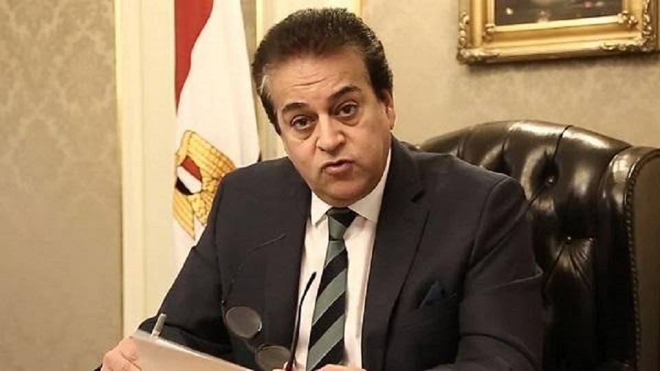 أكد وزير التعليم العالى والبحث العلمى القائم بأعمال وزيرة الصحة والسكان د.خالد عبد الغفار أن السبب فى زيادة انتشار الإصابات فى مصر بفيروس كورونا المستجد هو الـ متحور أوميكرون. وشدد الوزير، فى مؤتمر صحفى، عقد اليوم الأحد، على أن أعدد المصابين بكورونا من المحتجزين فى المستشفيات وغرف العناية المركزة قليلة وفى المستويات الآمنة. ولفت عبد الغفار إلى أهمية حصول المواطنين على التطعيم والجرعات المعززة (التى يحصل عليها الحاصلين على الجرعتين) لأنها مرتبطة بمعدلات الوفيات والحجز بالمستشفيات. وأشار الوزير إلى أن الفترة الأخيرة اعتبارا من شهر ديسمبر الماضي شهد ارتفاع الحالات الإيجابية من 40 لـ 50%، إلا أنه أوضح أن الأعراض متشابهة بين الإنفلونزا العادية والأوميكرون والتى تتمثل فى الرشح والصداع والاجهاد وبعض الاحتقان وجفاف فى الحلق والآلآم عند البلع والعطس والأعراض الأقل شيوعا هى السعال والآلآم فى الصدر وضيق فى التنفس، مناشداً بالتوجه للمستشفيات حال وجود أعراض تنفسية. وجدد التأكيد على جاهزية المستشفيات وتوفير الأدوية وأسطونات الأكسجين حال زيادة حالات الإصابة.