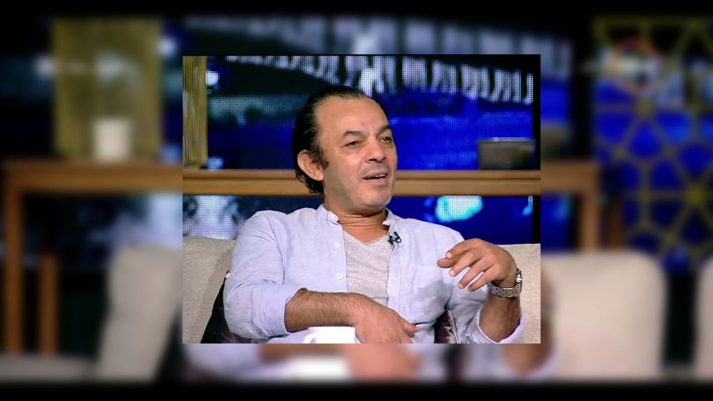 علاء مرسي: أفلام المقاولات ضيعتعلاء مرسي لبرنامج"مصر جديدة":, أفلام المقاولات ضيعت تاريخي كتبت : لميس مصطفى تحدث الفنان علاء مرسي، عن مشاركته في مسلسل" ليالي الحلمية"، والتي وصفها بأنها "بداية تاريخية له وانطلاقة قوية". وأضاف "مرسي"، خلال لقائه مع الإعلامية إنجي أنور في برنامج "مصر جديدة"، على قناة etc: "أول دور ليا مكنتش كوميدي، كان شخصية عنيفة جدا وهى توفيق البدر في ليالي الحلمية"، موضحا أنه شارك في 7 مشاهد فى الجزء الرابع من ذلك المسلسل الذي يتمتع بشعبية كبيرة، وحقق نجاحا ملحوظا على مدار جميع أجزائه. وتابع حديثه: "بعد ليالي الحلمية، شاركت في فوازير “حاجات ومحتاجات” قدام شريهان، وكان موجود محمد هنيدي، وبعدها اتقال علينا مصطلح المضحكون الجدد". وأكد "مرسى": "المخرج إسماعيل عبدالحافظ حذرني وقتها من الجري وراء تمثيل الأعمال الكوميدية، بس أنا مسمعتش كلامه ونصايحه، وطلع أن معاه حق، كان لازم اسمع نصيحته". وأردف: "أنا عملت في المعهد مسرحيات كوميدي وتراجيدي ناجحة جدا، وكنت فاكر أني هعرف أعمل التوازن ده في شغلي، بس اكتشفت أن سوق العمل له حسبه تانية خالص". وأكد "مرسي": "المخرجة أنعام محمد علي خدتني برا إطار الكوميديا، واختارتني في دور في فيلم الطريق إلى إيلات، واللي فرق معايا في مسيرتي الفنية". وأشار إلى أن كثرة تواجده في الأعمال الفنية المعروفة بأفلام المقاولات تسببت في ضاع تاريخه. تاريخي
