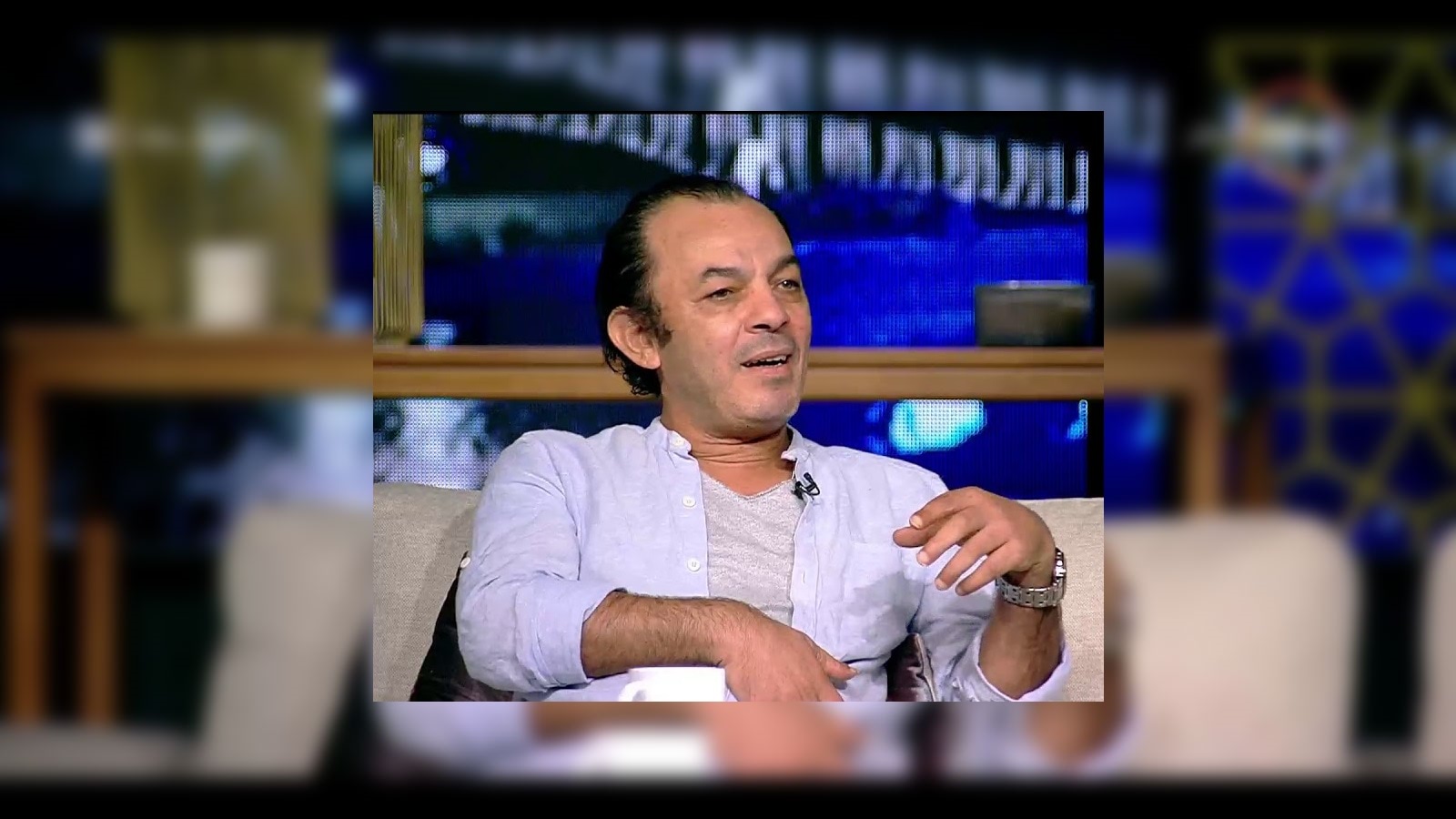 علاء مرسي: أفلام المقاولات ضيعتعلاء مرسي لبرنامج"مصر جديدة":, أفلام المقاولات ضيعت تاريخي كتبت : لميس مصطفى تحدث الفنان علاء مرسي، عن مشاركته في مسلسل" ليالي الحلمية"، والتي وصفها بأنها "بداية تاريخية له وانطلاقة قوية". وأضاف "مرسي"، خلال لقائه مع الإعلامية إنجي أنور في برنامج "مصر جديدة"، على قناة etc: "أول دور ليا مكنتش كوميدي، كان شخصية عنيفة جدا وهى توفيق البدر في ليالي الحلمية"، موضحا أنه شارك في 7 مشاهد فى الجزء الرابع من ذلك المسلسل الذي يتمتع بشعبية كبيرة، وحقق نجاحا ملحوظا على مدار جميع أجزائه. وتابع حديثه: "بعد ليالي الحلمية، شاركت في فوازير “حاجات ومحتاجات” قدام شريهان، وكان موجود محمد هنيدي، وبعدها اتقال علينا مصطلح المضحكون الجدد". وأكد "مرسى": "المخرج إسماعيل عبدالحافظ حذرني وقتها من الجري وراء تمثيل الأعمال الكوميدية، بس أنا مسمعتش كلامه ونصايحه، وطلع أن معاه حق، كان لازم اسمع نصيحته". وأردف: "أنا عملت في المعهد مسرحيات كوميدي وتراجيدي ناجحة جدا، وكنت فاكر أني هعرف أعمل التوازن ده في شغلي، بس اكتشفت أن سوق العمل له حسبه تانية خالص". وأكد "مرسي": "المخرجة أنعام محمد علي خدتني برا إطار الكوميديا، واختارتني في دور في فيلم الطريق إلى إيلات، واللي فرق معايا في مسيرتي الفنية". وأشار إلى أن كثرة تواجده في الأعمال الفنية المعروفة بأفلام المقاولات تسببت في ضاع تاريخه. تاريخي