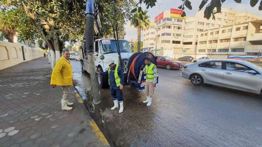 أكد محمود شعراوى وزير التنمية المحلية، استمرار رفع درجة الاستعداد على كافة المحافظات والتنسيق بين الوحدات المحلية وشركة مياه الشرب والصرف الصحي لمجابهة الطقس السيئ المتوقع على أغلب المحافظات. وقال شعراوي - في بيان اليوم /السبت/ - إن التقرير الذي تلقاه من غرفة العمليات بالوزارة أشار إلى تعطل الدراسة اليوم في محافظات الغربية وكفر الشيخ والدقهلية و الإسكندرية، لافتا إلى استكمال رفع تراكمات مياه الأمطار في محافظات بني سويف وكفرالشيخ والدقهلية والقليوبية والسويس ودمياط والتي شهدت مساء أمس سقوط أمطار غزيرة . وأشار التقرير إلى انقطاع الكهرباء أمس على مركز ومدينة سقارة بسبب سقوط بعض أسلاك كهرباء الجهد المتوسط، وتم اصلاحها الساعة 9 مساء أمس ، كما تعرضت محطة المياه الرئيسية بأشمنت بمركز ناصر بنى سويف إلى انقطاع الكهرباء و تم الإصلاح. ووجه شعراوي، غرفة العمليات وإدارة الأزمات بالوزارة بضرورة استمرار متابعة تطورات الوضع بالمحافظات على مدار الساعة لسرعة التعامل مع أية أحداث طارئة بالتنسيق مع غرفة العمليات المركزية بمجلس الوزراء مشددا على ضرورة تواجد رؤساء الأحياء والمدن والمراكز ميدانيا ومتابعة أعمال شفط مياه الأمطار من الشوارع الرئيسية والفرعية.