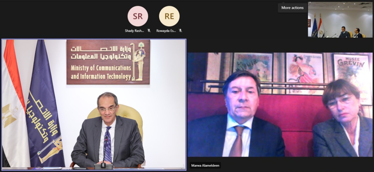 التقى وزير الاتصالات وتكنولوجيا المعلومات عمرو طلعت مع المنسقة المقيمة للأمم المتحدة إيلينا بانوفا ومستشار التنمية أنطونيو فيجيلانت ، عبر الفيديو كونفرنس لبحث التعاون في تنفيذ مشاريع وزارة الاتصالات وتكنولوجيا المعلومات في دولة الإمارات العربية المتحدة. مبادرة "الحياة الكريمة" الرئاسية. حضر اللقاء نائب وزير الاتصالات وتكنولوجيا المعلومات للبنية التحتية رأفت هندي. وأوضح طلعت خلال الاجتماع أن مبادرة "الحياة الكريمة" تعد من أكبر المشروعات القومية التي تحظى باهتمام كبير من الدولة ، حيث تتضافر جهود كافة القطاعات لتنمية الريف المصري. وأشار إلى مشاركة وزارة الاتصالات وتكنولوجيا المعلومات في المبادرة بهدف رفع كفاءة البنية التحتية المعلوماتية للقرى وتمكين المواطنين من الاستخدام الفعال لتكنولوجيا المعلومات والاتصالات. ويستند ذلك إلى أربع ركائز ، بما في ذلك ربط القرى بكابلات الألياف الضوئية لرفع كفاءة خدمات الإنترنت ، وتحسين جودة خدمات الاتصالات ، وتقديم خدمات بريدية متطورة ، وبناء القدرات ، وتعزيز محو الأمية الرقمية. وأضاف وزير الاتصالات وتكنولوجيا المعلومات أنه خلال المرحلة الأولى من المبادرة ، سيتم ضخ استثمارات تصل إلى حوالي 5.8 مليار جنيه لرفع كفاءة الإنترنت لأكثر من مليون مبنى سكني وحكومي في قرى المبادرة ، لتكون الأساس، ركيزة تقديم خدمات مصر الرقمية وتنفيذ أهداف الدولة في تحسين المستوى المعيشي للمواطنين. كما تم العمل على إنشاء 1000 محطة متنقلة جديدة تدعم تقنية الجيل الرابع (4G) ، بالإضافة إلى تطوير 839 مكتب بريد لتقديم الخدمات المالية والحكومية والبريدية ، إلى جانب تنفيذ عدد من البرامج الهادفة إلى تطوير وبناء الرقمية. القدرات وتحويل القرى المصرية إلى مجتمعات رقمية تفاعلية منتجة. وشهد الاجتماع مناقشة سبل تقديم الدعم لمشاريع وزارة الاتصالات وتكنولوجيا المعلومات والشركات التابعة لها في إطار المساهمة في تنفيذ مبادرة "الحياة الكريمة". كما أشار وزير الاتصالات وتكنولوجيا المعلومات إلى أن الأولوية ستعطى لدعم ركيزة بناء القدرات وخاصة قدرات الشباب لاستراتيجية التدريب التي تنتهجها وزارة الاتصالات وتكنولوجيا المعلومات ، فضلاً عن إمكانية الاستفادة من حزم الدعم المالي ، خاصة في سياق البرنامج التدريبي. تطوير البنية التحتية للاتصالات في قرى "الحياة الكريمة". وأشادت بانوفا بالتقدم الملحوظ الذي تشهده مصر في تطوير البنية التحتية للاتصالات ، فضلاً عن الجهود المبذولة لتطوير المهارات الرقمية وإعداد الكفاءات في مختلف علوم الاتصالات وتكنولوجيا المعلومات. جدير بالذكر أن الاجتماع يأتي في إطار الجهود التي يبذلها المنسق المقيم للأمم المتحدة لتعظيم الاستفادة من جميع الآليات ووكالات الأمم المتحدة العاملة في مصر. وذلك بهدف تنسيق الجهود وتكاملها واستخدام الموارد المتاحة بأفضل طريقة تتماشى مع الأولويات الوطنية ، حيث يتم التنسيق من خلال المساهمة في خطة عمل الأمم المتحدة (2023-2027) ، وكذلك من خلال اكتشاف آليات جديدة في مجال دعم الابتكار. في يونيو 2021 ، تمت المشاركة الوزارية من خلال منصة التنسيق متعددة الأطراف التي قدمتها وزارة التعاون الدولي. علاوة على ذلك ، شارك عدد من وكالات الأمم المتحدة وشركاء التنمية من خلال المنصة ، حيث استعرض طلعت السمات الرئيسية لاستراتيجية وزارة الاتصالات وتكنولوجيا المعلومات ، بما في ذلك المساهمة في مبادرة "الحياة الكريمة".