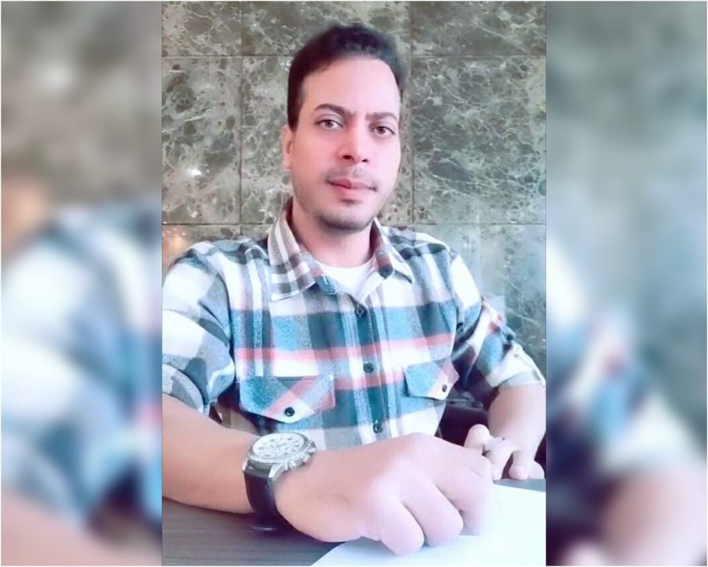 قال علاء أبو عوف الحاصل على الميدالية الفضية لمصر في بطولة العالم للمبدعين في إنجلترا والتي أقيمت في الهيئة الملكية البريطانية للطب في العاصمة لندن أنه يهدي هذه الميدالية للرئيس عبد الفتاح السيسي. وأكمل أن لحظات رفع العلم المصري والتتويج هي من أفضل لحظات حياتي وأن المسابقة كانت تجربة رائعة أستمرت على مدار السنه بدأت بمرحلة الترشيح لقبول الأعمال المميزة ثم مرحلة التصفيات بين مئات المرشحين لأختيار أفضلهم وأخيراً مرحلة النهائيات التي يتم فيها المناقشات عن طريق اللجنة العالمية لأختيار المراكز الثلاثة الأوائل لحصد ميداليات البطولة. وتابع أبو عوف؛ برغم وجودي خارج مر منذ أكثر من ٢٠ عاماً ولكني رفضت أن أمثل أي دولة أخرى غير مصر في هذه المسابقة العالمية أو أن أطبق هذه الدراسة الاقتصادية على أي دولة أخري والحصول على أمتيازات مادية ومعنويه ولاء لبلادي وأهلها وجزء من المسؤولية المجتمعية. مبادرة انشاء أول مدينة لوجستية لتصنيع المجوهرات وبخصوص الدراسة الاقتصادية الخاصة بإنشاء أول مدينة لوجستية في العالم لصناعة المجوهرات، قال علاء أبو عوف أن هذه الدراسة بدأت منذ عام ٢٠١٤ بعد تولي الرئيس عبدالفتاح السيسي رئاسة الجمهورية، وتأكيد دعمه للتنمية المستدامة في مصر والبدء في مشاريع قومية ضخمة والتي تساعد في تحسين الوضع الاقتصادي لمصر. وتابع ان من هذا المنطلق أكملت الدراسة الاقتصادية لمدينة الذهب والتي أتمنى أن تتحول إلى واقع على الأرض وخاصة أنها لا تكلف خزينة الدولة أي أموال وتجني ما لا يقل عن مليار دولار سنوياً لإنعاش الإقتصاد المصري وتشغيل آلاف الشباب وجذب استثمارات أجنبية بمليارات الدولارات. الجدير بالذكر أن علاء أبو عوف يعمل مدير تنفيذي لإحدى شركات المجوهرات بالخارج وحضر معظم فعاليات ومعارض المجوهرات الدولية على مستوى العالم وقام بزيارة أكثر من ١٢ دولة لمتابعة أحدث ما توصلت إليه التكنولوجيا في مجال تصنيع المجوهرات واستخدام الذكاء الاصطناعي ومتابعة أحدث ما توصلت له الماركات العالمية في إيطاليا وكوريا الجنوبية وتركيا وهونج كونج وألمانيا وماليزيا والإمارات وفرنسا وغيرها. اقرا ايضا: علاء أبو عوف يحصد الميدالية الفضية لمصر في مسابقة كأس العالم للمبدعون في انجلترا اقرا ايضا: ترشيح الدكتور علاء أبو عوف لجائزة كأس العالم للمبدعين في إنجلترا