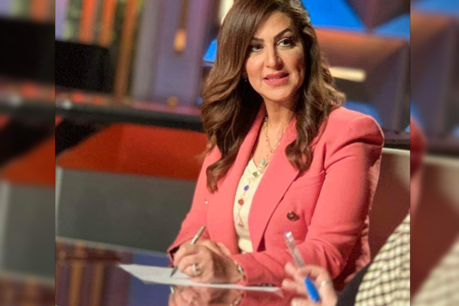 تفاصيل برنامج"شغل عالي" مع دينا عبد الكريم على CBC قريبا كتبت : لميس مصطفى انتهت الإعلامية دينا عبد الكريم من تصوير برنامجها الجديد "شغل عالي" وهو أول برنامج متخصص في تطوير ثقافة العمل وسلوكيات مرتبطة بالحياة العملية ومستقبل المهن. البرنامج يقدم لأول مرة محتوى بطريقة الكروس ميديا حيث يناقش القضية من خلال ٤ منصات : التليفزيون ، الراديو ، الموقع الإلكتروني، والسوشيال ميديا. حيث يناقش البرنامج على مدار الموسم الأول طبيعة مهن مختلفة مثل: المحاسب والصيدلي والمخرج والمحامي وغيرها من الوظائف. وتقول دينا عبد الكريم إنه في كل حلقة سيتم استضافة أحد كبار المتخصصين في المهنة أو ما نطلق عليه "كبير الشغلانه" لاستعراض تجربته الحياتية والتحديات التي واجهها والخبرات التي اكتسبها على مر تاريخه. كما سيلتقي أيضا مع الشباب الذين يقومون بذات المهنة في العالم الرقمي إضافة إلى فقرات تفاعلية مع جمهور الاستوديو عن الأكاذيب والتحديات في كل مهنة. وأضافت دينا أن هذا القالب من البرامج غير المتعارف عليه في التلفزيونات العربية حيث نهدف إلى إلقاء الضوء على بعض المفاهيم الأخلاقية في العمل والتحديات التي نواجهها في بيئات العمل ولكن بأسلوب ساخر وتفاعلي. ومن المقرر أن يذاع برنامج "شغل عالي", على قناة CBC بدءا من فبراير المقبل تزامنا مع نسخة الراديو المزمع أن تبدأ فى نفس الوقت، البرنامج هو الثمرة الأولى للتعاون بين الشركة المتحدة للخدمات الإعلامية وشركة ميديولوجى للإنتاج وصناعة المحتوى.