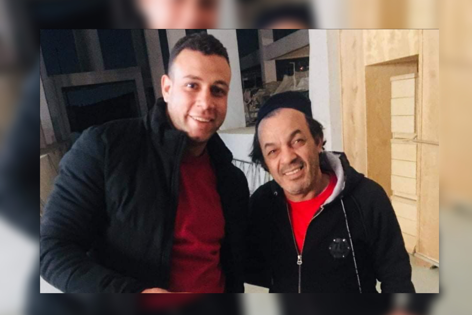 كتبت : لميس مصطفي شارك الفنان الصاعد أحمد شعلان في مسلسل "الحلم" الذي يعرض حالياً علي قناة الحياة، وحقق الفنان نجاحا كبير من خلال حصوله علي 3 مليون مشاهدة ومازال في يحقق مشاهدات حتى الان. يجسد الفنان أحمد شعلان شخصية معلم وهي علي النقيض من ملامحه التي لا تظهر هذه الشخصية الا انه استطاع أن يقوم بتجسيدها هذه بشكل كبير. قال الفنان أحمد شعلان انه تم ترشيحه للدور في المسلسل عن طريق المخرج ومنفذ الاكشن. وصرح الفنان أحمد شعلان ل" نبض العالم" عن شخصيته ودوره في مسلسل" الحلم" حيث قال: " انا أقوم بدور راجل من رجالة الفنان صلاح عبد الله، والفنان طاهر ابو ليله (المعلم جنش) حيث تدور احداث المسلسل عن فترة من ٢٠٠٢ وكانوا يعيشون في حي شعبي وعن نقلهم فيما بعد إلي مناطق العالية وتكون أحداث المسلسل عن قصة حي الأسمرات". وتحدث الفنان أحمد شعلان أكثر عن أجواء الكواليس والصعوبات التي واجهها فريق العمل بأكمله للتصوير ومتابعة العمل في فصل الشتاء قائلاً:" الفنان طاهر ابوليله عن ضحكه وهو فعلا شخصية كوميدية جدا بس بصراحة الجو كان صقيع والمشهد كان صعب لان ميعاده كان الساعة ٤ الفجر والجو كان ممطر وقتها فليكي ان تتخيلي". وأضاف الفنان أحمد شعلان عن أكثر الأشخاص الداعمة له في المسلسل قائلاً :"وأكثر شخصية اتعاملت معاها واحتضنتي الفنان صلاح عبد الله والفنانة رانيا فريد شوقي واكيد الفنان طاهر ابو ليله". وكشف الفنان أحمد شعلان عن شعوره بالعمل في مسلسل الحلم مع فنانين محترمين ذو قيمة فنية مثل كمال أبو ريه، وصابرين، ومحمد رياض نخبة من النجوم قال: "أكيد عمل ذو قيمة فنية مع فنانين كبار بيعلموني ويدوني خبرة بالذات الفنان صلاح عبد الله، ومحمد رياض، وعلاء مرسي، وطاهر ابو ليلة". ومن خلال نبض العالم وجه الفنان أحمد شعلان رساله إلى أسرة مسلسل "الحلم" قائلاً :" الفنان أحمد أسعد والفنان طاهر ابو ليله والفنان صلاح عبد الله لاختياري ضمن ألمع النجوم اللي في المسلسل". حالياً يُعرض مسلسل "الحلم" من بطولة محمد رياض ورانيا فريد شوقى وأنوشكا، يوميًا من السبت إلى الأربعاء فى الـ 9 مساء، على قناة "الحياة"، والإعادة الساعة 1 بعد منتصف الليل، على أن تكون ثانى إعادة فى الـ 12 ظهرًا فى اليوم التالى. مسلسل "الحلم" يعتمد على البطولة الجماعية، حيث يضم العمل في قائمة أبطاله صابرين، محمد رياض، ونضال الشافعي، كمال أبو رية، وأنوشكا، رانيا فريد شوقى، صلاح عبد الله،وأحمد شعلان ومدحت تيخة، وياسمين جمال ومحمود الجابرى وسميرة عبد العزيز وشريف خير الله وعمر زهران، هايدى رفعت وهايدى كابو وريهام فتحى ومروج وورد شام وغيرهم من الفنانين الشباب. المسلسل من تأليف محمد رجاء، وإخراج حسنى صالح، ويقدم العمل رؤية مختلفة تمامًا لسكان منطقة الأسمرات، وكيف تحولت حياتهم فيما يشبه بالحلم بعد كابوس طويل عاشوا فيه خلال سنوات من الإهمال إلى حياة آدمية وكل أسرة ولها قصة مختلفة.