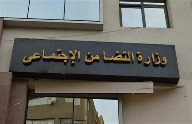 قامت وزارة التضامن الإجتماعي بالرد على الخبر الذي تم نشره في أكثر من موقع الكتروني أو بالصحف الورقية بعنوان "على طريقة البخيل وأنا.. يعول أسرته بمعاش تكافل وكرامة ووجدوا في حسابه بالبنك ٢٢ مليون جنيه"، ويشير الخبر إلي أن مواطن في مركز جرجا جنوب سوهاج يحصل علي معاش تكافل وكرامة، وعندما توفي، اكتشفت أسرته إن لديه حساب في أحد البنوك تقدر ثروته بقيمة 22 مليون جنيه مصري. تؤكد وزارة التضامن الاجتماعي أن الخبر المُشار إليه قديم، وقد سبق نشره في شهر يونيو الماضي، كما تم نفيه من قبل مديرية التضامن الاجتماعي بسوهاج في حينها بعد فحص قواعد البيانات الخاصة ببرنامج تكافل وكرامة بدقة وتم التأكد أن المواطن غير مستفيد من البرنامج بأي شكل من الأشكال. الا أن الوزارة وجدت الخبر متداولاً مرة أخرى لنؤكد مرة أخري عدم صحة الواقعة جملة وتفصيلًا، حيث إن المواطن المقصود بالخبر هو جاد عبد اللطيف محمد عطا الله أحمد وزوجته هي المواطنة بخيته محمد محمد عطا الله، وهو متوفي منذ منتصف شهر إبريل الماضي، والأسرة تصرف معاشا تأمينيا قدره ١٣٠٠ جنيه وهذا كل ما كانت تصرفه أسرة المواطن قبل وفاته كمعاش تأميني اشترك فيه المواطن طيلة فترة عمله أثناء حياته. وبالتواصل مع أفراد الأسرة بما ورد في الخبر المتداول، أكد أبناء المواطن المتوفي بأن هذا الخبر عار تمامًا من الصحة ولم يتم مخاطبتهم من أي بنك بأي خطابات تذكر. وتثمن وزارة التضامن الاجتماعي الدور الكبير الذي يقوم به الإعلام المصري في التوعية والتثقيف، وهو شريكاً أصيلًا في كافة برامج الوزارة وأنشطتها، ولذلك تحرص دائمًا على التواصل المستمر مع وسائل الإعلام ومدها بالبيانات المدققة والحقائق أولًا بأول.