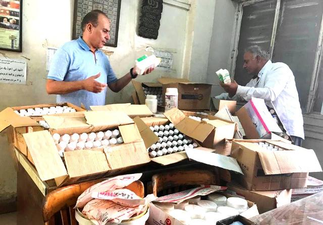 شنت مديريات الطب البيطري بالتعاون مع شرطة المسطحات المائية، حمله مكبرة في جميع انحاء الجمهورية، حيث قامت الحملات بالمرور والتفتيش على 3302 مركز لبيع وتداول الادوية واللقاحات في جميع المحافظات خلال عام 2021 وتم رصد 1354 مركز مخالف ما بين العمل بدون ترخيص ووجود ادوية منتهية الصلاحية ووجود ادوية محظورة او مجهولة المصدر وتم عمل المحاضر اللازمة بالمخالفات. يأتي في إطار توجيهات القصير وزير الزراعة واستصلاح الأراضي والمهندس مصطفى الصياد نائب وزير الزراعة للثروة الحيوانية والسمكية والداجنة لمديريات الطب البيطري بالمحافظات، بشن حملات مكبرة على مراكز بيع وتداول الأدوية البيطرية بمختلف المحافظات للكشف عن أية مخالفات تتعلق بتسجيل الأدوية البيطرية أو تداول أدوية محظورة أو تم إنتاجها بطريقة مخالفة للمواصفات القياسية المصرية، واتخاذ كافة الإجراءات القانونية نحو إغلاقها أو تقنين أوضاعها وفقًا للاشتراطات التي تحددها الجهات المختصة. وقد تم اصدار (241) قرار إداري لأغلاق العيادات والمراكز البيطرية المخالفة والتي تعمل بدون ترخيص بعدد (902) منشأة بيطرية بمحافظات: (الغربية، الإسكندرية، الشرقية، المنوفية، سوهاج، الفيوم، بنى سويف، الإسماعيلية، دمياط، القليوبية، قنا، كفر الشيخ، المنيا، الدقهلية، القاهرة، السويس، الجيزة، الأقصر، أسيوط، البحيرة، الوادي الجديد، بورسعيد، شمال سيناء، مطروح)، تم عمل (36) محضر جنح بمحافظات (المنوفية، كفر الشيخ، بنى سويف، البحيرة، القليوبية، الإسكندرية، قنا)، وتم عمل (164) محضر (اداري) بمحافظات: (الجيزة، الشرقية، بنى سويف، القليوبية، الدقهلية، السويس، المنوفية، الغربية، القاهرة، أسيوط، البحيرة، الوادي الجديد، الإسماعيلية. تم تنفيذ قرارات الاغلاق لعدد (252) مركز بيطري مخالف بمحافظات: (الشرقية، الإسكندرية، الغربية، القاهرة، الدقهلية، بورسعيد، الوادي الجديد، بنى سويف، كفر الشيخ، الإسماعيلية، الجيزة، الفيوم) ومن جهته أكد الدكتور عبد الحكيم محمود رئيس الهيئة العامة للخدمات البيطرية ان الهيئة اعتمدت عدة إجراءات تنفيذية رقابية على الأدوية واللقاحات والمستحضرات البيطرية للتأكد من اللقاحات المنتجة سواء من القطاع العام أو الخاص، وتتبع أماكن توزيعها وتخزينها ومراجعة سلسلة التبريد للقاحات لضمان وصولها إلى المربين بحالة جيدة.