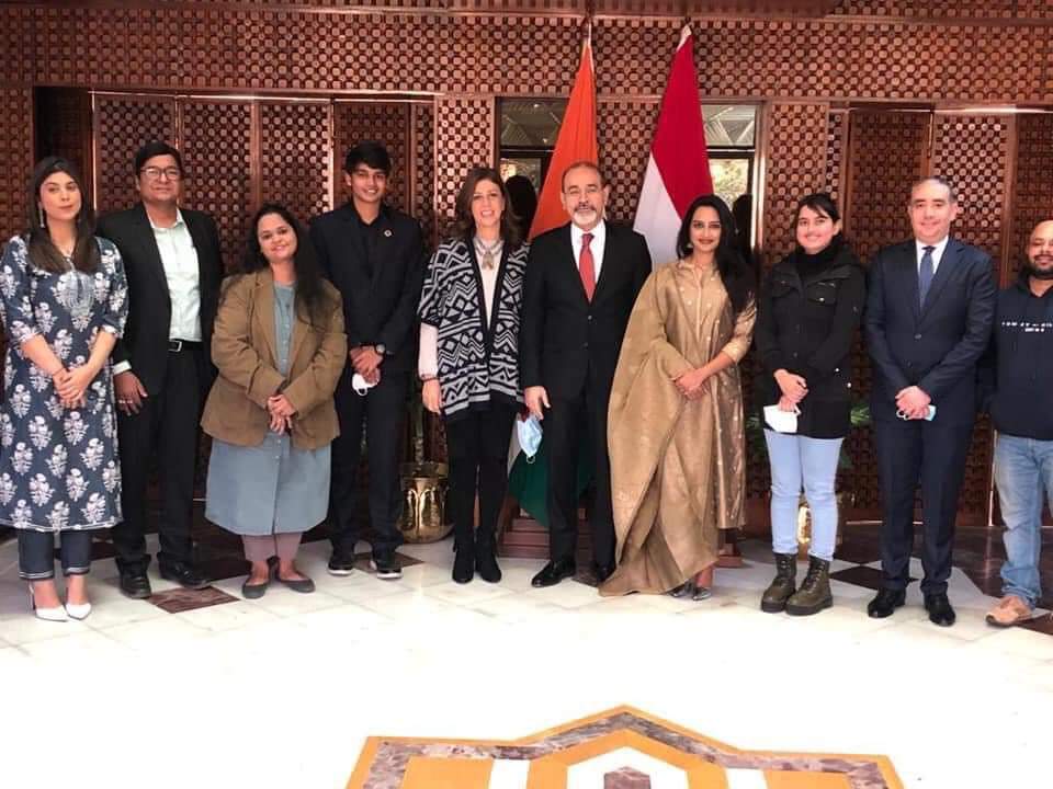 استقبل السفير وائل حامد، سفير مصر لدى الهند، عدداً من الشباب الهندي الذين شاركوا في النسخة الرابعة من مُنتدى شباب العالم التي عُقدت في مدينة شرم الشيخ في شهر يناير الجاري، مُعرباً عن التهنئة على اختيارهم للمُشاركة في المُنتدى هذا العام. وأشار في هذا الصدد إلى الاهتمام الكبير الذي يوليه كلٌ من السيد الرئيس عبد الفتاح السيسي، رئيس الجمهورية، ورئيس جمهورية الهند Ram Nath Kovind لقضايا الشباب أخذاً في الاعتبار أن أكثر من 60% من مواطني الدولتين تقل أعمارهم عن 30 عاماً. وبالتالي، فإن ذلك يعني أن مصر والهند دولتين شابتين تطمحان لتحقيق نهضة ورفاهية شعبيهما استناداً إلى سواعد الشباب في كلا البلدين. كما استعرض السفير المصري تاريخ وأهداف المُنتدى ودوره كمحفل دولي للشباب للتعبير عن آرائهم والخروج بتوصيات ومبادرات، فضلاً عن كونه منصة للتواصل بين الشباب من مختلف جنسيات العالم لعرض أفكارهم وإبداعاتهم، مُشدداً على احتياجنا إلى استمرار هذا الحوار الصريح والمُباشر بين قادة المُستقبل، أخذاً في الاعتبار تعاظُم المخاطر التي تواجه البشرية جمعاء، سواء بسبب التغيُرات المُناخية أو انتشار الأوبئة والأمراض المُعدية أو غيرها من التحديات المُشتركة. كما أشار السفير المصري إلى ما شهده المُنتدى من جلسات وورش العمل ونماذج محاكاة، مثل نموذج محاكاة "مجلس حقوق الإنسان التابع للأمم المتحدة"، إضافةً إلى العديد من الأنشطة الفنية والثقافية الأخرى مثل "مسرح شباب العالم"، التي عكست نجاح اللجنة المُنظِمة في اختيار محاور وجلسات المنتدى بشكل مُناسب. من جانبهم، أعرب الشباب الهندي عن شكرهم وتقديرهم الكبير لرعاية السيد الرئيس عبد الفتاح السيسي، رئيس الجمهورية، لهذا المُنتدى السنوي بما يُبرهن على إيمان القيادة السياسية والحكومة المصرية بقدرات الشباب وإمكاناتهم في خلق مُستقبل أفضل للعالم. كما استعرض الشباب الهندي خلفياتهم العلمية والعملية وأنشطتهم المُتنوعة داخل الهند وخارجها، وكذا انطباعاتهم الإيجابية من المُشاركة في مُختلف فعاليات مُنتدى شباب العالم. فمن ناحية، تحدث الشباب الهندي عن نتائج المُناقشات والحوارات الثرية التي تمت مع نُظرائهم من دول العالم الأخرى، مُشيدين بالتقارب في رؤى وآمال الشباب من مُختلف الجنسيات الذي يطمح لعالم أكثر أمناً وأماناً وسلاماً واستقراراً وتطوراً. ومن ناحية أخرى، أعرب الشباب الهندي عن أملهم في أن يمثل المنتدى فرصة لاستمرار التواصل مع شباب العالم من مصر والدول الأخرى، وذلك بهدف تبادُل الخبرات وتطوير شراكات وابتكارات جديدة في مُختلف المجالات، لا سيما تلك المُتعلقة بالتعليم الإلكتروني وتكنولوجيا المعلومات والتحول للاقتصاد الأخضر وزيادة الاعتماد على الطاقة المُتجددة.
