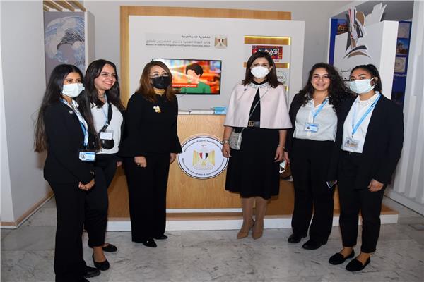 تفقدت السفيرة نبيلة مكرم عبد الشهيد، وزيرة الدولة للهجرة وشئون المصريين بالخارج، جناح الوزارة المقام على هامش فعاليات منتدى شباب العالم في نسخته الرابعة برعاية وحضور الرئيس عبدالفتاح السيسي بمدينة شرم الشيخ. كما استقبلت السفيرة نبيلة مكرم عددا من المصريين بالخارج المشاركين في المنتدى، وفي مقدمتهم الخبير العالمي الدكتور هاني عازر، وبدورهم أثنوا على دور وزارة الهجرة في مختلف المجالات التي من شأنها تعزيز ربط المصريين بالخارج بوطنهم الأم. وخلال تفقدها للجناح، أكدت وزيرة الهجرة أن مصر سباقة في طريق الحفاظ على الهوية الحضارية والثقافية وربط أبنائنا بالخارج بالوطن، مشيرة إلى الجهود المبذولة في المبادرة الرئاسية "اتكلم عربي"، والتي خطت خطوات غير مسبوقة لفتح آفاق التعاون بين الأجيال المختلفة بالخارج. وفي حديثها لرواد جناح وزارة الهجرة في منتدى شباب العالم، والذي شهد إقبالا كبيرا من وزراء وسياسيين وإعلاميين والشباب المشارك، أكدت الوزيرة تكاتف الجهود بين عدد من الوزارات والمؤسسات لتحقيق أهداف مبادرة "اتكلم عربي"، الرامية إلى الحفاظ على هويتنا والحفاظ على تقاليدنا وحضارتنا الراسخة، ونشر قيم التسامح وقبول الآخر، وهو ما نشهد ترجمته اليوم لرسالة حقيقية للعالم كله. وتابعت السفيرة نبيلة مكرم أنه تم إطلاق التطبيق الرسمي للمبادرة بعنوان "اتكلم عربي" والذي قارب عدد مستخدميه على 20 ألف مستخدم، كما يضم قسم تعليم اللغة العربية على موقع "Ta3limy" من مؤسسة فودافون للتنمية، نحو 280 كتابا إلكترونيا، و182 مقطعيا لتعليم العربية، و20 لعبة إلكترونية لترسيخ الانتماء لدى الأطفال، فضلًا عن الوصول لأكثر من 190 مليون تفاعل على كافة المنصات الخاصة بالمبادرة. وأضافت وزيرة الهجرة أننا نظمنا أكثر من 20 ملتقى لأبناء المصريين بالخارج في مصر، وعبر منصات التواصل الافتراضي، و16 معسكرا افتراضيا للأطفال خلال الجائحة، وكذلك المشاركة في "إكسبو 2020 دبي" بدولة الإمارات، وتنظيم فعاليات و5 ورش حكي للأطفال من المصريين والعرب هناك، بجانب تنظيم أول مهرجان للغة العربية للأطفال بعنوان "اتكلم عربي" متضمنا ورشة حكي وألعاب تعليمية، مؤكدة أن اللغة جسر للحوار بين الثقافات، والحفاظ عليها مسؤولية الجميع. وأشادت الوزيرة بالتعاون مع وزارة التربية والتعليم ومجمع اللغة العربية والبرلمان العربي ومنظمة "اليونسكو" ودار نهضة مصر ومؤسسة فودافون مصر للتنمية، وشركة قُدرة، وكل المشاركين من الشخصيات العامة والفنية؛ لدعمهم التطبيق وحرصهم على تحقيق أهداف التنمية المستدامة وخدمة المجتمع. وفي سياق متصل، أكدت وزيرة الهجرة أن تطبيق "اتكلم عربي" يضم مواد تعليمية بديعة في ألوانها وطريقة الحوار، ويمكن لأولياء الأمور في داخل مصر أيضا الاستفادة من المحتوى بتحميل التطبيق عبر الروابط: أندرويد: https://play.google.com/store/apps/details?id=com.nahdetmisr.flutter_ems أيفون: https://apps.apple.com/eg/app/%D8%A7%D8%AA%D9%83%D9%84%D9%85-%D8%B9%D8%B1%D8%A8%D9%8A/id1475084050 ويمتاز تطبيق "اتكلم عربي" بإتاحة التسابق بين المشتركين والوصول لترتيب عالمي، والمزج بين اللهجات العربية عند المغتربين، ولم شمل الأسرة بأنشطة تفاعلية، كما يتضمن قصصا وأغاني مناسبة للأطفال، لربطهم بتراثنا الثقافي العريق.