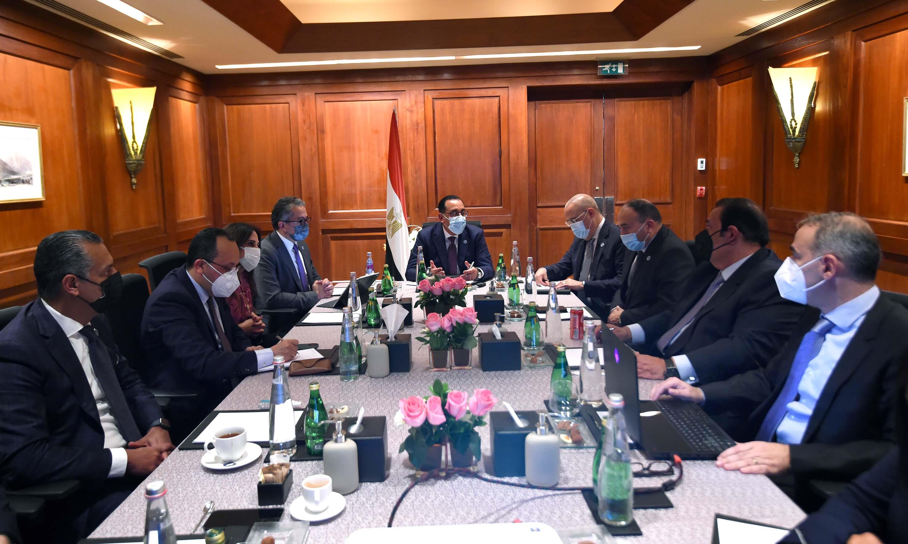 عقد الدكتور مصطفى مدبولي، رئيس مجلس الوزراء، اليوم، اجتماعاً، بمدينة شرم الشيخ، مع الدكتور عاصم الجزار، وزير الإسكان والمرافق والمجتمعات العمرانية، والدكتور خالد العناني، وزير السياحة والآثار، والمستثمر السياحي ناصر عبداللطيف رئيس مجموعة فنادق "ريكسوس العالمية"، والمهندس نادر هشام علي، عضو مجلس اتحاد الغرف السياحية، وعدد من المستثمرين والمطورين السياحيين، لاستعراض عدد من المشروعات بمدينة العلمين الجديدة. وفي بداية اللقاء، أشار الدكتور مصطفي مدبولي إلي توجيهات الرئيس عبدالفتاح السيسي، رئيس الجمهورية، بسرعة تنفيذ مشروعات سياحية واستثمارية بمدينة العلمين الجديدة، بغرض تحقيق عدة أهداف منها انعاش حركة السياحة الوافدة إلي مصر، وتنويع مفردات الجذب السياحي، وتوفير فرص عمل مستدامة، وزيادة العوائد الدولارية. وأوضح رئيس الوزراء أن هدف الدولة الحالي هو تولي القطاع الخاص قيادة قطاع السياحة، والعمل علي تذليل العقبات وتوفير كل سبل الدعم من أجل تمكينه للقيام بهذا الدور، لافتا إلي أن استغلال الفرص السياحية الواعدة في مصر يعود بالنفع علي الجانبين، حيث سيحقق للدولة اهدافها التنموية، ويحقق للقطاع الخاص العوائد الاستثمارية المرجوة. وخلال الاجتماع، ناقش رئيس الوزراء سبل تعظيم الشراكة مع المستثمرين السياحيين في مدينة العلمين الجديدة، وتصور لإقامة مناطق فندقية عالمية، واخري للتطوير العقاري. ومن جانبه، أشار ناصر عبداللطيف، إلي أنه عقد اجتماعا مع عدد من سلاسل الفنادق العالمية الفاخرة، لمناقشة فرص الاستثمار في مدينة العلمين الجديدة، مشيرا إلى أنهم أبدوا تحمسهم للاستثمار بالمدينة في ضوء الفرص الواعدة لهذه الوجهة السياحية الواعدة. واتصالا بذلك، تم استعراض مخطط مقترح لتطوير مساحة ٧.٥ مليون مترمربع، وبطول نحو ٧ كيلو علي البحر، من المقرر أن تضم عددا من الفنادق الفاخرة، وممرا مائيا متصلا بطول المشروع، ومطاعم عالمية، ومنطقة للمال والاعمال، فضلا عن مبان سكنية وادارية وتجارية.