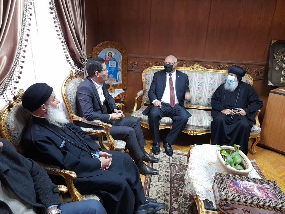 قدم الدكتور جمال سوسه رئيس جامعة بنها يرافقه عددا من قيادات الجامعة التهنئة للأنبا مكسيموس اسقف بنها وقويسنا والقمص جرجس زكى راعى كنيسة العذراء ببنها والقمص ابانوب راعى كنيسه ابانوب ببنها ولقيادات الكنيسة بمحافظة القليوبية ومنهم المهندس صلاح شكرى والدكتور رؤوف فؤاد والمهندس مينا نظمى وللأخوة الأقباط بعيد الميلاد المجيد . وقدم الدكتور جمال سوسه التهانى للأخوة الاقباط بمناسبة عيد الميلاد المجيد معربا عن تمنياته القلبية بأن يكون عيدا سعيدا وأن يحفظ مصر الغالية . مؤكدا على أهمية الوحدة الوطنية التى تميز المصريين ويتحقق من خلالها التنمية الحقيقية فى شتى المجالات. وأشار إلى أن وحدتنا تهدف إلى الترابط والإخاء والتمسك بالمبادئ والقيم الدينية التى تدعو إلى السلام والمحبة التى يتميز بها المصريون قائلا ان التاريخ القديم كافيا للتأكيد على طهارة وقداسة ارض مصر الغالية مهد الحضارات والرسالات، ومكانتها عند الله بعدما سار على أرضها المباركة الانبياء والرسل والتابعين .. ونفس التاريخ هو من يفرض علينا جميعا شرف حماية ذلك الوطن والتكاتف للحفاظ على امنه وامانه ومقدراته وهى مهمة بذل من اجلها المصريون الغالى والنفيس على مدار العقود والازمان. وفى سياق متصل اتخذت مديرية أمن القليوبية كافة التدابير الامنية لتأمين الكنائس وتسيير الحركة المرورية منها واليها بالإضافة إلي وضع حواجز مرورية لمنع السيارات من الاصطفاف أمام الكنائس المنتشرة بالمحافظة.
