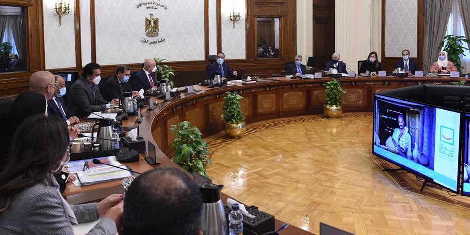 ترأس الدكتور مصطفى مدبولي، رئيس مجلس الوزراء، اجتماعاً لمتابعة الموقف التنفيذي لمشروعات المبادرة الرئاسية "حياة كريمة". وجاء الاجتماع بحضور الفريق محمد فريد حجازي، مستشار رئيس الجمهورية لمبادرة حياة كريمة، والدكتور محمد شاكر، وزير الكهرباء والطاقة المتجددة، والمهندس طارق الملا، وزير البترول والثروة المعدنية، والدكتور طارق شوقي، وزير التربية والتعليم والتعليم الفني، والدكتور خالد عبد الغفار، وزير التعليم العالي والبحث العلمي، والقائم بأعمال وزير الصحة، والدكتورة هالة السعيد، وزيرة التخطيط والتنمية الاقتصادية، واللواء محمود شعراوي، وزير التنمية المحلية، والدكتور عمرو طلعت، وزير الاتصالات وتكنولوجيا المعلومات، والدكتور عاصم الجزار، وزير الإسكان والمرافق والمجتمعات العمرانية، ونيفين القباج، وزيرة التضامن الاجتماعي، ونيفين جامع، وزيرة التجارة والصناعة، واللواء إيهاب الفار، رئيس الهيئة الهندسية للقوات المسلحة، والمهندسة راندة المنشاوي، مساعد أول رئيس مجلس الوزراء، وآية عمر، رئيس مجلس أمناء مؤسسة حياة كريمة، ومسئولي الوزارات والجهات المعنية. وفي بداية الاجتماع، أكد رئيس الوزراء على الأهمية الكبيرة للمتابعة الدقيقة لمراحل تنفيذ كل المشروعات، ومتابعة نسب التنفيذ بصفة دورية، بما يسهم في تذليل العقبات، ودفع وتيرة العمل، وضغط المعدلات الزمنية للمشروعات، لسرعة توفير الحياة الكريمة لأهالينا في الريف المصري. واستعرضت المهندسة راندة المنشاوي، مساعد أول رئيس مجلس الوزراء، الموقف العام لمشروعات المبادرة الرئاسية "حياة كريمة"، وتمت مناقشة بعض التحديات التي تواجه هذه المشروعات ومقترحات حلها، بما في ذلك المعوقات ذات الصلة بالتقسيم الإداري، وقطاع الصحة، والغاز الطبيعي، والكهرباء، والصرف الصحي، وتوفير الأراضي اللازمة لتنفيذ المشروعات. وتم التطرق خلال الاجتماع إلى موقف التجهيزات والتأثيث، حيث أوضحت أنه تم إعداد دراسة لتحديد الاحتياجات البشرية والتجهيزات المطلوبة لمراكز الخدمات الحكومية، ودراسة أخري بالتجهيزات والمعدات الخاصة بالمجمعات الزراعية الجاري تنفيذها بما في ذلك مراكز الالبان، والأجهزة والمعدات للوحدات البيطرية، ومراكز الارشاد، والجمعيات الزراعية. وشرحت المهندسة راندة المنشاوي موقف الأداء المالي للمشروعات، وموقف تخصيص الأراضي، حيث تمت الإشارة في هذا الصدد إلى ما تم تخصيصه وجار تخصيصه من أراض لتنفيذ المشروعات بلغ إجماليها 4655 قطعة أرض. وفي سياق متصل، أشار السفير نادر سعد، المتحدث الرسمي باسم رئاسة مجلس الوزراء، أن الاجتماع استعرض أيضاً تقريراً حول الموقف التنفيذي لقرى المرحلة الأولى من مشروع تطوير الريف المصري "حياة كريمة" بعدد 1437 قرية، والذي تناول نسب تنفيذ المشروعات بالقرى المستهدفة ضمن المرحلة العاجلة في مختلف القطاعات، ومن ذلك معدلات تنفيذ المجمعات الحكومية والزراعية والحرفية، ومراكز تنمية الأسرة، ووحدات طب الأسرة، وكذا نقاط الإسعاف، والعمارات السكنية، ومراكز الشباب، والمدارس، وسكن كريم، ومشروعات الطرق والكباري، ومياه الشرب والصرف الصحي، وغيرها من المشروعات التي تستهدف تحسين جودة الخدمات المقدمة للأهالي في القرى المصرية. وأشار المتحدث الرسمي إلى أن العمل على تنفيذ مشروعات مبادرة "حياة كريمة" يسير بخطى تستهدف الإسراع في معدلات التنفيذ للانتهاء من جميع الأعمال في التوقيتات المحددة وبأعلى جودة مطلوبة، والعمل على تذليل كافة التحديات، في ضوء الهدف الرئيسي الذي تسعى المبادرة لتحقيقه وهو نقلة نوعية في مستوى الحياة للمواطنين. كما عرضت آية عمر، رئيس مجلس أمناء مؤسسة حياة كريمة، ملخصا للجهود التي تقوم بها المؤسسة في عدد من القطاعات الخدمية والتنموية، بما يسهم في تمتع مواطني القرى المستهدفة بالخدمات المطلوبة.