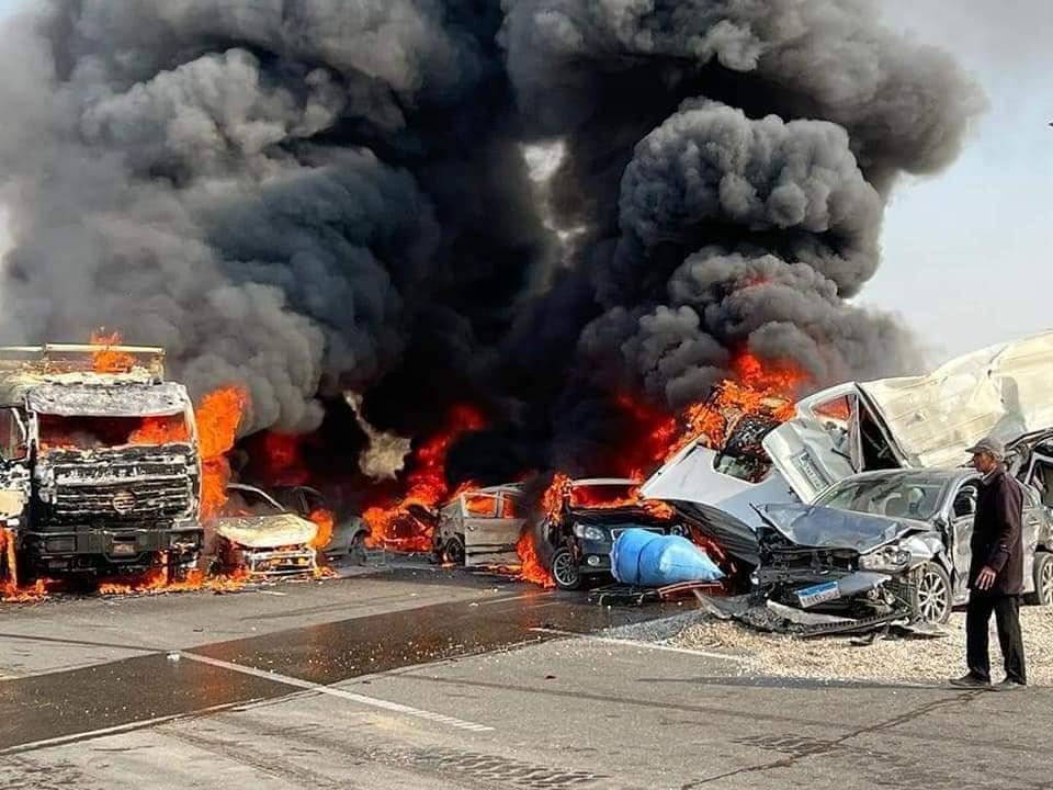 قامت الادارة العامة للمرور برفع آثار الحادث المروري المروع، الذي وقع في وقت سابق اليوم الأربعاء، على الطريق الدائري الاوسطي وإعادة حركة المرور إلى طبيعتها. كما قامت الأجهزة المعنية برفع آثار الحريق; للوقوف على أسبابه، وإخطار النيابة العامة لمباشرة التحقيق. وكان الطريق الدائري الأوسطي في الاتجاه القادم من التجمع الخامس باتجاه الفيوم، قد شهد حادث تصادم مروع عند نفق الأوتوستراد بحلوان، إثر تصادم 11 سيارة، ما أسفر عن مصرع مواطن وإصابة 8 اخرين.