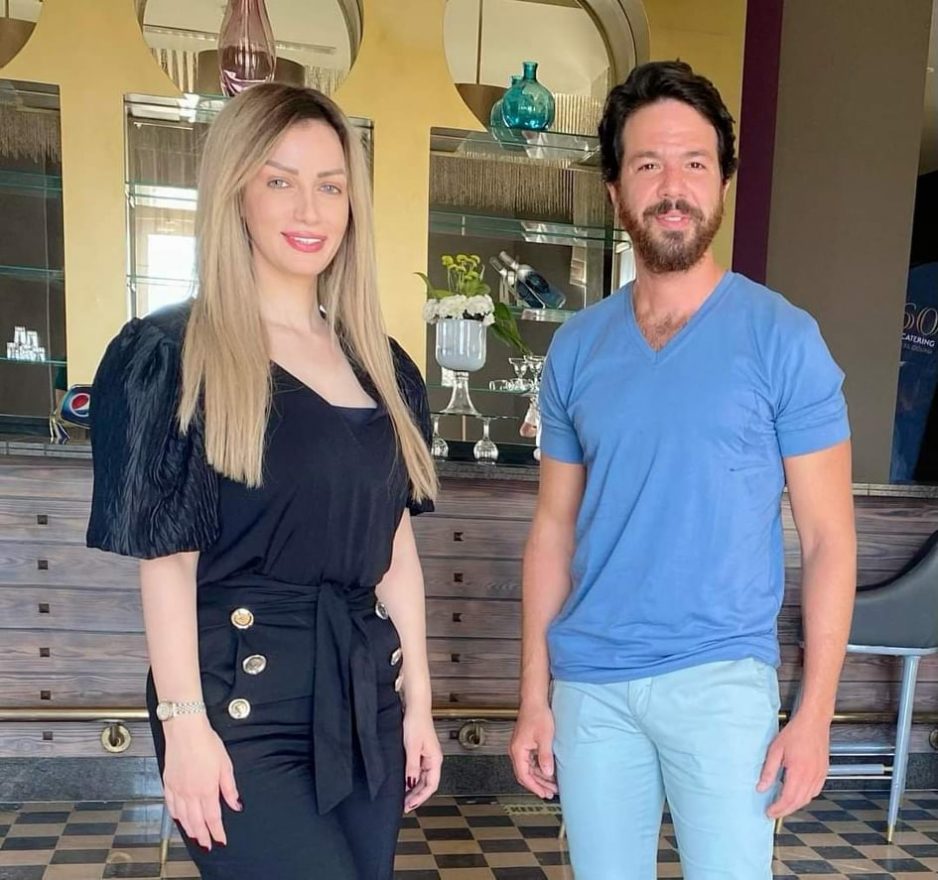 عمر الشناوي وأمير المصري في "سبوت لايت" مع شيرين سليمان يحل الفنان عمر الشناوي ضيفا على الإعلامية شيرين سليمان في الحلقة الجديدة من برنامجها "سبوت لايت" على صدى البلد، ويتحدث عمر عن علاقته بابنه ومغامراتهم على السوشيال ميديا. ويكشف كواليس مشاركته في مسلسل كلبش وحكاية اول معجبة طلبت منه التقاط صورة معه ورد فعله الكوميدي عليها، كما يكشف تفاصيل التحدي الذي خاضه قبل دخوله مجال التمثيل والصعوبات التي واجهها في بداية دخولة مجال الدراما التلفزيونية. وتستضيف أيضا في الحقة الفنان أمير المصري ويكشف كواليس خاصة عن مشاركته في مسلسل أمريكي جديد وكواليس دخوله عالم هوليوود والمواقف التي واجهته في بدايته هناك، كما يتحدث عن كواليس تصوير فيلمه الأخير ريتسا الذي شارك في بطولته مع عدد كبير من النجوم، وتحل ايضا الفنانة مي الغيطي ضيفة في الحلقة وتنحدث عن كواليس خاصة مع أمير المصري أثناء تصوير ريتسا. برنامج سبوت لايت تقدمة الإعلامية شيرين سليمان ويعرض مساء يوم الجمعة من كل أسبوع على شاشة صدى البلد في تمام الساعة العاشرة مساءً والإعادة يومي السبت و الثلاثاء الساعة ١ ظهرا علي صدي البلد ١ و يوم الاثنين ٨ مساء علي صدي البلد ٢.