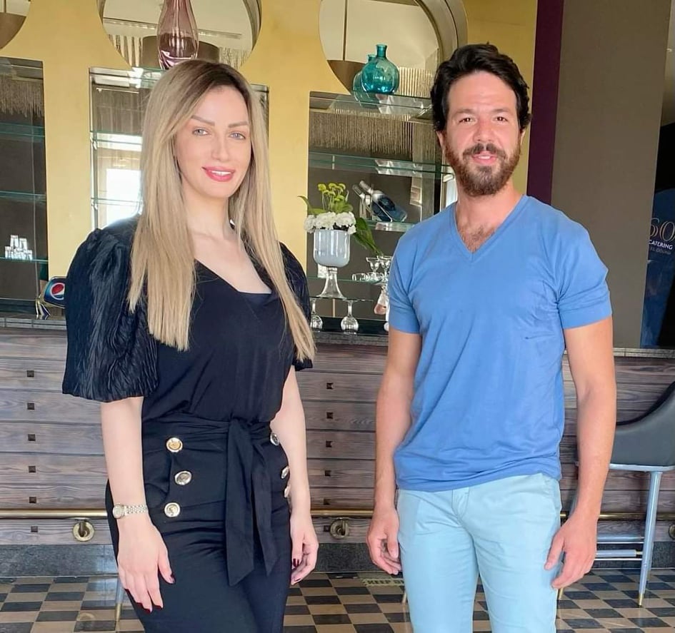 عمر الشناوي وأمير المصري في "سبوت لايت" مع شيرين سليمان يحل الفنان عمر الشناوي ضيفا على الإعلامية شيرين سليمان في الحلقة الجديدة من برنامجها "سبوت لايت" على صدى البلد، ويتحدث عمر عن علاقته بابنه ومغامراتهم على السوشيال ميديا. ويكشف كواليس مشاركته في مسلسل كلبش وحكاية اول معجبة طلبت منه التقاط صورة معه ورد فعله الكوميدي عليها، كما يكشف تفاصيل التحدي الذي خاضه قبل دخوله مجال التمثيل والصعوبات التي واجهها في بداية دخولة مجال الدراما التلفزيونية. وتستضيف أيضا في الحقة الفنان أمير المصري ويكشف كواليس خاصة عن مشاركته في مسلسل أمريكي جديد وكواليس دخوله عالم هوليوود والمواقف التي واجهته في بدايته هناك، كما يتحدث عن كواليس تصوير فيلمه الأخير ريتسا الذي شارك في بطولته مع عدد كبير من النجوم، وتحل ايضا الفنانة مي الغيطي ضيفة في الحلقة وتنحدث عن كواليس خاصة مع أمير المصري أثناء تصوير ريتسا. برنامج سبوت لايت تقدمة الإعلامية شيرين سليمان ويعرض مساء يوم الجمعة من كل أسبوع على شاشة صدى البلد في تمام الساعة العاشرة مساءً والإعادة يومي السبت و الثلاثاء الساعة ١ ظهرا علي صدي البلد ١ و يوم الاثنين ٨ مساء علي صدي البلد ٢.