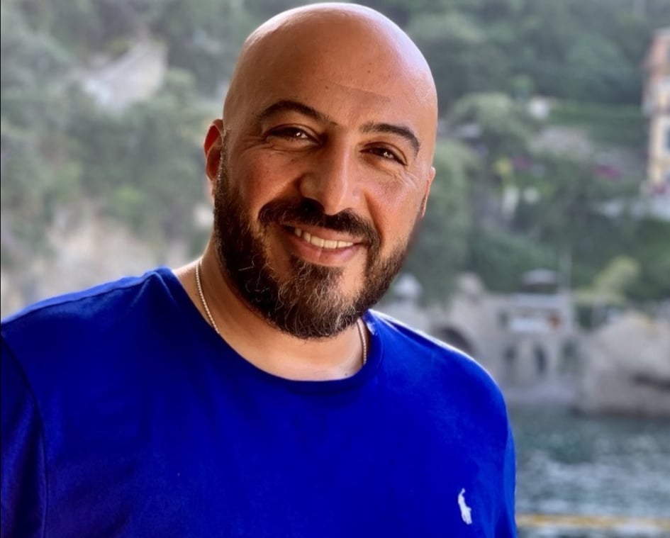 مجدي الهوارى يوضح حقيقة إقتباس مسلسله دايما عامر من مسلسل أجنبى خرج مجدي الهواري، ليرد على ما تردد حول اقتباس مسلسله «دايما عامر» من المسلسل الإسباني «Elite»، المقرر عرضه خلال الموسم الرمضاني المقبل ، ووضح في بيان صحفي اليوم قائلاً : " لقد شهدت فيلم الباشا تلميذ منذ سنوات نسخة أجنبية بعدما انتهينا من تصويره بعام" . وتابع :"إن الجميع يعلم أن معظم الأعمال التي نشاهدها هي أعمال مقتبسة من الغرب، لكن العكس أحياناً هو الصحيح، فالغرب يقتبس منا بعض الأعمال، وهناك نوع من الاقتباس قد يؤذي العمل وآخر يفيده". يذكر أن مسلسل دايماً عامر يسلط الضوء على قضايا التعليم في مصر، و يضع حلول لأزمات المدرسين وأولياء الأمور والطلاب. مسلسل «دايما عامر» بطولة مصطفى شعبان، لبلبة، عمرو عبدالجليل، ميرنا نور الدين، صلاح عبدالله، كريم عفيفي، سينتيا خليفة، محمد محمود، سماء إبراهيم، أحمد الشامي، محمد ثروت، وشريف الدسوقي.