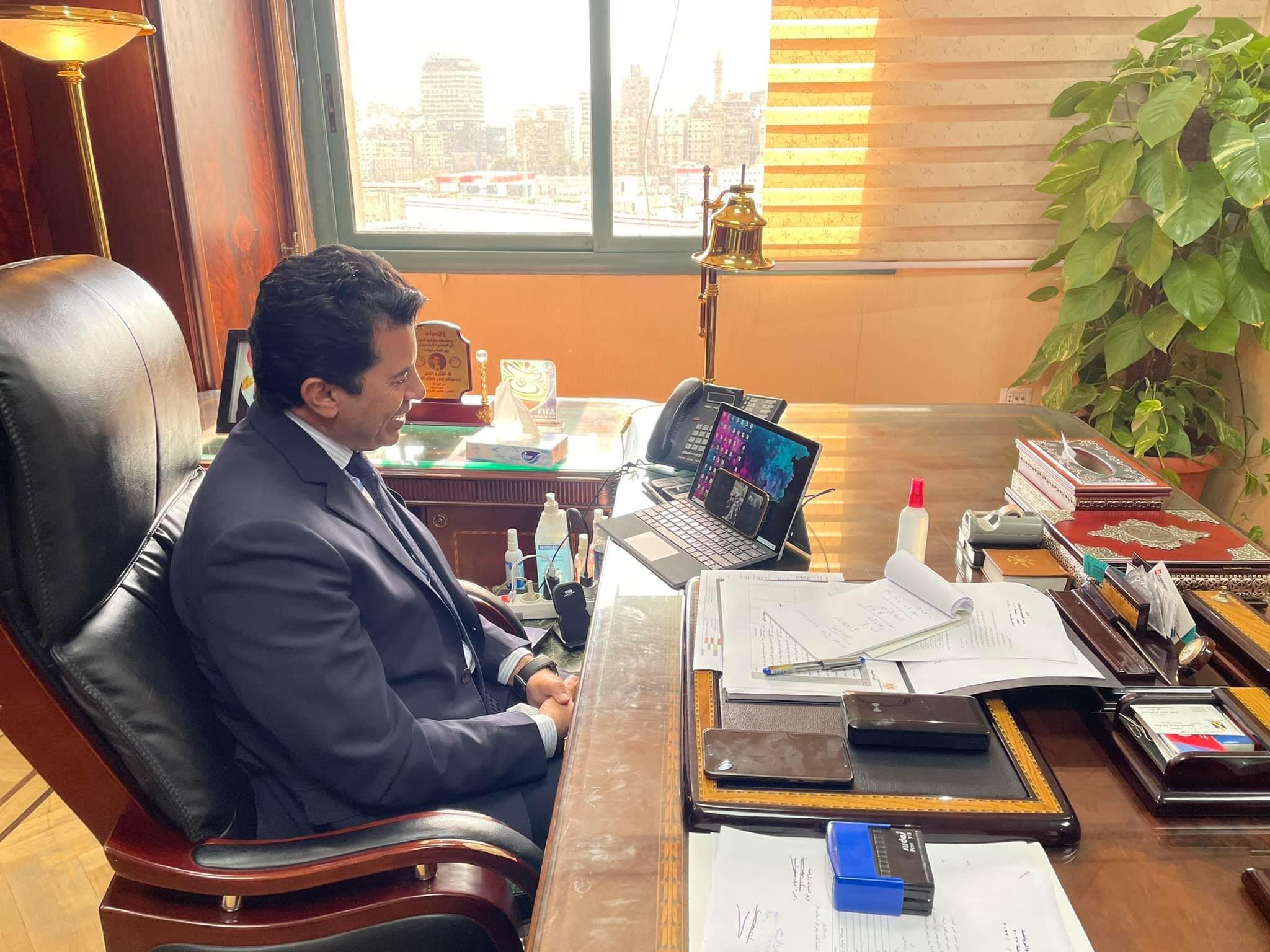 تواصل الدكتور أشرف صبحى وزير الشباب والرياضة ،اليوم الأحد من خلال تقنية الفيديو كونفرانس، مع منتخب مصر من ذوى القدرات والهمم (قصار القامة) لمشاركتهم فرحتهم بالفوز ببطولة كأس العرب التي أقيمت بمدينة شرم الشيخ تحت شعار "أنا وأنت واحد" ضمن فعاليات المهرجان العالمى الرابع لتنشيط السياحة تحت رعاية وزير الشباب والرياضة واللواء خالد فوده محافظ جنوب سيناء. شارك في البطولة دول "مصر، الأردن، السودان، سوريا، فلسطين"، بالإضافة إلى المشاركة الشرفية لمنتخب إسبانيا، واستطاع المنتخب المصرى تحقيق لقب البطولة بعد الفوز على المنتخب الأردني في المباراة النهائية. وجه وزير الشباب والرياضة كلمة لمنتخب مصر لكرة القدم لقصار القامة قدم فيها التهنئة لهم بتحقيق لقب البطولة والتي تعد بمثابة بداية قوية لهم نحو تحقيق إنجازات متتالية الفترة المقبلة، مرحباً بجميع الوفود المشاركة في البطولة، متمنياً لهم طيب الإقامة في بلدهم الثانى مصر. أعرب الوزير عن امتنانه بأن يكون هذا الفوز "فأل خير" لمباراة منتخب مصر مع نظيره المغربى مساء اليوم ضمن دور الثمانية من بطولة كأس الأمم الإفريقية التي تستضيفها الكاميرون. من جانبهم، قدم رؤساء وفود الدول الشكر والتقدير إلى وزير الشباب والرياضة على إقامة البطولة العربية لمنتخبات كرة القدم لقصار القامة على أرض مصر، وتوفير كافة الإمكانيات والتجهيزات المطلوبة، وتنظيم البطولة على أعلى مستوى، مرددين هتافات "تحيا مصر .. تحيا مصر".