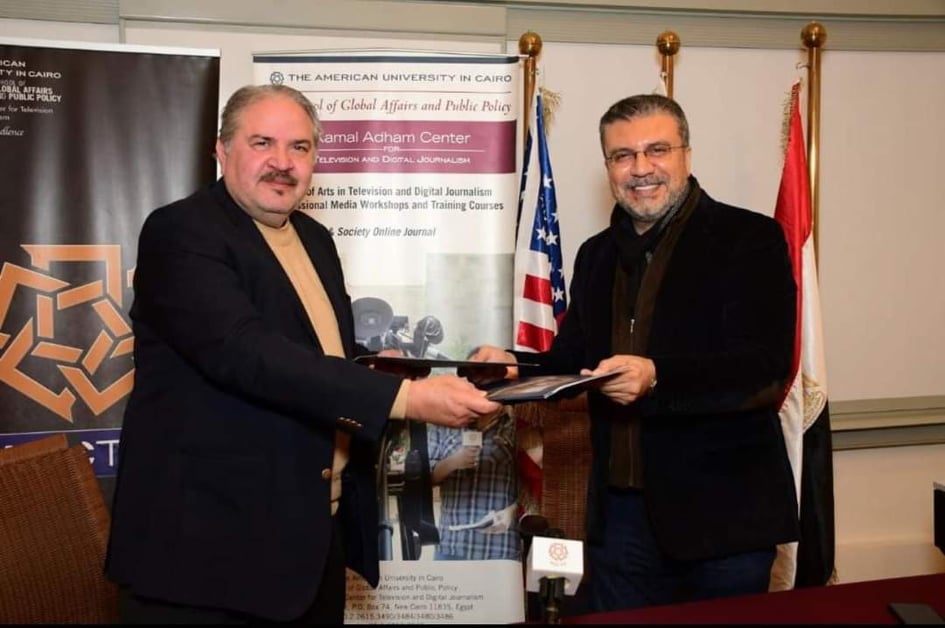 التقى الدكتور عمرو الليثى رئيس اتحاد الإذاعات الإسلامية مع الدكتور حسين أمين عميد كلية الإعلام بالجامعة الأمريكية، فور عودته إلى القاهرة، ورئيس مركز كمال أدهم، حيث تم توقيع بروتوكول تعاون بين اتحاد الإذاعات الإسلامية وكلية الإعلام الجامعة الأمريكية ومركز كمال أدهم للصحافة التليفزيونية والرقمية. و تضمن البرتوكول تبادل الخبرات فى شتي المجالات الإعلامية بين الاتحاد و كلية الإعلام من تدريب وإعداد الكوادر الإعلامية المهنية، وكذا إقامة الدورات التدريبية للإعلاميين بالدول الأعضاء، وأيضا الإنتاج الفنى والإعلامى والبرامجى والوثائقى المشترك بين الطرفين. وفي ختام اللقاء دعا الدكتور عمرو الليثى الدكتور حسين أمين لزيارة مقر اتحاد الإذاعات الإسلامية، بمدينة جدة بالمملكة العربية السعودية.