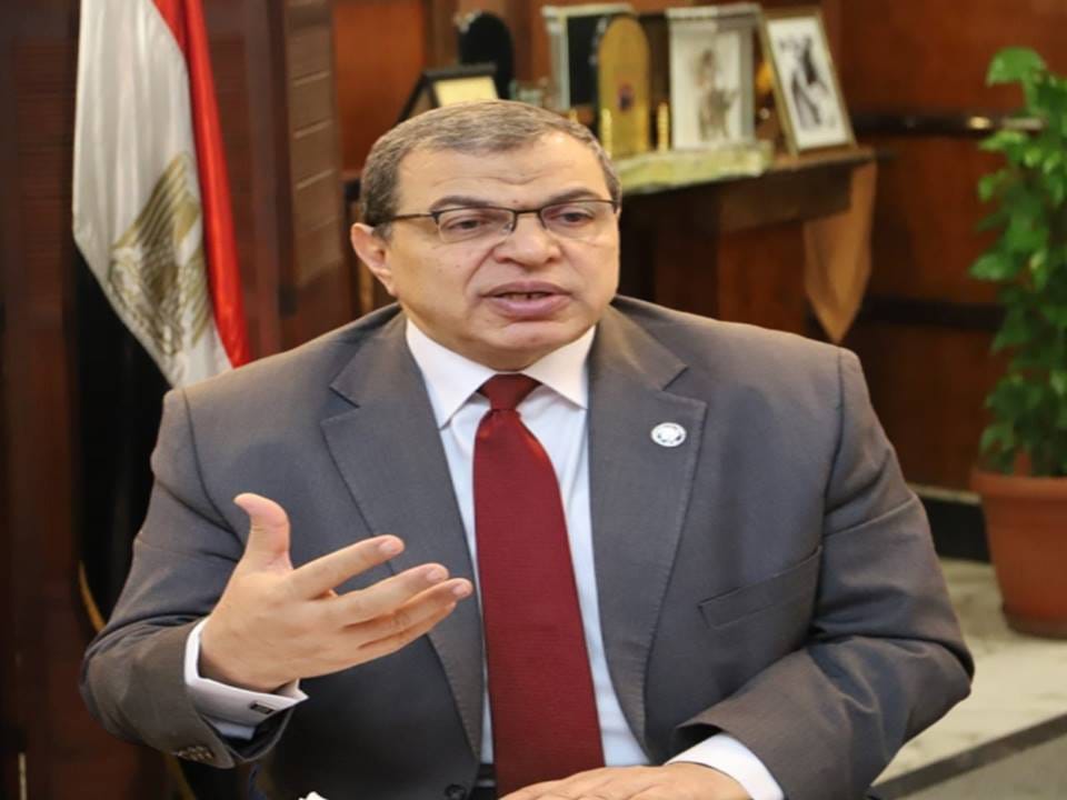 أعلن وزير القوي العاملة محمد سعفان ، أن مديرية القوي العاملة بمحافظة مرسى مطروح قامت بتعيين 108 شباب من مختلف المؤهلات بمنشآت القطاع الخاص والاستثماري، منهم شاباً من ذوي القدرات، وذلك من خلال شهادات القيد المرتدة "كعب العمل" من المسجلين بمكاتب التشغيل التابعة للمديرية والذين وصل عددهم 369 طالب عمل منهم 17 من ذوي القدرات. وأوضح عاطف حسن درويش مدير المديرية - فى تقريره للوزير عن إنجازات شهر ديسمبر الماضي- أن المديرية قامت في مجال رعاية العمالة غير المنتظمة صحياً وإجتماعياً باستكمال صرف منحة المولد النبوي الشريف بإجمالى 372 ألفاً و 500 جنيه لـ 314 عاملاً من المسجلين بالمديرية . وفى مجال السلامة والصحة المهنية قامت المديرية بالتفتيش على 101 منشأة ، والقيام بـ 17 حملة تفتيشية ، وبحث شكوتين، وذلك للتأكد من تطبيق الإجراءات الاحترازية لمواجهة تفشي فيروس كورونا المستجد، وتحرير 27 محضراً سلامة وصحة مهنية، وعقد ندوة توعية، فضلاً عن منح 17 ترخيص لمنشأة .
