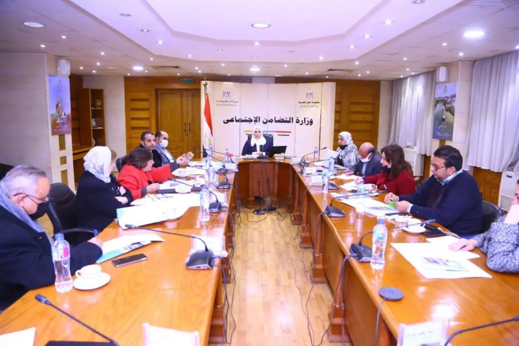 ترأست نيفين القباج وزيرة التضامن الاجتماعي الاجتماع الأول للجنة الوزارية المُشكلة بناء على قرار دولة رئيس مجلس الوزراء رقم ١٦٦٥ لسنة ٢٠٢١ بشأن بلورة مشروع دعم الآباء والأمهات نحو تعزيز التربية الإيجابية: "التربية.. مشاركة"، وذلك برئاسة وزارة التضامن الاجتماعي وعضوية كل من الوزارات المعنية بقضايا التنشئة والتربية وهم وزارات التربية والتعليم والتعليم الفني، والتعليم العالي، والداخلية، والصحة والسكان، بالإضافة إلي جهاز المخابرات العامة، والمجلس الاستشاري لكبار علماء وخبراء مصر، وأربعة خبراء من المتخصصين في علم نفس الطفولة والمراهقة، وطب الأطفال والإرشاد الأسري، والاجتماع، والاتصال الجماهيري. وتهدف المبادرة إلى تثقيف أولياء الأمور بسبل التربية الإيجابية وتعزيز الوعي الصحيح في التعامل مع الأطفال والنشء، وإتاحة الاستشارات الأسرية اللازمة لأولياء الأمور خاصة من هم في بداية حياتهم الزوجية، بالإضافة إلى توفير أنشطة عملية وأدوات توضح كيفية التعامل مع الأبناء في مختلف المراحل العمرية، هذا بالإضافة إلى الحث على التواصل مع الجهات العاملة في مجال الأسرة المصرية بشأن جهودها وأنشطتها البحثية والعلمية لبلورة مضمون المبادرة والاستفادة مما أجرته تلك الجهات من دراسات وبحوث ميدانية في قضايا التربية الأسرية. وأكدت السيدة نيفين القباج وزيرة التضامن الاجتماعي أن القيادة السياسية تحث على دمج المبادئ والقيم الصحيحة المبنية على تعزيز ثقة الأطفال بأنفسهم وتنشئتهم على السلوكيات الصحية التي تحافظ على نمائهم، بالإضافة إلى التأكيد على أهمية التعليم والثقافة واحترام الاختلاف. وأضافت القباج أن أهم تدخلات وزارة التضامن في التربية الأسرية الايجابية تتمثل في وضع منهج تثقيفي وتربوي للأسر التي لديها أطفال في الفئات العمرية المختلفة بدءًا من الميلاد وحتى 6 سنوات، ومن 7-13 سنة، ومن 14-18 سنة، وتعميم المنهج من خلال الرائدات الاجتماعيات، والحضانات، ومنظمات المجتمع المدني، والشباب من الجنسين داخل الجامعات، ووسائل الاعلام الجماهيري والتواصل الاجتماعي، هذا بالإضافة إلى تطوير قدرات الكوادر المختلفة ببرامج الوزارة، مشيرة إلي أن الوزارة تستكمل برنامج الحفاظ على كيان الأسرة المصرية "مودة" ببرامج الاستشارات الأسرية ما بعد الزواج لضمان الحفاظ على علاقة صحيحة يسودها الاحترام والمشاركة بين أفراد الأسرة. وخلص الاجتماع إلى الاتفاق على أهمية إعداد استراتيجية متكاملة لوضع رؤية التغيير المرجو إنجازه بالشراكة مع الخبراء والمتخصصين في المجال، وبالاستعانة بالخبرات الدولية في ذلك المجال، على أن يتم تنفيذ أنشطة سريعة في الوقت الحالي لحين الانتهاء من الاستراتيجية. كما تم الاتفاق على تكوين لجنة من الأطفال والنشء لتقصي آرائهم في طموحاتهم نحو التربية السليمة وفي توضيح المشكلات التي قد تضغط عليهم أو تزعجهم من القائمين عليهم مع أهمية تسليط الضوء على واجباتهم وحقوقهم، وأخيراً تم الاتفاق على اختيار سفراء التربية الايجابية من الرياضيين والفنانين والشخصيات المؤثرة في المجتمع.