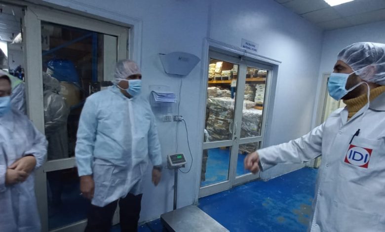 أجرى قيادات مديرية القوى العاملة ببورسعيد، جولة تفقدية بإحدى شركات الأدوية، فى إطار توجيهات وزير القوى العاملة محمد سعفان بمتابعة تطبيق الإجراءات الاحترازية لاتخاذ كافة التدابير والوقاية بالمناطق الصناعية بالتفتيش من قبل الوزارة ومديرياتها على مستوى المحافظات. وتهدف الجولة للوقاية والحد من الإصابة من جائحة فيروس كورونا المتحور "أوميكرون"، والتأكد من التزام أصحاب المصانع بتنفيذ الإجراءات الاحترازية والوقائية ، فضلا عن نشر ثقافة السلامة والصحة المهنية، وإعداد خطط الطوارئ وأهمية التدريب المهني في تشغيل الشباب وايجاد فرص عمل لائقة لهم . وقال السيد السنجابي مدير المديرية: إنه تم تطبيق إجراءات خطة الإخلاء للعاملين بشركة انترناشونال راج اجينسي للأدوية (I.D.I) شرق بورسعيد خلال المدة المحددة من قبل جهاز السلامة والصحة المهنية بالمديرية والتي ظهر منها تدريب العاملين عليها من قبل جهاز السلامة والصحة المهنية بالشركة علي أكمل وجه. ونقل السيد السنجابي مدير المديرية  خلال الجولة  ، رسالة وزير القوى العاملة محمد سعفان لرجال الأعمال والصناعة ، تؤكد أهمية توفير الدعم اللازم للعمال وزيادة الدور التوعوي والتثقيفي لهم للحفاظ على المنشآت والمترددين عليها من أجل زيادة الإنتاج وخلق فرصة عمل جديدة لأبنائنا الشباب، وضرورة توفير كافة الموارد اللازمة لدعم وتطوير صناعة الدواء فى مصر، بما يعزز من جهود الدولة لامتلاك القدرة والتكنولوجيا المطلوبة للتصنيع والإنتاج. وأكد مدير المديرية، خلال الجولة أن المديرية تقوم بزيارات مفاجئة على المصانع العاملة بالمناطق الصناعية بالمحافظة لمتابعة تطبيق الإجراءات الاحترازية والوقائية بهذه المناطق لضمان توفير الحماية للعاملين واستمرار عجلة الإنتاج وعدم توقف حركة المصانع لتحسين مستوى الاقتصاد، مؤكدة أنه فى حالة عدم الالتزام يتم اتخاذ كافة الإجراءات القانونية حيال أصحاب تلك المصانع غير الملتزمة للحد من الموجة الثانية من انتشار الفيروس والحفاظ على صحة وسلامة العاملين وأسرهم.   وشدد مدير المدرية علي أهمية نشر ثقافة السلامة والصحة بالنسبة للأفراد والمنشآت، وحماية بيئات العمل المختلفة، مشيرا إلي أهمية الندوات للتوعية للعاملين بالمنشآت لتجنب مخالفة قانون العمل وحماية لحقوق العمال والحفاظ على مسيرة الإنتاج ودفع قطار التنمية الاقتصادية ، وتأثير ذلك على اقتصاد مصرنا الحبيبة . وفى نهاية الجولة كرم هانى مدنى مدير الشركة ، مدير المديرية وتسليمه شهادة تقدير على الدور البارز الذي تقوم به المديرية وفرق العمل بها في تدريب وتشغيل الشباب من أبناء المحافظة وتنظيم الملتقيات والندوات التثقيفية في مجالات العمل المختلفة.