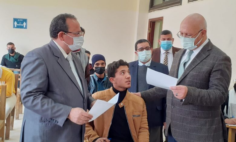 Photo of رئيس جامعة بنها يتفقد سير الامتحانات بالكليات ويؤكد على توفير سبل الراحة للطلاب