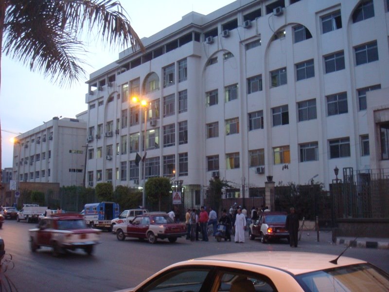 احتفل أطباء أقسام أمراض الدم والاورام والصيدله الاكلينيكيه، في مستشفيات جامعة الزقازيق بشفاء عدد من أطفال مرضى الدم والاورام، وانتهاء مرحلة العلاج الكيماوي وتعافيهم تماما . حيث تم تنظيم احتفاليه شارك فيها الأطفال، ورؤساء الاقسام والفريق الطبي المعالج من أطباء وتمريض ووزعوا الحلوى علي الأطفال، وهنئوهم بانتصارهم على المرض. وأكد القائمين على الحفل ان الهدف منه بث الأمل في نفوس باقي الأطفال، الذين لم يتماثلوا للشفاء ودافع للأطفال المتعافين لاستمرارهم في الاراده والانتظام على العلاج والمتابعه، واحتفاء بنجاح الأطباء والمستشفى في السيطرة على هذه الأمراض ودورهم في تعافي المرضى فيما لاقى الاحتفال وانسانية الفريق الطبي أثر جيد في نفوس الأطفال وذويهم.