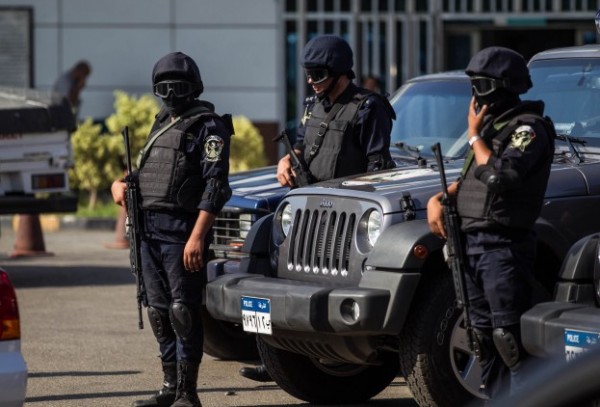 نجحت قوات الأمن بالقليوبية في ضبط ٣ اشقاء ببنها بحوزتهم كميه كبيره من المواد المخدرة بقصد الاتجار، وذلك في اطار جهود اجهزه مديرية أمن القليوبية لمكافحة الجريمة. تلقي اللواء غالب مصطفى مدير أمن القليوبية اخطارا من اللواء محمد العناني مدير مباحث القليوبيه بنجاح الساده ضباط قسم ثان بنها بقيادة المقدم محمد ثروت رئيس مباحث القسم والنقيب باسم بليغ، والنقيب محمد تاح بشن حملة امنية بنساكن الموالح ببنها. واستهدفت الحملة تجار المخدرات واوكار البلطجية في مساكن الموالح ببنها وتم القبض علي كل من؛  (ف م) والاخ (د م) والاخ (أ م) بكمية كبيرة من المواد المخدرة، وجاء ذلك في اطار الجهود الامنية المبذولة لمكافحة الجريمة بشتى صورها واستهداف وضبط حائزي المواد المخدرة وتم اتخاذ الاجراءات القانونيه الازمة.