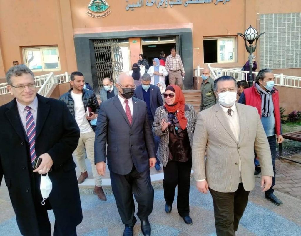 أجري الدكتور جمال سوسه رئيس جامعة بنها، جولة تفقدية بالمستشفى الجامعي للاطمئنان علي الخدمة الصحية المقدمة للمرضى ، بحضور الدكتور محمد جمال الدين الأشهب عميد كلية الطب ورئيس مجلس إدارة المستشفيات الجامعية ، والدكتور عمرو الدخاخني المدير التنفيذي  للمستشفيات الجامعية ، والدكتور محمد شاكر مدير المستشفى . وشملت الجولة تفقد رئيس الجامعة المرحلة الثانية للعمليات الموحدة عدد ٧ كبسولات جراحية بالخدمات والتى تتم طبقا لأعلى مواصفات الجودة العالمية كما تفقد وحدات العناية المتوسطة  ، بالإضافة إلى تفقد أعمال التجديدات بالجناح الاقتصادي بالمستشفى، أيضا تفقد مركز العيون من وحدات وعمليات وعيادات ، كما التقى رئيس الجامعة بعدد من المرضى واستمع إلى أرائهم ومدى رضاهم عن الخدمات الطبية المقدمة لهم.   و تأتي الزيارة في إطار متابعة سير العمل بالمستشفى الجامعي، وتطوير الأداء ومتابعة أعمال التجديدات بها، من أجل تقديم خدمة طبية وعلاجية جيدة للمرضى. وأكد " سوسه " أن الجامعة حريصة على تطوير المستشفى الجامعى، باعتبارها جزءا من دورها المجتمعي وواجهة الجامعة لدى المجتمع من خلال تقديم خدمة صحية لائقة لأهالينا المترددين على المستشفى التي لا تخدم القليوبية فقط بل تخدم محافظات الدلتا المجاورة. وأشار أن قطاع المستشفيات الجامعية، وما يشهده من أعمال تطوير يأتي وفقا للخطة الاستراتيجية الشاملة التي تتبناها الدولة المصرية ، لدعم وتطوير القطاع الصحي .