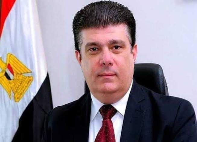 التقى اليوم الأحد حسين زين رئيس الهيئة الوطنية للإعلام بعدد من الزملاء أصحاب المعاشات وتم التوضيح لهم الخطوات التى قامت بها الوطنية للإعلام فى سبيل صرف مستحقاتهم منذ وجود الهيئة الوطنية للإعلام. وقام بتوضيح وشرح كافه التفاصيل المتعلقة بمكافآة نهاية الخدمه وكيف تم تدبير الأموال اللازمة من الموارد الذاتية للهيئة لسداد المستحقات، وجاري بشكل عاجل توفير الموارد اللازمة للانتهاء من المتبقى من عام 2018 ، واستمع رئيس الهيئة الى عدد من أرائهم و مقترحاتهم فى دعم موارد صندوق الأغراض الاجتماعية. حيث أكد لهم رئيس الهيئة أنه تم الحفاظ على صرف مكافآة نهاية الخدمة كاملة ( 150 ) شهر ، وذلك بعد الموافقة على عدة مقترحات لدعم صندوق الأغراض الاجتماعية وخلال الأسبوعين القادمين ستكون هناك جمعية عمومية لمجلس إدارة الصندوق التأميني لإقرار الضوابط اللازمة وفقاً للقانون على أن يتم الصرف للزملاء المحاليين للمعاش فى 1 / 1 / 2019 ، فور الانتهاء من تلك الإجراءات القانونية التى سوف تستغرق حوالى شهر. ويواصل رئيس الهيئة لقاءته بالعاملين من مختلف قطاعات الوطنية للإعلام لتوضيح وشرح كافة الأمور للحد من المعلومات المُضللة التى يتلقها العاملين من بعض المصادر غير المسئولة وغير الرسمية.فاصيل لقاء رئيس "الوطنية للإعلام" بعدد من أصحاب المعاشات التقى اليوم الأحد حسين زين رئيس الهيئة الوطنية للإعلام بعدد من الزملاء أصحاب المعاشات وتم التوضيح لهم الخطوات التى قامت بها الوطنية للإعلام فى سبيل صرف مستحقاتهم منذ وجود الهيئة الوطنية للإعلام. وقام بتوضيح وشرح كافه التفاصيل المتعلقة بمكافآة نهاية الخدمه وكيف تم تدبير الأموال اللازمة من الموارد الذاتية للهيئة لسداد المستحقات، وجاري بشكل عاجل توفير الموارد اللازمة للانتهاء من المتبقى من عام 2018 ، واستمع رئيس الهيئة الى عدد من أرائهم و مقترحاتهم فى دعم موارد صندوق الأغراض الاجتماعية. حيث أكد لهم رئيس الهيئة أنه تم الحفاظ على صرف مكافآة نهاية الخدمة كاملة ( 150 ) شهر ، وذلك بعد الموافقة على عدة مقترحات لدعم صندوق الأغراض الاجتماعية وخلال الأسبوعين القادمين ستكون هناك جمعية عمومية لمجلس إدارة الصندوق التأميني لإقرار الضوابط اللازمة وفقاً للقانون على أن يتم الصرف للزملاء المحاليين للمعاش فى 1 / 1 / 2019 ، فور الانتهاء من تلك الإجراءات القانونية التى سوف تستغرق حوالى شهر. ويواصل رئيس الهيئة لقاءته بالعاملين من مختلف قطاعات الوطنية للإعلام لتوضيح وشرح كافة الأمور للحد من المعلومات المُضللة التى يتلقها العاملين من بعض المصادر غير المسئولة وغير الرسمية.