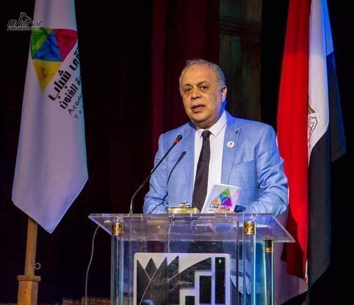 تابعت نقابة المهن التمثيلية نقيبا وأعضاء، بكل دقة ، كافة ردود الأفعال التي ظهرت في وسائل الإعلام، ومواقع التواصل الاجتماعي ، وبعض الآراء من شخصيات سياسية (منفردة او ممثلة لأحزابها) والتي جميعها دارت حول العمل الفني فيلم ''أصحاب ولا أعز ''والذي شاركت في بطولته الفنانة المصرية مني زكي عضو النقابة. ونتيجة لهذه المتابعة تؤكد النقابة علي ثوابت أساسية أهمها : أولا - أن الحفاظ علي حرية الإبداع في دولة مدنية تؤمن بالحرية جزء أساسي من وجدان الفنانين المصريين تحميه النقابة وتدافع عنه. ثانيا- أن النقابة لن تقف مكتوفة الأيدي أمام اي اعتداء لفظي او محاولة ترهيب معنويه لأي فنان مصري او النيل منه نتيجة عمل فني ساهم فيه مع مؤلفه ومخرجه ، وستقوم النقابة بدعم الفنانة مني ذكي حال محاولة البعض اتخاذ اي اجراء من أي نوع كان تجاه الفنانة عضو النقابة. ثالثا : النقابة وهي تحرص علي القيم الاصيلة للمجتمع المصري تؤكد على أن دور الفنون والقوى الناعمة أن تعالج القضايا الشائكة وأن تدق ناقوس الخطر علي ظواهر كثيرة قد تتسرب لمجتمعنا ويجب أن يتصدى لها فنانو مصر ومبدعوها بأعمالهم والتي تكشف كثيرا منها وتعطي رسالة لتنبيه الجميع ، وهذا هو دور الفن في عمومه ودور فنون التمثيل خصوصا هذا وتهيب النقابة بالجميع بعدم التعرض لأشخاص أعضائها من الفنانين لمجرد مشاركتهم في عمل قد يتفق البعض او يختلف عليه".