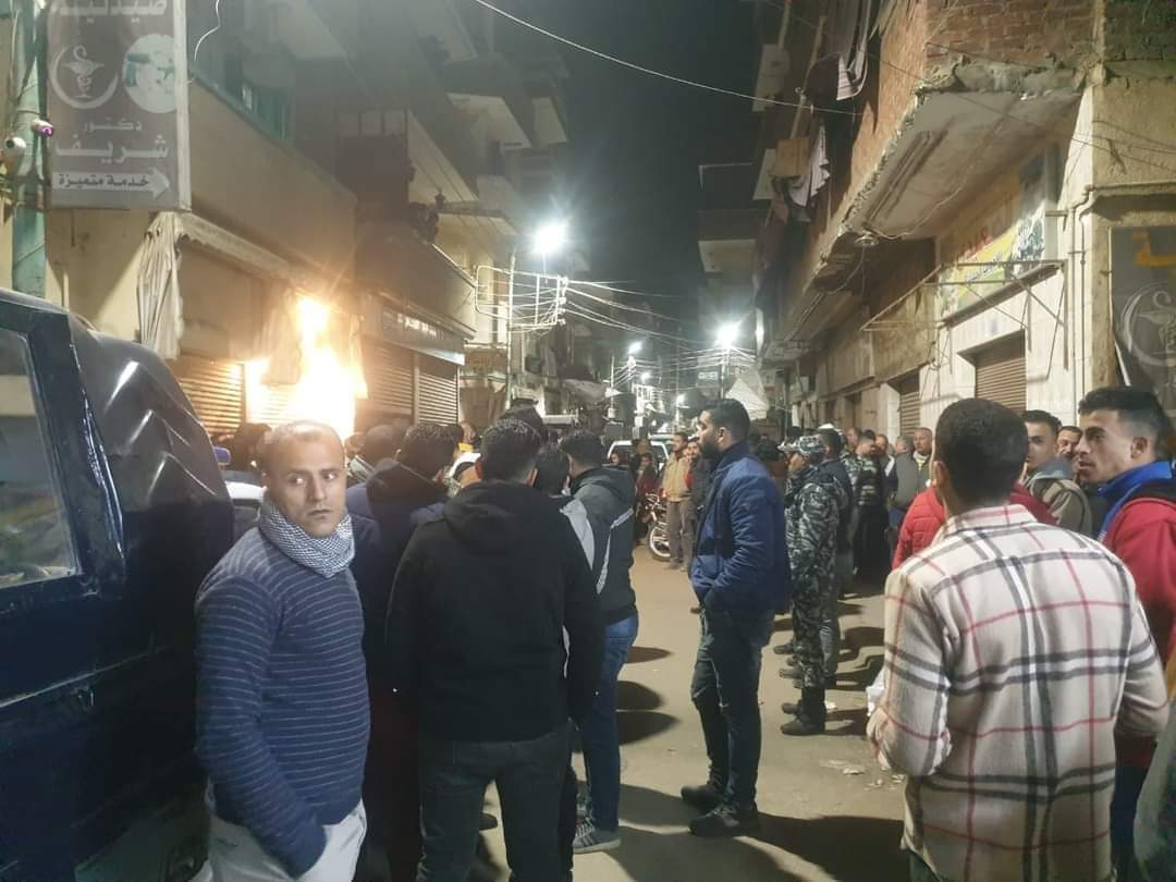 شهدت منطقة الشدية ببنها جريمة بشعة حيث عثر أهالى المنطقة على جثتى شابين شقيقان تناولا طعام مسمم وتم نقل الجثتين إلى المستشفى وتولت النيابة التحقيق وتكثف الأجهزة الأمنية جهودها لكشف غموض الواقعة . كشفت المعاينة الأولية تفاصيل العثور على جثتين لشقيقين داخل منزلهم في منطقة الشدية بمدينة بنها في محافظة القليوبية، أنهما تناولا مادة سامة أدت إلى وفاتهما. كما توصلت التحريات إلى أن شقيقهما الأكبر تعرض للتسمم منذ أسبوع، وجرى نقله لأحد المستشفيات، وجرى شفائه واليوم جرى العثور على المتوفيان عقب تسممهما، وجرى نقلهما للمستشفى وتولت الجهات المعنية التحقيق. تلقى اللواء غالب مصطفى مدير أمن القليوبية إخطارا من الرائد محمد عماد رئيس مباحث قسم أول بنها يفيد تلقيه بلاغا من الأهالى بالعثور على جثتين لشقيقين عثرا عليهما داخل منزلهما بمنطقة الشدية . انتقلت الأجهزة الأمنية لمكان الواقعة وتبين وفاة كلا من "م ح ب"٢٧ سنة وشقيقه" ط ج ب" ٢٥ سنه وتوصلت التحريات أنهما تناولا طعام مسمم أدي لوفاتهما كما توصلت التحريات إلى أن شقيقهما الأكبر وزوجته تعرض للتسمم منذ اسبوع وتم نقله لأحد المستشفيات وتم شفائه واليوم تم العثور على المتوفيان جثتان عقب تسممهما وتولت الجهات المعنية التحقي