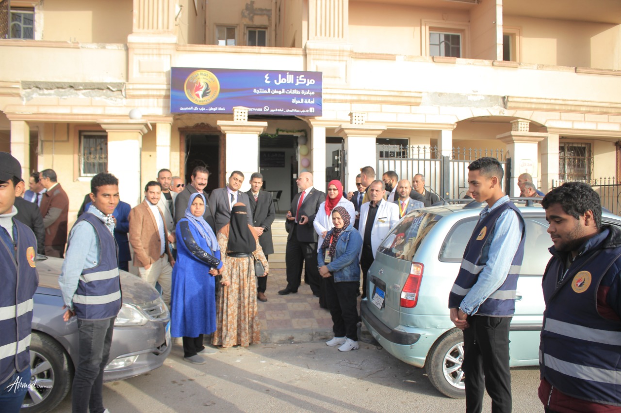 خلال افتتاح مقر العبور.."حماة الوطن" :نتعاون مع كل الأحزاب لتحقيق أهداف وطموحات الجمهورية الجديدة و"حياة كريمة" العبور الثالث للارتقاء بأوضاع المواطن المصرى. قيادات الحزب يشيدون بجهود أمانة القليوبية فى الانتشار الواسع وخدمة جماهير المحافظة افتتح قيادات حزب “حماة الوطن” بالقليوبية، أمس الاثنين؛ مقرا جديدا لفروع أمانات الحزب بمدينة العبور بمحافظة القليوبية، ليضاف هذا المقرالى فروع الأمانات الرئيسية بالقليوبية، فى إطار التوسع الحزبي فى كل مدن ومراكز محافظات مصر. كما افتتح قيادات الحزب مركز الأمل 4 بمدينة العبور لتدريب السيدات على الأعمال اليدوية، ويعمل هذا المركز علي توفير فرص عمل للمتميزات منهن وتسويق المنتجات التى ينتجها المركز فى جميع محافظات الجمهورية. أكد قيادات حزب حماة الوطن أن الحزب يحرص على التعاون مع كل الأحزاب السياسية فى سبيل صالح الوطن ولتحقيق أهداف وطموحات الجمهورية الجديدة تنفيذا لتوجيهات القيادة السياسية بضرورة الاهتمام بتلبية احتياجات المواطن البسيط.. لافتين الى أن مبادرة "حياة كريمة " التى أطلقها الرئيس عبدالفتاح السيسى لتحسين مستوى الخدمات للفئات المجتمعية الاكثر احتياجا تعد بمثابة العبور الثالث للوطن للارتقاء بأوضاع المواطن المصرى البسيط. نظم حزب "حماة الوطن" مؤتمر جماهيري حاشد بمدينة العبور على هامش افتتاح أمانة العبور لتكون إحدى الأمانات الفرعية بمحافظة القليويبة وجاء هذا الحفل بحضور اللواء أحمد العوضي النائب الأول لرئيس الحزب ورئيس لجنة الدفاع والأمن القومى بمجلس النواب، واللواء طارق نصير الأمين العام للحزب ووكيل لجنة الدفاع والأمن القومي بمجلس الشيوخ، والدكتور أحمد العطيفي أمين التنظيم بالحزب والنائبة الدكتورة راندا مصطفى وكيل لجنة التعليم والبحث العلمى والاتصالات وتكنولوجيا المعلومات بمجلس الشيوخ أمينة المرأة بحزب حماة الوطن، والدكتور أحمد يوسف أمين محافظة القليوبية، واللواء عبد العليم بركة امين التنظيم بالقليوبية، وعمرو نجيب أمين الحزب بمدينة العبور، والدكتور يسري سلامة أمين مركز بنها، وناير نبيل أمين بندر بنها، وأمناء أمانات الحزب بالمحافظة. وقدمت قيادات الحزب تهنئة الفريق جلال الهريدى رئيس الحزب للإخوة الأقباط شركاء الوطن بأعياد الميلاد المجيدة.. مؤكدين أن المصريين جميعا سيظلون نسيج واحد على قلب رجل واحد لا فرق بين مسلم ومسيحي كما اعتدنا في بلدنا الحبيب مصر. وأكد اللواء احمد العوضي النائب الأول لرئيس الحزب علي أن حماه الوطن هو حزب لكل المصريين وأن الحزب يسعي بقوه ليكون الحزب الجماهيري الأول من خلال التواجد القوى فى الشارع وخدمة أبناء الوطن وأيضا لتحقيق أهداف وطموحات الجمهورية الجديدة تنفيذا لتوجيهات القيادة السياسية. وأشار العوضي أن هناك ترابط وحب ورحمة بين المصريين بجميع فئاتهم ولايوجد أى تفرقة بين المسلم والمسيحى فى مصر، مؤكدًا أن الرئيس عبد الفتاح السيسي يؤكد دائما على مفهوم المواطنة وأن مصر قادرة بوحدة أبنائها وتضامنهم على تحقيق النهضة الاقتصادية والاجتماعية للبلاد والتنمية المستدامة فى إطار خطة 2030. وأوضح اللواء طارق نصير الأمين العام للحزب أن الرئيس عبدالفتاح السيسي رئيس الجمهورية قد فتح الباب للمجتمع المدني والأحزاب في مسانده الدولة في بعض الانشطة والخدمات لجموع الشعب وأن حزب حماة الوطن يتحرك بقوه علي الارض لمساندة المواطنين، مشيرا الى أن الحزب تواجد بقوة في المشاركة المجتمعية لمتضررى سيول أسوان وهو أكبر دليل علي تبني هذه الاستراتيجية . وأضاف نصير أن جميع قيادات الحزب تحرص على تنفيذ تعليمات الفريق جلال الهريدي رئيس الحزب بضرورة التواصل المستمرمع المواطنين لمعرفة احتياجاتهم وحل مشاكلهم على أرض الواقع والتأكيد للجميع أن حزب حماة الوطن هو حزب كل المصريين، مشيرا الى أن مبادرة "حياة كريمة " التى أطلقها الرئيس السيسى لتحسين مستوى الخدمات للفئات المجتمعية الاكثر احتياجا تعد بمثابة العبور الثالث للوطن للارتقاء بأوضاع المواطن المصرى البسيط وهذا هو هدفنا فى الحزب خلال الفترة القادمة وذلك بعد القضاء على العشوائية التى تعد أيضا العبور الثانى للوطن. وأشاد "نصير" بما تقدمه أمانة الحزب بمحافظة القليوبية من جهود كبيرة تحت قيادة الدكتور أحمد يوسف فى تقديم الخدمات للجمهوروحل مشاكلهم والانتشار الواسع على أرض الواقع فى جميع مراكز ومدن المحافظة لتحصل على التقييم الاول فى ذلك من قيادات الحزب. وشدد الدكتورأحمد العطيفي أمين التنظيم بالحزب على ضرورة الاهتمام بنشر قواعد الحزب وانشاء الامانات الفرعية بهدف التواصل مع الجماهير وتعريفهم باهداف الحزب ومدي تأثير الانشطة الاجتماعية للحزب في جذب الاعضاء الجدد للانضمام للحزب، مشيرا الى اننا نسعى جميعا خلال الحزب للارتقاء بحياة المواطن المصرى البسيط وكذلك اعلاء القيم وانكار الذات حتى تصل رسالتنا للمواطن المصرى بكل صدق وشفافية . وأضاف "العطيفي" أن حزب حماة الوطن سيبذل جهودا كبيرة لتحقيق أمال وطموحات الشعب المصرى فى الجمهورية الجديدة تنفيذا لتوجيهات القيادة السياسية. وألقت النائبة الدكتورة راندا مصطفي أمينة المرأة باحزب الضوء علي سلسلة مراكز الأمل علي مستوي الجمهورية وتكاملها في تدريب السيدات وفتح اسواق عمل لهم وتسويق منتجاتهم. وأوضحت دكتورة راندا مصطفى الى افتتاح مركز الأمل 4 بمدينة العبور لتدريب السيدات على الأعمال اليدوية وذلك بدون أى مقابل وسيتم من خلال هذا المركز توفير فرص عمل للمتميزات منهن وتسويق المنتجات التى ينتجها المركز فى جميع محافظات الجمهورية حيث سيخدم هذا المركز مشروع إسكان المحروسة "1" بالنهضة التابعة لمدينة السلام لافتة الى أن مبادرة الأمل هدفها دعم وتدريب المرأة المعيله على الحرف اليدوية والتراثية وخلق فرص عمل للسيدات. وأكد الدكتور أحمد يوسف أمين عام الحزب بالقليو بية أن سياسة العمل بأمانة المحافظة تعتمد علي عمل الفريق الواحد و تسعي دائما لنشر قواعد الحزب في المحافظة وطمأن الجميع أن أمانة القليوبية تسير في الاتجاه الصحيح لتحقيق أهداف وأيدلوجيات الحزب، لافتا الى أن افتتاح أمانة جديدة لفروع أمانات الحزب بالقليوبية بمدينة العبور لتضاف الى فروع الأمانات الرئيسية بالقليوبية وذلك فى إطار توسع الحزب بإنشاء مقرات فى كل مدن ومراكز محافظات مصر بهدف زيادة الأعضاء المنتمين إليه. وأشار الدكتور أحمد يوسف أننا نسعى لأن يكون شعار حزب لكل المصريين حقيقة على أرض الواقع وذلك من خلال مشاركة جميع اطياف المجتمع والوصول الى جميع أطراف كل قرية، لافتا الى أن ايديولوجية الحزب تركز على تحقيق العدالة الاجتماعية لكل المواطنين والتعرف على مشاكلهم ووضع حلول غير تقليدية لها . وأضاف اللواء عبدالعليم بركة مساعد الأمين العام للحزب و أمين التنظيم بالقليوبية أن أمانة الحزب بالقليوبية اعتادت ان تعقد اجتماعاتها الشهرية بإحدى أمانات المراكز والاقسام بالمحافظة لتحقيق أكبر قدر من التعارف بين أعضاء الحزب علي جميع المستويات والتفاعل وتبادل الخبرات للوقوف علي مدي ماحققته الأمانات الفرعية والنوعية علي أرض الواقع. وقال الدكتور أحمد يوسف أن أهم أهداف الحزب هو النهوض بالمواطن المصرى وتحسين أحواله وأيضا الوصول للحكم من خلال المشاركة الفعالة فى المؤسسات الانتخابية والمجالس النيابية مثل مجلسى النواب والشيوخ بالاضافة الى المجالس المحلية.