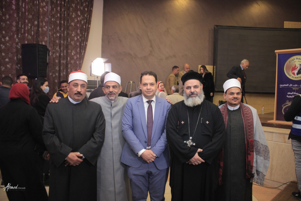 خلال افتتاح مقر العبور.."حماة الوطن" :نتعاون مع كل الأحزاب لتحقيق أهداف وطموحات الجمهورية الجديدة و"حياة كريمة" العبور الثالث للارتقاء بأوضاع المواطن المصرى. قيادات الحزب يشيدون بجهود أمانة القليوبية فى الانتشار الواسع وخدمة جماهير المحافظة افتتح قيادات حزب “حماة الوطن” بالقليوبية، أمس الاثنين؛ مقرا جديدا لفروع أمانات الحزب بمدينة العبور بمحافظة القليوبية، ليضاف هذا المقرالى فروع الأمانات الرئيسية بالقليوبية، فى إطار التوسع الحزبي فى كل مدن ومراكز محافظات مصر. كما افتتح قيادات الحزب مركز الأمل 4 بمدينة العبور لتدريب السيدات على الأعمال اليدوية، ويعمل هذا المركز علي توفير فرص عمل للمتميزات منهن وتسويق المنتجات التى ينتجها المركز فى جميع محافظات الجمهورية. أكد قيادات حزب حماة الوطن أن الحزب يحرص على التعاون مع كل الأحزاب السياسية فى سبيل صالح الوطن ولتحقيق أهداف وطموحات الجمهورية الجديدة تنفيذا لتوجيهات القيادة السياسية بضرورة الاهتمام بتلبية احتياجات المواطن البسيط.. لافتين الى أن مبادرة "حياة كريمة " التى أطلقها الرئيس عبدالفتاح السيسى لتحسين مستوى الخدمات للفئات المجتمعية الاكثر احتياجا تعد بمثابة العبور الثالث للوطن للارتقاء بأوضاع المواطن المصرى البسيط. نظم حزب "حماة الوطن" مؤتمر جماهيري حاشد بمدينة العبور على هامش افتتاح أمانة العبور لتكون إحدى الأمانات الفرعية بمحافظة القليويبة وجاء هذا الحفل بحضور اللواء أحمد العوضي النائب الأول لرئيس الحزب ورئيس لجنة الدفاع والأمن القومى بمجلس النواب، واللواء طارق نصير الأمين العام للحزب ووكيل لجنة الدفاع والأمن القومي بمجلس الشيوخ، والدكتور أحمد العطيفي أمين التنظيم بالحزب والنائبة الدكتورة راندا مصطفى وكيل لجنة التعليم والبحث العلمى والاتصالات وتكنولوجيا المعلومات بمجلس الشيوخ أمينة المرأة بحزب حماة الوطن، والدكتور أحمد يوسف أمين محافظة القليوبية، واللواء عبد العليم بركة امين التنظيم بالقليوبية، وعمرو نجيب أمين الحزب بمدينة العبور، والدكتور يسري سلامة أمين مركز بنها، وناير نبيل أمين بندر بنها، وأمناء أمانات الحزب بالمحافظة. وقدمت قيادات الحزب تهنئة الفريق جلال الهريدى رئيس الحزب للإخوة الأقباط شركاء الوطن بأعياد الميلاد المجيدة.. مؤكدين أن المصريين جميعا سيظلون نسيج واحد على قلب رجل واحد لا فرق بين مسلم ومسيحي كما اعتدنا في بلدنا الحبيب مصر. وأكد اللواء احمد العوضي النائب الأول لرئيس الحزب علي أن حماه الوطن هو حزب لكل المصريين وأن الحزب يسعي بقوه ليكون الحزب الجماهيري الأول من خلال التواجد القوى فى الشارع وخدمة أبناء الوطن وأيضا لتحقيق أهداف وطموحات الجمهورية الجديدة تنفيذا لتوجيهات القيادة السياسية. وأشار العوضي أن هناك ترابط وحب ورحمة بين المصريين بجميع فئاتهم ولايوجد أى تفرقة بين المسلم والمسيحى فى مصر، مؤكدًا أن الرئيس عبد الفتاح السيسي يؤكد دائما على مفهوم المواطنة وأن مصر قادرة بوحدة أبنائها وتضامنهم على تحقيق النهضة الاقتصادية والاجتماعية للبلاد والتنمية المستدامة فى إطار خطة 2030. وأوضح اللواء طارق نصير الأمين العام للحزب أن الرئيس عبدالفتاح السيسي رئيس الجمهورية قد فتح الباب للمجتمع المدني والأحزاب في مسانده الدولة في بعض الانشطة والخدمات لجموع الشعب وأن حزب حماة الوطن يتحرك بقوه علي الارض لمساندة المواطنين، مشيرا الى أن الحزب تواجد بقوة في المشاركة المجتمعية لمتضررى سيول أسوان وهو أكبر دليل علي تبني هذه الاستراتيجية . وأضاف نصير أن جميع قيادات الحزب تحرص على تنفيذ تعليمات الفريق جلال الهريدي رئيس الحزب بضرورة التواصل المستمرمع المواطنين لمعرفة احتياجاتهم وحل مشاكلهم على أرض الواقع والتأكيد للجميع أن حزب حماة الوطن هو حزب كل المصريين، مشيرا الى أن مبادرة "حياة كريمة " التى أطلقها الرئيس السيسى لتحسين مستوى الخدمات للفئات المجتمعية الاكثر احتياجا تعد بمثابة العبور الثالث للوطن للارتقاء بأوضاع المواطن المصرى البسيط وهذا هو هدفنا فى الحزب خلال الفترة القادمة وذلك بعد القضاء على العشوائية التى تعد أيضا العبور الثانى للوطن. وأشاد "نصير" بما تقدمه أمانة الحزب بمحافظة القليوبية من جهود كبيرة تحت قيادة الدكتور أحمد يوسف فى تقديم الخدمات للجمهوروحل مشاكلهم والانتشار الواسع على أرض الواقع فى جميع مراكز ومدن المحافظة لتحصل على التقييم الاول فى ذلك من قيادات الحزب. وشدد الدكتورأحمد العطيفي أمين التنظيم بالحزب على ضرورة الاهتمام بنشر قواعد الحزب وانشاء الامانات الفرعية بهدف التواصل مع الجماهير وتعريفهم باهداف الحزب ومدي تأثير الانشطة الاجتماعية للحزب في جذب الاعضاء الجدد للانضمام للحزب، مشيرا الى اننا نسعى جميعا خلال الحزب للارتقاء بحياة المواطن المصرى البسيط وكذلك اعلاء القيم وانكار الذات حتى تصل رسالتنا للمواطن المصرى بكل صدق وشفافية . وأضاف "العطيفي" أن حزب حماة الوطن سيبذل جهودا كبيرة لتحقيق أمال وطموحات الشعب المصرى فى الجمهورية الجديدة تنفيذا لتوجيهات القيادة السياسية. وألقت النائبة الدكتورة راندا مصطفي أمينة المرأة باحزب الضوء علي سلسلة مراكز الأمل علي مستوي الجمهورية وتكاملها في تدريب السيدات وفتح اسواق عمل لهم وتسويق منتجاتهم. وأوضحت دكتورة راندا مصطفى الى افتتاح مركز الأمل 4 بمدينة العبور لتدريب السيدات على الأعمال اليدوية وذلك بدون أى مقابل وسيتم من خلال هذا المركز توفير فرص عمل للمتميزات منهن وتسويق المنتجات التى ينتجها المركز فى جميع محافظات الجمهورية حيث سيخدم هذا المركز مشروع إسكان المحروسة "1" بالنهضة التابعة لمدينة السلام لافتة الى أن مبادرة الأمل هدفها دعم وتدريب المرأة المعيله على الحرف اليدوية والتراثية وخلق فرص عمل للسيدات. وأكد الدكتور أحمد يوسف أمين عام الحزب بالقليو بية أن سياسة العمل بأمانة المحافظة تعتمد علي عمل الفريق الواحد و تسعي دائما لنشر قواعد الحزب في المحافظة وطمأن الجميع أن أمانة القليوبية تسير في الاتجاه الصحيح لتحقيق أهداف وأيدلوجيات الحزب، لافتا الى أن افتتاح أمانة جديدة لفروع أمانات الحزب بالقليوبية بمدينة العبور لتضاف الى فروع الأمانات الرئيسية بالقليوبية وذلك فى إطار توسع الحزب بإنشاء مقرات فى كل مدن ومراكز محافظات مصر بهدف زيادة الأعضاء المنتمين إليه. وأشار الدكتور أحمد يوسف أننا نسعى لأن يكون شعار حزب لكل المصريين حقيقة على أرض الواقع وذلك من خلال مشاركة جميع اطياف المجتمع والوصول الى جميع أطراف كل قرية، لافتا الى أن ايديولوجية الحزب تركز على تحقيق العدالة الاجتماعية لكل المواطنين والتعرف على مشاكلهم ووضع حلول غير تقليدية لها . وأضاف اللواء عبدالعليم بركة مساعد الأمين العام للحزب و أمين التنظيم بالقليوبية أن أمانة الحزب بالقليوبية اعتادت ان تعقد اجتماعاتها الشهرية بإحدى أمانات المراكز والاقسام بالمحافظة لتحقيق أكبر قدر من التعارف بين أعضاء الحزب علي جميع المستويات والتفاعل وتبادل الخبرات للوقوف علي مدي ماحققته الأمانات الفرعية والنوعية علي أرض الواقع. وقال الدكتور أحمد يوسف أن أهم أهداف الحزب هو النهوض بالمواطن المصرى وتحسين أحواله وأيضا الوصول للحكم من خلال المشاركة الفعالة فى المؤسسات الانتخابية والمجالس النيابية مثل مجلسى النواب والشيوخ بالاضافة الى المجالس المحلية.