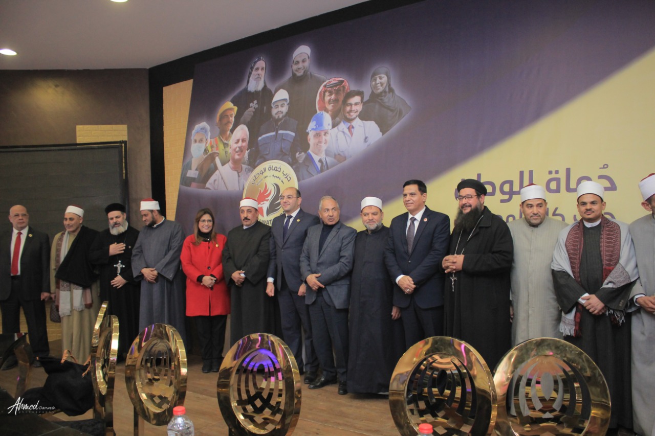 خلال افتتاح مقر العبور.."حماة الوطن" :نتعاون مع كل الأحزاب لتحقيق أهداف وطموحات الجمهورية الجديدة و"حياة كريمة" العبور الثالث للارتقاء بأوضاع المواطن المصرى. قيادات الحزب يشيدون بجهود أمانة القليوبية فى الانتشار الواسع وخدمة جماهير المحافظة افتتح قيادات حزب “حماة الوطن” بالقليوبية، أمس الاثنين؛ مقرا جديدا لفروع أمانات الحزب بمدينة العبور بمحافظة القليوبية، ليضاف هذا المقرالى فروع الأمانات الرئيسية بالقليوبية، فى إطار التوسع الحزبي فى كل مدن ومراكز محافظات مصر. كما افتتح قيادات الحزب مركز الأمل 4 بمدينة العبور لتدريب السيدات على الأعمال اليدوية، ويعمل هذا المركز علي توفير فرص عمل للمتميزات منهن وتسويق المنتجات التى ينتجها المركز فى جميع محافظات الجمهورية. أكد قيادات حزب حماة الوطن أن الحزب يحرص على التعاون مع كل الأحزاب السياسية فى سبيل صالح الوطن ولتحقيق أهداف وطموحات الجمهورية الجديدة تنفيذا لتوجيهات القيادة السياسية بضرورة الاهتمام بتلبية احتياجات المواطن البسيط.. لافتين الى أن مبادرة "حياة كريمة " التى أطلقها الرئيس عبدالفتاح السيسى لتحسين مستوى الخدمات للفئات المجتمعية الاكثر احتياجا تعد بمثابة العبور الثالث للوطن للارتقاء بأوضاع المواطن المصرى البسيط. نظم حزب "حماة الوطن" مؤتمر جماهيري حاشد بمدينة العبور على هامش افتتاح أمانة العبور لتكون إحدى الأمانات الفرعية بمحافظة القليويبة وجاء هذا الحفل بحضور اللواء أحمد العوضي النائب الأول لرئيس الحزب ورئيس لجنة الدفاع والأمن القومى بمجلس النواب، واللواء طارق نصير الأمين العام للحزب ووكيل لجنة الدفاع والأمن القومي بمجلس الشيوخ، والدكتور أحمد العطيفي أمين التنظيم بالحزب والنائبة الدكتورة راندا مصطفى وكيل لجنة التعليم والبحث العلمى والاتصالات وتكنولوجيا المعلومات بمجلس الشيوخ أمينة المرأة بحزب حماة الوطن، والدكتور أحمد يوسف أمين محافظة القليوبية، واللواء عبد العليم بركة امين التنظيم بالقليوبية، وعمرو نجيب أمين الحزب بمدينة العبور، والدكتور يسري سلامة أمين مركز بنها، وناير نبيل أمين بندر بنها، وأمناء أمانات الحزب بالمحافظة. وقدمت قيادات الحزب تهنئة الفريق جلال الهريدى رئيس الحزب للإخوة الأقباط شركاء الوطن بأعياد الميلاد المجيدة.. مؤكدين أن المصريين جميعا سيظلون نسيج واحد على قلب رجل واحد لا فرق بين مسلم ومسيحي كما اعتدنا في بلدنا الحبيب مصر. وأكد اللواء احمد العوضي النائب الأول لرئيس الحزب علي أن حماه الوطن هو حزب لكل المصريين وأن الحزب يسعي بقوه ليكون الحزب الجماهيري الأول من خلال التواجد القوى فى الشارع وخدمة أبناء الوطن وأيضا لتحقيق أهداف وطموحات الجمهورية الجديدة تنفيذا لتوجيهات القيادة السياسية. وأشار العوضي أن هناك ترابط وحب ورحمة بين المصريين بجميع فئاتهم ولايوجد أى تفرقة بين المسلم والمسيحى فى مصر، مؤكدًا أن الرئيس عبد الفتاح السيسي يؤكد دائما على مفهوم المواطنة وأن مصر قادرة بوحدة أبنائها وتضامنهم على تحقيق النهضة الاقتصادية والاجتماعية للبلاد والتنمية المستدامة فى إطار خطة 2030. وأوضح اللواء طارق نصير الأمين العام للحزب أن الرئيس عبدالفتاح السيسي رئيس الجمهورية قد فتح الباب للمجتمع المدني والأحزاب في مسانده الدولة في بعض الانشطة والخدمات لجموع الشعب وأن حزب حماة الوطن يتحرك بقوه علي الارض لمساندة المواطنين، مشيرا الى أن الحزب تواجد بقوة في المشاركة المجتمعية لمتضررى سيول أسوان وهو أكبر دليل علي تبني هذه الاستراتيجية . وأضاف نصير أن جميع قيادات الحزب تحرص على تنفيذ تعليمات الفريق جلال الهريدي رئيس الحزب بضرورة التواصل المستمرمع المواطنين لمعرفة احتياجاتهم وحل مشاكلهم على أرض الواقع والتأكيد للجميع أن حزب حماة الوطن هو حزب كل المصريين، مشيرا الى أن مبادرة "حياة كريمة " التى أطلقها الرئيس السيسى لتحسين مستوى الخدمات للفئات المجتمعية الاكثر احتياجا تعد بمثابة العبور الثالث للوطن للارتقاء بأوضاع المواطن المصرى البسيط وهذا هو هدفنا فى الحزب خلال الفترة القادمة وذلك بعد القضاء على العشوائية التى تعد أيضا العبور الثانى للوطن. وأشاد "نصير" بما تقدمه أمانة الحزب بمحافظة القليوبية من جهود كبيرة تحت قيادة الدكتور أحمد يوسف فى تقديم الخدمات للجمهوروحل مشاكلهم والانتشار الواسع على أرض الواقع فى جميع مراكز ومدن المحافظة لتحصل على التقييم الاول فى ذلك من قيادات الحزب. وشدد الدكتورأحمد العطيفي أمين التنظيم بالحزب على ضرورة الاهتمام بنشر قواعد الحزب وانشاء الامانات الفرعية بهدف التواصل مع الجماهير وتعريفهم باهداف الحزب ومدي تأثير الانشطة الاجتماعية للحزب في جذب الاعضاء الجدد للانضمام للحزب، مشيرا الى اننا نسعى جميعا خلال الحزب للارتقاء بحياة المواطن المصرى البسيط وكذلك اعلاء القيم وانكار الذات حتى تصل رسالتنا للمواطن المصرى بكل صدق وشفافية . وأضاف "العطيفي" أن حزب حماة الوطن سيبذل جهودا كبيرة لتحقيق أمال وطموحات الشعب المصرى فى الجمهورية الجديدة تنفيذا لتوجيهات القيادة السياسية. وألقت النائبة الدكتورة راندا مصطفي أمينة المرأة باحزب الضوء علي سلسلة مراكز الأمل علي مستوي الجمهورية وتكاملها في تدريب السيدات وفتح اسواق عمل لهم وتسويق منتجاتهم. وأوضحت دكتورة راندا مصطفى الى افتتاح مركز الأمل 4 بمدينة العبور لتدريب السيدات على الأعمال اليدوية وذلك بدون أى مقابل وسيتم من خلال هذا المركز توفير فرص عمل للمتميزات منهن وتسويق المنتجات التى ينتجها المركز فى جميع محافظات الجمهورية حيث سيخدم هذا المركز مشروع إسكان المحروسة "1" بالنهضة التابعة لمدينة السلام لافتة الى أن مبادرة الأمل هدفها دعم وتدريب المرأة المعيله على الحرف اليدوية والتراثية وخلق فرص عمل للسيدات. وأكد الدكتور أحمد يوسف أمين عام الحزب بالقليو بية أن سياسة العمل بأمانة المحافظة تعتمد علي عمل الفريق الواحد و تسعي دائما لنشر قواعد الحزب في المحافظة وطمأن الجميع أن أمانة القليوبية تسير في الاتجاه الصحيح لتحقيق أهداف وأيدلوجيات الحزب، لافتا الى أن افتتاح أمانة جديدة لفروع أمانات الحزب بالقليوبية بمدينة العبور لتضاف الى فروع الأمانات الرئيسية بالقليوبية وذلك فى إطار توسع الحزب بإنشاء مقرات فى كل مدن ومراكز محافظات مصر بهدف زيادة الأعضاء المنتمين إليه. وأشار الدكتور أحمد يوسف أننا نسعى لأن يكون شعار حزب لكل المصريين حقيقة على أرض الواقع وذلك من خلال مشاركة جميع اطياف المجتمع والوصول الى جميع أطراف كل قرية، لافتا الى أن ايديولوجية الحزب تركز على تحقيق العدالة الاجتماعية لكل المواطنين والتعرف على مشاكلهم ووضع حلول غير تقليدية لها . وأضاف اللواء عبدالعليم بركة مساعد الأمين العام للحزب و أمين التنظيم بالقليوبية أن أمانة الحزب بالقليوبية اعتادت ان تعقد اجتماعاتها الشهرية بإحدى أمانات المراكز والاقسام بالمحافظة لتحقيق أكبر قدر من التعارف بين أعضاء الحزب علي جميع المستويات والتفاعل وتبادل الخبرات للوقوف علي مدي ماحققته الأمانات الفرعية والنوعية علي أرض الواقع. وقال الدكتور أحمد يوسف أن أهم أهداف الحزب هو النهوض بالمواطن المصرى وتحسين أحواله وأيضا الوصول للحكم من خلال المشاركة الفعالة فى المؤسسات الانتخابية والمجالس النيابية مثل مجلسى النواب والشيوخ بالاضافة الى المجالس المحلية.