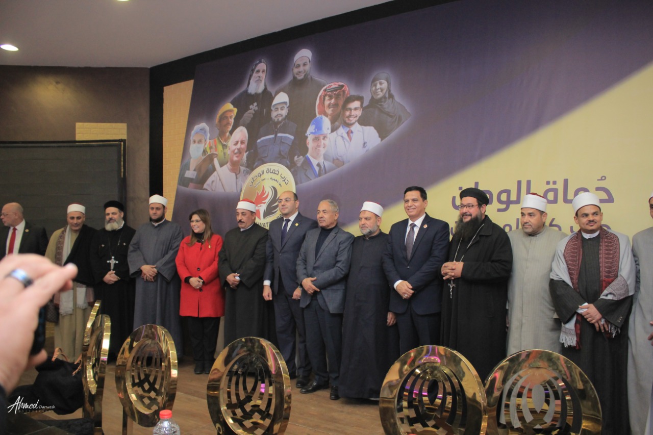 خلال افتتاح مقر العبور.."حماة الوطن" :نتعاون مع كل الأحزاب لتحقيق أهداف وطموحات الجمهورية الجديدة و"حياة كريمة" العبور الثالث للارتقاء بأوضاع المواطن المصرى. قيادات الحزب يشيدون بجهود أمانة القليوبية فى الانتشار الواسع وخدمة جماهير المحافظة افتتح قيادات حزب “حماة الوطن” بالقليوبية، أمس الاثنين؛ مقرا جديدا لفروع أمانات الحزب بمدينة العبور بمحافظة القليوبية، ليضاف هذا المقرالى فروع الأمانات الرئيسية بالقليوبية، فى إطار التوسع الحزبي فى كل مدن ومراكز محافظات مصر. كما افتتح قيادات الحزب مركز الأمل 4 بمدينة العبور لتدريب السيدات على الأعمال اليدوية، ويعمل هذا المركز علي توفير فرص عمل للمتميزات منهن وتسويق المنتجات التى ينتجها المركز فى جميع محافظات الجمهورية. أكد قيادات حزب حماة الوطن أن الحزب يحرص على التعاون مع كل الأحزاب السياسية فى سبيل صالح الوطن ولتحقيق أهداف وطموحات الجمهورية الجديدة تنفيذا لتوجيهات القيادة السياسية بضرورة الاهتمام بتلبية احتياجات المواطن البسيط.. لافتين الى أن مبادرة "حياة كريمة " التى أطلقها الرئيس عبدالفتاح السيسى لتحسين مستوى الخدمات للفئات المجتمعية الاكثر احتياجا تعد بمثابة العبور الثالث للوطن للارتقاء بأوضاع المواطن المصرى البسيط. نظم حزب "حماة الوطن" مؤتمر جماهيري حاشد بمدينة العبور على هامش افتتاح أمانة العبور لتكون إحدى الأمانات الفرعية بمحافظة القليويبة وجاء هذا الحفل بحضور اللواء أحمد العوضي النائب الأول لرئيس الحزب ورئيس لجنة الدفاع والأمن القومى بمجلس النواب، واللواء طارق نصير الأمين العام للحزب ووكيل لجنة الدفاع والأمن القومي بمجلس الشيوخ، والدكتور أحمد العطيفي أمين التنظيم بالحزب والنائبة الدكتورة راندا مصطفى وكيل لجنة التعليم والبحث العلمى والاتصالات وتكنولوجيا المعلومات بمجلس الشيوخ أمينة المرأة بحزب حماة الوطن، والدكتور أحمد يوسف أمين محافظة القليوبية، واللواء عبد العليم بركة امين التنظيم بالقليوبية، وعمرو نجيب أمين الحزب بمدينة العبور، والدكتور يسري سلامة أمين مركز بنها، وناير نبيل أمين بندر بنها، وأمناء أمانات الحزب بالمحافظة. وقدمت قيادات الحزب تهنئة الفريق جلال الهريدى رئيس الحزب للإخوة الأقباط شركاء الوطن بأعياد الميلاد المجيدة.. مؤكدين أن المصريين جميعا سيظلون نسيج واحد على قلب رجل واحد لا فرق بين مسلم ومسيحي كما اعتدنا في بلدنا الحبيب مصر. وأكد اللواء احمد العوضي النائب الأول لرئيس الحزب علي أن حماه الوطن هو حزب لكل المصريين وأن الحزب يسعي بقوه ليكون الحزب الجماهيري الأول من خلال التواجد القوى فى الشارع وخدمة أبناء الوطن وأيضا لتحقيق أهداف وطموحات الجمهورية الجديدة تنفيذا لتوجيهات القيادة السياسية. وأشار العوضي أن هناك ترابط وحب ورحمة بين المصريين بجميع فئاتهم ولايوجد أى تفرقة بين المسلم والمسيحى فى مصر، مؤكدًا أن الرئيس عبد الفتاح السيسي يؤكد دائما على مفهوم المواطنة وأن مصر قادرة بوحدة أبنائها وتضامنهم على تحقيق النهضة الاقتصادية والاجتماعية للبلاد والتنمية المستدامة فى إطار خطة 2030. وأوضح اللواء طارق نصير الأمين العام للحزب أن الرئيس عبدالفتاح السيسي رئيس الجمهورية قد فتح الباب للمجتمع المدني والأحزاب في مسانده الدولة في بعض الانشطة والخدمات لجموع الشعب وأن حزب حماة الوطن يتحرك بقوه علي الارض لمساندة المواطنين، مشيرا الى أن الحزب تواجد بقوة في المشاركة المجتمعية لمتضررى سيول أسوان وهو أكبر دليل علي تبني هذه الاستراتيجية . وأضاف نصير أن جميع قيادات الحزب تحرص على تنفيذ تعليمات الفريق جلال الهريدي رئيس الحزب بضرورة التواصل المستمرمع المواطنين لمعرفة احتياجاتهم وحل مشاكلهم على أرض الواقع والتأكيد للجميع أن حزب حماة الوطن هو حزب كل المصريين، مشيرا الى أن مبادرة "حياة كريمة " التى أطلقها الرئيس السيسى لتحسين مستوى الخدمات للفئات المجتمعية الاكثر احتياجا تعد بمثابة العبور الثالث للوطن للارتقاء بأوضاع المواطن المصرى البسيط وهذا هو هدفنا فى الحزب خلال الفترة القادمة وذلك بعد القضاء على العشوائية التى تعد أيضا العبور الثانى للوطن. وأشاد "نصير" بما تقدمه أمانة الحزب بمحافظة القليوبية من جهود كبيرة تحت قيادة الدكتور أحمد يوسف فى تقديم الخدمات للجمهوروحل مشاكلهم والانتشار الواسع على أرض الواقع فى جميع مراكز ومدن المحافظة لتحصل على التقييم الاول فى ذلك من قيادات الحزب. وشدد الدكتورأحمد العطيفي أمين التنظيم بالحزب على ضرورة الاهتمام بنشر قواعد الحزب وانشاء الامانات الفرعية بهدف التواصل مع الجماهير وتعريفهم باهداف الحزب ومدي تأثير الانشطة الاجتماعية للحزب في جذب الاعضاء الجدد للانضمام للحزب، مشيرا الى اننا نسعى جميعا خلال الحزب للارتقاء بحياة المواطن المصرى البسيط وكذلك اعلاء القيم وانكار الذات حتى تصل رسالتنا للمواطن المصرى بكل صدق وشفافية . وأضاف "العطيفي" أن حزب حماة الوطن سيبذل جهودا كبيرة لتحقيق أمال وطموحات الشعب المصرى فى الجمهورية الجديدة تنفيذا لتوجيهات القيادة السياسية. وألقت النائبة الدكتورة راندا مصطفي أمينة المرأة باحزب الضوء علي سلسلة مراكز الأمل علي مستوي الجمهورية وتكاملها في تدريب السيدات وفتح اسواق عمل لهم وتسويق منتجاتهم. وأوضحت دكتورة راندا مصطفى الى افتتاح مركز الأمل 4 بمدينة العبور لتدريب السيدات على الأعمال اليدوية وذلك بدون أى مقابل وسيتم من خلال هذا المركز توفير فرص عمل للمتميزات منهن وتسويق المنتجات التى ينتجها المركز فى جميع محافظات الجمهورية حيث سيخدم هذا المركز مشروع إسكان المحروسة "1" بالنهضة التابعة لمدينة السلام لافتة الى أن مبادرة الأمل هدفها دعم وتدريب المرأة المعيله على الحرف اليدوية والتراثية وخلق فرص عمل للسيدات. وأكد الدكتور أحمد يوسف أمين عام الحزب بالقليو بية أن سياسة العمل بأمانة المحافظة تعتمد علي عمل الفريق الواحد و تسعي دائما لنشر قواعد الحزب في المحافظة وطمأن الجميع أن أمانة القليوبية تسير في الاتجاه الصحيح لتحقيق أهداف وأيدلوجيات الحزب، لافتا الى أن افتتاح أمانة جديدة لفروع أمانات الحزب بالقليوبية بمدينة العبور لتضاف الى فروع الأمانات الرئيسية بالقليوبية وذلك فى إطار توسع الحزب بإنشاء مقرات فى كل مدن ومراكز محافظات مصر بهدف زيادة الأعضاء المنتمين إليه. وأشار الدكتور أحمد يوسف أننا نسعى لأن يكون شعار حزب لكل المصريين حقيقة على أرض الواقع وذلك من خلال مشاركة جميع اطياف المجتمع والوصول الى جميع أطراف كل قرية، لافتا الى أن ايديولوجية الحزب تركز على تحقيق العدالة الاجتماعية لكل المواطنين والتعرف على مشاكلهم ووضع حلول غير تقليدية لها . وأضاف اللواء عبدالعليم بركة مساعد الأمين العام للحزب و أمين التنظيم بالقليوبية أن أمانة الحزب بالقليوبية اعتادت ان تعقد اجتماعاتها الشهرية بإحدى أمانات المراكز والاقسام بالمحافظة لتحقيق أكبر قدر من التعارف بين أعضاء الحزب علي جميع المستويات والتفاعل وتبادل الخبرات للوقوف علي مدي ماحققته الأمانات الفرعية والنوعية علي أرض الواقع. وقال الدكتور أحمد يوسف أن أهم أهداف الحزب هو النهوض بالمواطن المصرى وتحسين أحواله وأيضا الوصول للحكم من خلال المشاركة الفعالة فى المؤسسات الانتخابية والمجالس النيابية مثل مجلسى النواب والشيوخ بالاضافة الى المجالس المحلية.