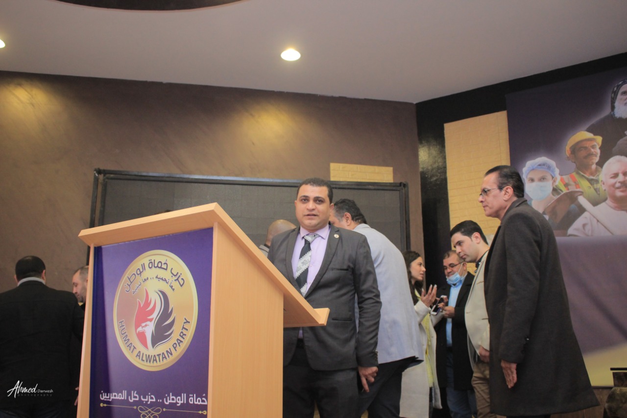خلال افتتاح مقر العبور.."حماة الوطن" :نتعاون مع كل الأحزاب لتحقيق أهداف وطموحات الجمهورية الجديدة و"حياة كريمة" العبور الثالث للارتقاء بأوضاع المواطن المصرى. قيادات الحزب يشيدون بجهود أمانة القليوبية فى الانتشار الواسع وخدمة جماهير المحافظة افتتح قيادات حزب “حماة الوطن” بالقليوبية، أمس الاثنين؛ مقرا جديدا لفروع أمانات الحزب بمدينة العبور بمحافظة القليوبية، ليضاف هذا المقرالى فروع الأمانات الرئيسية بالقليوبية، فى إطار التوسع الحزبي فى كل مدن ومراكز محافظات مصر. كما افتتح قيادات الحزب مركز الأمل 4 بمدينة العبور لتدريب السيدات على الأعمال اليدوية، ويعمل هذا المركز علي توفير فرص عمل للمتميزات منهن وتسويق المنتجات التى ينتجها المركز فى جميع محافظات الجمهورية. أكد قيادات حزب حماة الوطن أن الحزب يحرص على التعاون مع كل الأحزاب السياسية فى سبيل صالح الوطن ولتحقيق أهداف وطموحات الجمهورية الجديدة تنفيذا لتوجيهات القيادة السياسية بضرورة الاهتمام بتلبية احتياجات المواطن البسيط.. لافتين الى أن مبادرة "حياة كريمة " التى أطلقها الرئيس عبدالفتاح السيسى لتحسين مستوى الخدمات للفئات المجتمعية الاكثر احتياجا تعد بمثابة العبور الثالث للوطن للارتقاء بأوضاع المواطن المصرى البسيط. نظم حزب "حماة الوطن" مؤتمر جماهيري حاشد بمدينة العبور على هامش افتتاح أمانة العبور لتكون إحدى الأمانات الفرعية بمحافظة القليويبة وجاء هذا الحفل بحضور اللواء أحمد العوضي النائب الأول لرئيس الحزب ورئيس لجنة الدفاع والأمن القومى بمجلس النواب، واللواء طارق نصير الأمين العام للحزب ووكيل لجنة الدفاع والأمن القومي بمجلس الشيوخ، والدكتور أحمد العطيفي أمين التنظيم بالحزب والنائبة الدكتورة راندا مصطفى وكيل لجنة التعليم والبحث العلمى والاتصالات وتكنولوجيا المعلومات بمجلس الشيوخ أمينة المرأة بحزب حماة الوطن، والدكتور أحمد يوسف أمين محافظة القليوبية، واللواء عبد العليم بركة امين التنظيم بالقليوبية، وعمرو نجيب أمين الحزب بمدينة العبور، والدكتور يسري سلامة أمين مركز بنها، وناير نبيل أمين بندر بنها، وأمناء أمانات الحزب بالمحافظة. وقدمت قيادات الحزب تهنئة الفريق جلال الهريدى رئيس الحزب للإخوة الأقباط شركاء الوطن بأعياد الميلاد المجيدة.. مؤكدين أن المصريين جميعا سيظلون نسيج واحد على قلب رجل واحد لا فرق بين مسلم ومسيحي كما اعتدنا في بلدنا الحبيب مصر. وأكد اللواء احمد العوضي النائب الأول لرئيس الحزب علي أن حماه الوطن هو حزب لكل المصريين وأن الحزب يسعي بقوه ليكون الحزب الجماهيري الأول من خلال التواجد القوى فى الشارع وخدمة أبناء الوطن وأيضا لتحقيق أهداف وطموحات الجمهورية الجديدة تنفيذا لتوجيهات القيادة السياسية. وأشار العوضي أن هناك ترابط وحب ورحمة بين المصريين بجميع فئاتهم ولايوجد أى تفرقة بين المسلم والمسيحى فى مصر، مؤكدًا أن الرئيس عبد الفتاح السيسي يؤكد دائما على مفهوم المواطنة وأن مصر قادرة بوحدة أبنائها وتضامنهم على تحقيق النهضة الاقتصادية والاجتماعية للبلاد والتنمية المستدامة فى إطار خطة 2030. وأوضح اللواء طارق نصير الأمين العام للحزب أن الرئيس عبدالفتاح السيسي رئيس الجمهورية قد فتح الباب للمجتمع المدني والأحزاب في مسانده الدولة في بعض الانشطة والخدمات لجموع الشعب وأن حزب حماة الوطن يتحرك بقوه علي الارض لمساندة المواطنين، مشيرا الى أن الحزب تواجد بقوة في المشاركة المجتمعية لمتضررى سيول أسوان وهو أكبر دليل علي تبني هذه الاستراتيجية . وأضاف نصير أن جميع قيادات الحزب تحرص على تنفيذ تعليمات الفريق جلال الهريدي رئيس الحزب بضرورة التواصل المستمرمع المواطنين لمعرفة احتياجاتهم وحل مشاكلهم على أرض الواقع والتأكيد للجميع أن حزب حماة الوطن هو حزب كل المصريين، مشيرا الى أن مبادرة "حياة كريمة " التى أطلقها الرئيس السيسى لتحسين مستوى الخدمات للفئات المجتمعية الاكثر احتياجا تعد بمثابة العبور الثالث للوطن للارتقاء بأوضاع المواطن المصرى البسيط وهذا هو هدفنا فى الحزب خلال الفترة القادمة وذلك بعد القضاء على العشوائية التى تعد أيضا العبور الثانى للوطن. وأشاد "نصير" بما تقدمه أمانة الحزب بمحافظة القليوبية من جهود كبيرة تحت قيادة الدكتور أحمد يوسف فى تقديم الخدمات للجمهوروحل مشاكلهم والانتشار الواسع على أرض الواقع فى جميع مراكز ومدن المحافظة لتحصل على التقييم الاول فى ذلك من قيادات الحزب. وشدد الدكتورأحمد العطيفي أمين التنظيم بالحزب على ضرورة الاهتمام بنشر قواعد الحزب وانشاء الامانات الفرعية بهدف التواصل مع الجماهير وتعريفهم باهداف الحزب ومدي تأثير الانشطة الاجتماعية للحزب في جذب الاعضاء الجدد للانضمام للحزب، مشيرا الى اننا نسعى جميعا خلال الحزب للارتقاء بحياة المواطن المصرى البسيط وكذلك اعلاء القيم وانكار الذات حتى تصل رسالتنا للمواطن المصرى بكل صدق وشفافية . وأضاف "العطيفي" أن حزب حماة الوطن سيبذل جهودا كبيرة لتحقيق أمال وطموحات الشعب المصرى فى الجمهورية الجديدة تنفيذا لتوجيهات القيادة السياسية. وألقت النائبة الدكتورة راندا مصطفي أمينة المرأة باحزب الضوء علي سلسلة مراكز الأمل علي مستوي الجمهورية وتكاملها في تدريب السيدات وفتح اسواق عمل لهم وتسويق منتجاتهم. وأوضحت دكتورة راندا مصطفى الى افتتاح مركز الأمل 4 بمدينة العبور لتدريب السيدات على الأعمال اليدوية وذلك بدون أى مقابل وسيتم من خلال هذا المركز توفير فرص عمل للمتميزات منهن وتسويق المنتجات التى ينتجها المركز فى جميع محافظات الجمهورية حيث سيخدم هذا المركز مشروع إسكان المحروسة "1" بالنهضة التابعة لمدينة السلام لافتة الى أن مبادرة الأمل هدفها دعم وتدريب المرأة المعيله على الحرف اليدوية والتراثية وخلق فرص عمل للسيدات. وأكد الدكتور أحمد يوسف أمين عام الحزب بالقليو بية أن سياسة العمل بأمانة المحافظة تعتمد علي عمل الفريق الواحد و تسعي دائما لنشر قواعد الحزب في المحافظة وطمأن الجميع أن أمانة القليوبية تسير في الاتجاه الصحيح لتحقيق أهداف وأيدلوجيات الحزب، لافتا الى أن افتتاح أمانة جديدة لفروع أمانات الحزب بالقليوبية بمدينة العبور لتضاف الى فروع الأمانات الرئيسية بالقليوبية وذلك فى إطار توسع الحزب بإنشاء مقرات فى كل مدن ومراكز محافظات مصر بهدف زيادة الأعضاء المنتمين إليه. وأشار الدكتور أحمد يوسف أننا نسعى لأن يكون شعار حزب لكل المصريين حقيقة على أرض الواقع وذلك من خلال مشاركة جميع اطياف المجتمع والوصول الى جميع أطراف كل قرية، لافتا الى أن ايديولوجية الحزب تركز على تحقيق العدالة الاجتماعية لكل المواطنين والتعرف على مشاكلهم ووضع حلول غير تقليدية لها . وأضاف اللواء عبدالعليم بركة مساعد الأمين العام للحزب و أمين التنظيم بالقليوبية أن أمانة الحزب بالقليوبية اعتادت ان تعقد اجتماعاتها الشهرية بإحدى أمانات المراكز والاقسام بالمحافظة لتحقيق أكبر قدر من التعارف بين أعضاء الحزب علي جميع المستويات والتفاعل وتبادل الخبرات للوقوف علي مدي ماحققته الأمانات الفرعية والنوعية علي أرض الواقع. وقال الدكتور أحمد يوسف أن أهم أهداف الحزب هو النهوض بالمواطن المصرى وتحسين أحواله وأيضا الوصول للحكم من خلال المشاركة الفعالة فى المؤسسات الانتخابية والمجالس النيابية مثل مجلسى النواب والشيوخ بالاضافة الى المجالس المحلية.
