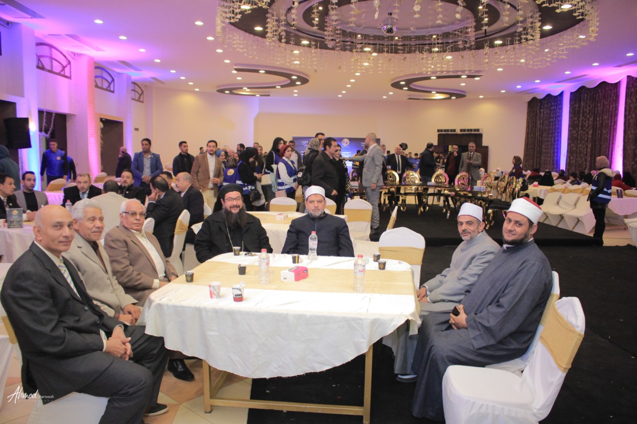 خلال افتتاح مقر العبور.."حماة الوطن" :نتعاون مع كل الأحزاب لتحقيق أهداف وطموحات الجمهورية الجديدة و"حياة كريمة" العبور الثالث للارتقاء بأوضاع المواطن المصرى. قيادات الحزب يشيدون بجهود أمانة القليوبية فى الانتشار الواسع وخدمة جماهير المحافظة افتتح قيادات حزب “حماة الوطن” بالقليوبية، أمس الاثنين؛ مقرا جديدا لفروع أمانات الحزب بمدينة العبور بمحافظة القليوبية، ليضاف هذا المقرالى فروع الأمانات الرئيسية بالقليوبية، فى إطار التوسع الحزبي فى كل مدن ومراكز محافظات مصر. كما افتتح قيادات الحزب مركز الأمل 4 بمدينة العبور لتدريب السيدات على الأعمال اليدوية، ويعمل هذا المركز علي توفير فرص عمل للمتميزات منهن وتسويق المنتجات التى ينتجها المركز فى جميع محافظات الجمهورية. أكد قيادات حزب حماة الوطن أن الحزب يحرص على التعاون مع كل الأحزاب السياسية فى سبيل صالح الوطن ولتحقيق أهداف وطموحات الجمهورية الجديدة تنفيذا لتوجيهات القيادة السياسية بضرورة الاهتمام بتلبية احتياجات المواطن البسيط.. لافتين الى أن مبادرة "حياة كريمة " التى أطلقها الرئيس عبدالفتاح السيسى لتحسين مستوى الخدمات للفئات المجتمعية الاكثر احتياجا تعد بمثابة العبور الثالث للوطن للارتقاء بأوضاع المواطن المصرى البسيط. نظم حزب "حماة الوطن" مؤتمر جماهيري حاشد بمدينة العبور على هامش افتتاح أمانة العبور لتكون إحدى الأمانات الفرعية بمحافظة القليويبة وجاء هذا الحفل بحضور اللواء أحمد العوضي النائب الأول لرئيس الحزب ورئيس لجنة الدفاع والأمن القومى بمجلس النواب، واللواء طارق نصير الأمين العام للحزب ووكيل لجنة الدفاع والأمن القومي بمجلس الشيوخ، والدكتور أحمد العطيفي أمين التنظيم بالحزب والنائبة الدكتورة راندا مصطفى وكيل لجنة التعليم والبحث العلمى والاتصالات وتكنولوجيا المعلومات بمجلس الشيوخ أمينة المرأة بحزب حماة الوطن، والدكتور أحمد يوسف أمين محافظة القليوبية، واللواء عبد العليم بركة امين التنظيم بالقليوبية، وعمرو نجيب أمين الحزب بمدينة العبور، والدكتور يسري سلامة أمين مركز بنها، وناير نبيل أمين بندر بنها، وأمناء أمانات الحزب بالمحافظة. وقدمت قيادات الحزب تهنئة الفريق جلال الهريدى رئيس الحزب للإخوة الأقباط شركاء الوطن بأعياد الميلاد المجيدة.. مؤكدين أن المصريين جميعا سيظلون نسيج واحد على قلب رجل واحد لا فرق بين مسلم ومسيحي كما اعتدنا في بلدنا الحبيب مصر. وأكد اللواء احمد العوضي النائب الأول لرئيس الحزب علي أن حماه الوطن هو حزب لكل المصريين وأن الحزب يسعي بقوه ليكون الحزب الجماهيري الأول من خلال التواجد القوى فى الشارع وخدمة أبناء الوطن وأيضا لتحقيق أهداف وطموحات الجمهورية الجديدة تنفيذا لتوجيهات القيادة السياسية. وأشار العوضي أن هناك ترابط وحب ورحمة بين المصريين بجميع فئاتهم ولايوجد أى تفرقة بين المسلم والمسيحى فى مصر، مؤكدًا أن الرئيس عبد الفتاح السيسي يؤكد دائما على مفهوم المواطنة وأن مصر قادرة بوحدة أبنائها وتضامنهم على تحقيق النهضة الاقتصادية والاجتماعية للبلاد والتنمية المستدامة فى إطار خطة 2030. وأوضح اللواء طارق نصير الأمين العام للحزب أن الرئيس عبدالفتاح السيسي رئيس الجمهورية قد فتح الباب للمجتمع المدني والأحزاب في مسانده الدولة في بعض الانشطة والخدمات لجموع الشعب وأن حزب حماة الوطن يتحرك بقوه علي الارض لمساندة المواطنين، مشيرا الى أن الحزب تواجد بقوة في المشاركة المجتمعية لمتضررى سيول أسوان وهو أكبر دليل علي تبني هذه الاستراتيجية . وأضاف نصير أن جميع قيادات الحزب تحرص على تنفيذ تعليمات الفريق جلال الهريدي رئيس الحزب بضرورة التواصل المستمرمع المواطنين لمعرفة احتياجاتهم وحل مشاكلهم على أرض الواقع والتأكيد للجميع أن حزب حماة الوطن هو حزب كل المصريين، مشيرا الى أن مبادرة "حياة كريمة " التى أطلقها الرئيس السيسى لتحسين مستوى الخدمات للفئات المجتمعية الاكثر احتياجا تعد بمثابة العبور الثالث للوطن للارتقاء بأوضاع المواطن المصرى البسيط وهذا هو هدفنا فى الحزب خلال الفترة القادمة وذلك بعد القضاء على العشوائية التى تعد أيضا العبور الثانى للوطن. وأشاد "نصير" بما تقدمه أمانة الحزب بمحافظة القليوبية من جهود كبيرة تحت قيادة الدكتور أحمد يوسف فى تقديم الخدمات للجمهوروحل مشاكلهم والانتشار الواسع على أرض الواقع فى جميع مراكز ومدن المحافظة لتحصل على التقييم الاول فى ذلك من قيادات الحزب. وشدد الدكتورأحمد العطيفي أمين التنظيم بالحزب على ضرورة الاهتمام بنشر قواعد الحزب وانشاء الامانات الفرعية بهدف التواصل مع الجماهير وتعريفهم باهداف الحزب ومدي تأثير الانشطة الاجتماعية للحزب في جذب الاعضاء الجدد للانضمام للحزب، مشيرا الى اننا نسعى جميعا خلال الحزب للارتقاء بحياة المواطن المصرى البسيط وكذلك اعلاء القيم وانكار الذات حتى تصل رسالتنا للمواطن المصرى بكل صدق وشفافية . وأضاف "العطيفي" أن حزب حماة الوطن سيبذل جهودا كبيرة لتحقيق أمال وطموحات الشعب المصرى فى الجمهورية الجديدة تنفيذا لتوجيهات القيادة السياسية. وألقت النائبة الدكتورة راندا مصطفي أمينة المرأة باحزب الضوء علي سلسلة مراكز الأمل علي مستوي الجمهورية وتكاملها في تدريب السيدات وفتح اسواق عمل لهم وتسويق منتجاتهم. وأوضحت دكتورة راندا مصطفى الى افتتاح مركز الأمل 4 بمدينة العبور لتدريب السيدات على الأعمال اليدوية وذلك بدون أى مقابل وسيتم من خلال هذا المركز توفير فرص عمل للمتميزات منهن وتسويق المنتجات التى ينتجها المركز فى جميع محافظات الجمهورية حيث سيخدم هذا المركز مشروع إسكان المحروسة "1" بالنهضة التابعة لمدينة السلام لافتة الى أن مبادرة الأمل هدفها دعم وتدريب المرأة المعيله على الحرف اليدوية والتراثية وخلق فرص عمل للسيدات. وأكد الدكتور أحمد يوسف أمين عام الحزب بالقليو بية أن سياسة العمل بأمانة المحافظة تعتمد علي عمل الفريق الواحد و تسعي دائما لنشر قواعد الحزب في المحافظة وطمأن الجميع أن أمانة القليوبية تسير في الاتجاه الصحيح لتحقيق أهداف وأيدلوجيات الحزب، لافتا الى أن افتتاح أمانة جديدة لفروع أمانات الحزب بالقليوبية بمدينة العبور لتضاف الى فروع الأمانات الرئيسية بالقليوبية وذلك فى إطار توسع الحزب بإنشاء مقرات فى كل مدن ومراكز محافظات مصر بهدف زيادة الأعضاء المنتمين إليه. وأشار الدكتور أحمد يوسف أننا نسعى لأن يكون شعار حزب لكل المصريين حقيقة على أرض الواقع وذلك من خلال مشاركة جميع اطياف المجتمع والوصول الى جميع أطراف كل قرية، لافتا الى أن ايديولوجية الحزب تركز على تحقيق العدالة الاجتماعية لكل المواطنين والتعرف على مشاكلهم ووضع حلول غير تقليدية لها . وأضاف اللواء عبدالعليم بركة مساعد الأمين العام للحزب و أمين التنظيم بالقليوبية أن أمانة الحزب بالقليوبية اعتادت ان تعقد اجتماعاتها الشهرية بإحدى أمانات المراكز والاقسام بالمحافظة لتحقيق أكبر قدر من التعارف بين أعضاء الحزب علي جميع المستويات والتفاعل وتبادل الخبرات للوقوف علي مدي ماحققته الأمانات الفرعية والنوعية علي أرض الواقع. وقال الدكتور أحمد يوسف أن أهم أهداف الحزب هو النهوض بالمواطن المصرى وتحسين أحواله وأيضا الوصول للحكم من خلال المشاركة الفعالة فى المؤسسات الانتخابية والمجالس النيابية مثل مجلسى النواب والشيوخ بالاضافة الى المجالس المحلية.
