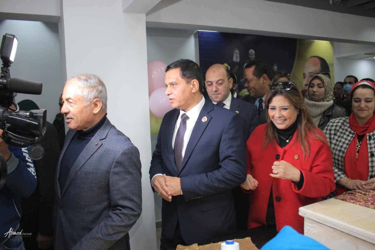 خلال افتتاح مقر العبور.."حماة الوطن" :نتعاون مع كل الأحزاب لتحقيق أهداف وطموحات الجمهورية الجديدة و"حياة كريمة" العبور الثالث للارتقاء بأوضاع المواطن المصرى. قيادات الحزب يشيدون بجهود أمانة القليوبية فى الانتشار الواسع وخدمة جماهير المحافظة افتتح قيادات حزب “حماة الوطن” بالقليوبية، أمس الاثنين؛ مقرا جديدا لفروع أمانات الحزب بمدينة العبور بمحافظة القليوبية، ليضاف هذا المقرالى فروع الأمانات الرئيسية بالقليوبية، فى إطار التوسع الحزبي فى كل مدن ومراكز محافظات مصر. كما افتتح قيادات الحزب مركز الأمل 4 بمدينة العبور لتدريب السيدات على الأعمال اليدوية، ويعمل هذا المركز علي توفير فرص عمل للمتميزات منهن وتسويق المنتجات التى ينتجها المركز فى جميع محافظات الجمهورية. أكد قيادات حزب حماة الوطن أن الحزب يحرص على التعاون مع كل الأحزاب السياسية فى سبيل صالح الوطن ولتحقيق أهداف وطموحات الجمهورية الجديدة تنفيذا لتوجيهات القيادة السياسية بضرورة الاهتمام بتلبية احتياجات المواطن البسيط.. لافتين الى أن مبادرة "حياة كريمة " التى أطلقها الرئيس عبدالفتاح السيسى لتحسين مستوى الخدمات للفئات المجتمعية الاكثر احتياجا تعد بمثابة العبور الثالث للوطن للارتقاء بأوضاع المواطن المصرى البسيط. نظم حزب "حماة الوطن" مؤتمر جماهيري حاشد بمدينة العبور على هامش افتتاح أمانة العبور لتكون إحدى الأمانات الفرعية بمحافظة القليويبة وجاء هذا الحفل بحضور اللواء أحمد العوضي النائب الأول لرئيس الحزب ورئيس لجنة الدفاع والأمن القومى بمجلس النواب، واللواء طارق نصير الأمين العام للحزب ووكيل لجنة الدفاع والأمن القومي بمجلس الشيوخ، والدكتور أحمد العطيفي أمين التنظيم بالحزب والنائبة الدكتورة راندا مصطفى وكيل لجنة التعليم والبحث العلمى والاتصالات وتكنولوجيا المعلومات بمجلس الشيوخ أمينة المرأة بحزب حماة الوطن، والدكتور أحمد يوسف أمين محافظة القليوبية، واللواء عبد العليم بركة امين التنظيم بالقليوبية، وعمرو نجيب أمين الحزب بمدينة العبور، والدكتور يسري سلامة أمين مركز بنها، وناير نبيل أمين بندر بنها، وأمناء أمانات الحزب بالمحافظة. وقدمت قيادات الحزب تهنئة الفريق جلال الهريدى رئيس الحزب للإخوة الأقباط شركاء الوطن بأعياد الميلاد المجيدة.. مؤكدين أن المصريين جميعا سيظلون نسيج واحد على قلب رجل واحد لا فرق بين مسلم ومسيحي كما اعتدنا في بلدنا الحبيب مصر. وأكد اللواء احمد العوضي النائب الأول لرئيس الحزب علي أن حماه الوطن هو حزب لكل المصريين وأن الحزب يسعي بقوه ليكون الحزب الجماهيري الأول من خلال التواجد القوى فى الشارع وخدمة أبناء الوطن وأيضا لتحقيق أهداف وطموحات الجمهورية الجديدة تنفيذا لتوجيهات القيادة السياسية. وأشار العوضي أن هناك ترابط وحب ورحمة بين المصريين بجميع فئاتهم ولايوجد أى تفرقة بين المسلم والمسيحى فى مصر، مؤكدًا أن الرئيس عبد الفتاح السيسي يؤكد دائما على مفهوم المواطنة وأن مصر قادرة بوحدة أبنائها وتضامنهم على تحقيق النهضة الاقتصادية والاجتماعية للبلاد والتنمية المستدامة فى إطار خطة 2030. وأوضح اللواء طارق نصير الأمين العام للحزب أن الرئيس عبدالفتاح السيسي رئيس الجمهورية قد فتح الباب للمجتمع المدني والأحزاب في مسانده الدولة في بعض الانشطة والخدمات لجموع الشعب وأن حزب حماة الوطن يتحرك بقوه علي الارض لمساندة المواطنين، مشيرا الى أن الحزب تواجد بقوة في المشاركة المجتمعية لمتضررى سيول أسوان وهو أكبر دليل علي تبني هذه الاستراتيجية . وأضاف نصير أن جميع قيادات الحزب تحرص على تنفيذ تعليمات الفريق جلال الهريدي رئيس الحزب بضرورة التواصل المستمرمع المواطنين لمعرفة احتياجاتهم وحل مشاكلهم على أرض الواقع والتأكيد للجميع أن حزب حماة الوطن هو حزب كل المصريين، مشيرا الى أن مبادرة "حياة كريمة " التى أطلقها الرئيس السيسى لتحسين مستوى الخدمات للفئات المجتمعية الاكثر احتياجا تعد بمثابة العبور الثالث للوطن للارتقاء بأوضاع المواطن المصرى البسيط وهذا هو هدفنا فى الحزب خلال الفترة القادمة وذلك بعد القضاء على العشوائية التى تعد أيضا العبور الثانى للوطن. وأشاد "نصير" بما تقدمه أمانة الحزب بمحافظة القليوبية من جهود كبيرة تحت قيادة الدكتور أحمد يوسف فى تقديم الخدمات للجمهوروحل مشاكلهم والانتشار الواسع على أرض الواقع فى جميع مراكز ومدن المحافظة لتحصل على التقييم الاول فى ذلك من قيادات الحزب. وشدد الدكتورأحمد العطيفي أمين التنظيم بالحزب على ضرورة الاهتمام بنشر قواعد الحزب وانشاء الامانات الفرعية بهدف التواصل مع الجماهير وتعريفهم باهداف الحزب ومدي تأثير الانشطة الاجتماعية للحزب في جذب الاعضاء الجدد للانضمام للحزب، مشيرا الى اننا نسعى جميعا خلال الحزب للارتقاء بحياة المواطن المصرى البسيط وكذلك اعلاء القيم وانكار الذات حتى تصل رسالتنا للمواطن المصرى بكل صدق وشفافية . وأضاف "العطيفي" أن حزب حماة الوطن سيبذل جهودا كبيرة لتحقيق أمال وطموحات الشعب المصرى فى الجمهورية الجديدة تنفيذا لتوجيهات القيادة السياسية. وألقت النائبة الدكتورة راندا مصطفي أمينة المرأة باحزب الضوء علي سلسلة مراكز الأمل علي مستوي الجمهورية وتكاملها في تدريب السيدات وفتح اسواق عمل لهم وتسويق منتجاتهم. وأوضحت دكتورة راندا مصطفى الى افتتاح مركز الأمل 4 بمدينة العبور لتدريب السيدات على الأعمال اليدوية وذلك بدون أى مقابل وسيتم من خلال هذا المركز توفير فرص عمل للمتميزات منهن وتسويق المنتجات التى ينتجها المركز فى جميع محافظات الجمهورية حيث سيخدم هذا المركز مشروع إسكان المحروسة "1" بالنهضة التابعة لمدينة السلام لافتة الى أن مبادرة الأمل هدفها دعم وتدريب المرأة المعيله على الحرف اليدوية والتراثية وخلق فرص عمل للسيدات. وأكد الدكتور أحمد يوسف أمين عام الحزب بالقليو بية أن سياسة العمل بأمانة المحافظة تعتمد علي عمل الفريق الواحد و تسعي دائما لنشر قواعد الحزب في المحافظة وطمأن الجميع أن أمانة القليوبية تسير في الاتجاه الصحيح لتحقيق أهداف وأيدلوجيات الحزب، لافتا الى أن افتتاح أمانة جديدة لفروع أمانات الحزب بالقليوبية بمدينة العبور لتضاف الى فروع الأمانات الرئيسية بالقليوبية وذلك فى إطار توسع الحزب بإنشاء مقرات فى كل مدن ومراكز محافظات مصر بهدف زيادة الأعضاء المنتمين إليه. وأشار الدكتور أحمد يوسف أننا نسعى لأن يكون شعار حزب لكل المصريين حقيقة على أرض الواقع وذلك من خلال مشاركة جميع اطياف المجتمع والوصول الى جميع أطراف كل قرية، لافتا الى أن ايديولوجية الحزب تركز على تحقيق العدالة الاجتماعية لكل المواطنين والتعرف على مشاكلهم ووضع حلول غير تقليدية لها . وأضاف اللواء عبدالعليم بركة مساعد الأمين العام للحزب و أمين التنظيم بالقليوبية أن أمانة الحزب بالقليوبية اعتادت ان تعقد اجتماعاتها الشهرية بإحدى أمانات المراكز والاقسام بالمحافظة لتحقيق أكبر قدر من التعارف بين أعضاء الحزب علي جميع المستويات والتفاعل وتبادل الخبرات للوقوف علي مدي ماحققته الأمانات الفرعية والنوعية علي أرض الواقع. وقال الدكتور أحمد يوسف أن أهم أهداف الحزب هو النهوض بالمواطن المصرى وتحسين أحواله وأيضا الوصول للحكم من خلال المشاركة الفعالة فى المؤسسات الانتخابية والمجالس النيابية مثل مجلسى النواب والشيوخ بالاضافة الى المجالس المحلية.