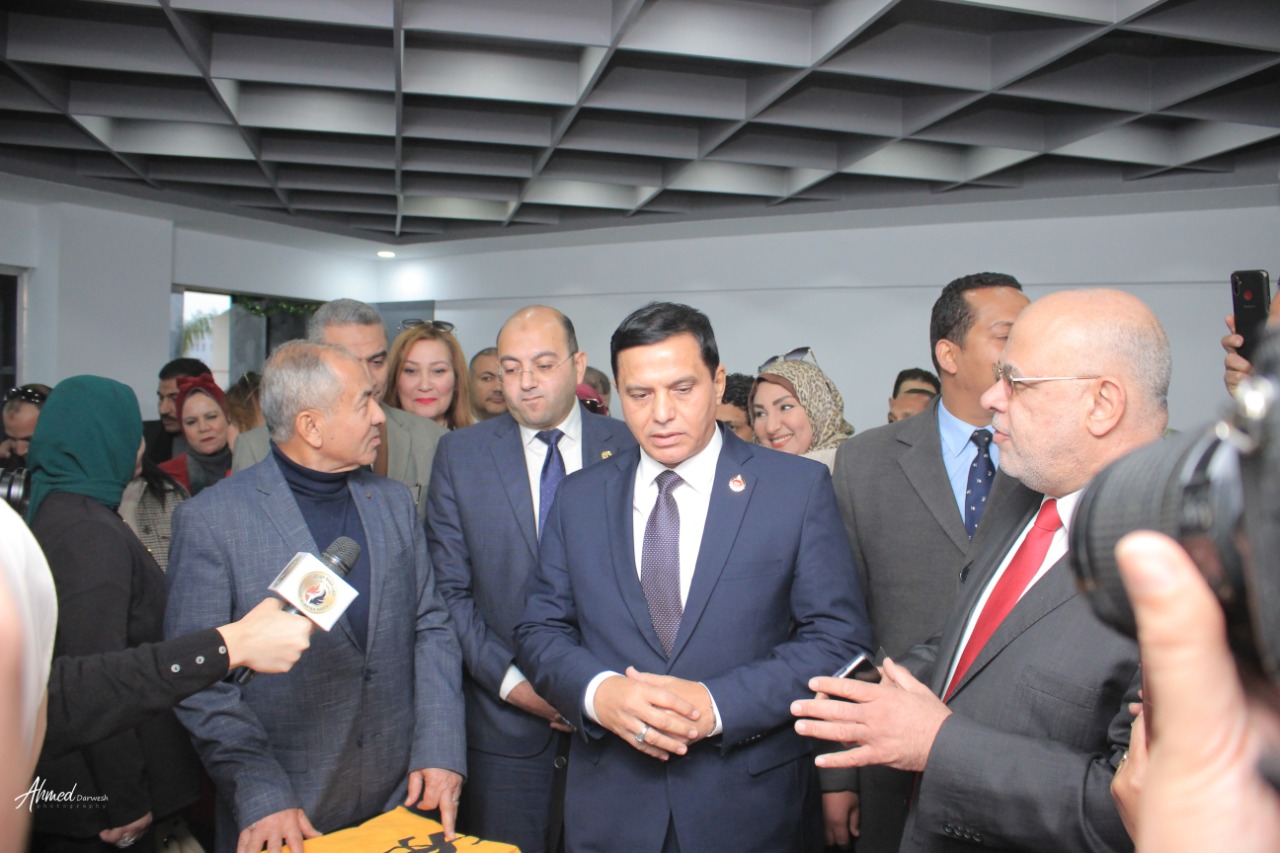 خلال افتتاح مقر العبور.."حماة الوطن" :نتعاون مع كل الأحزاب لتحقيق أهداف وطموحات الجمهورية الجديدة و"حياة كريمة" العبور الثالث للارتقاء بأوضاع المواطن المصرى. قيادات الحزب يشيدون بجهود أمانة القليوبية فى الانتشار الواسع وخدمة جماهير المحافظة افتتح قيادات حزب “حماة الوطن” بالقليوبية، أمس الاثنين؛ مقرا جديدا لفروع أمانات الحزب بمدينة العبور بمحافظة القليوبية، ليضاف هذا المقرالى فروع الأمانات الرئيسية بالقليوبية، فى إطار التوسع الحزبي فى كل مدن ومراكز محافظات مصر. كما افتتح قيادات الحزب مركز الأمل 4 بمدينة العبور لتدريب السيدات على الأعمال اليدوية، ويعمل هذا المركز علي توفير فرص عمل للمتميزات منهن وتسويق المنتجات التى ينتجها المركز فى جميع محافظات الجمهورية. أكد قيادات حزب حماة الوطن أن الحزب يحرص على التعاون مع كل الأحزاب السياسية فى سبيل صالح الوطن ولتحقيق أهداف وطموحات الجمهورية الجديدة تنفيذا لتوجيهات القيادة السياسية بضرورة الاهتمام بتلبية احتياجات المواطن البسيط.. لافتين الى أن مبادرة "حياة كريمة " التى أطلقها الرئيس عبدالفتاح السيسى لتحسين مستوى الخدمات للفئات المجتمعية الاكثر احتياجا تعد بمثابة العبور الثالث للوطن للارتقاء بأوضاع المواطن المصرى البسيط. نظم حزب "حماة الوطن" مؤتمر جماهيري حاشد بمدينة العبور على هامش افتتاح أمانة العبور لتكون إحدى الأمانات الفرعية بمحافظة القليويبة وجاء هذا الحفل بحضور اللواء أحمد العوضي النائب الأول لرئيس الحزب ورئيس لجنة الدفاع والأمن القومى بمجلس النواب، واللواء طارق نصير الأمين العام للحزب ووكيل لجنة الدفاع والأمن القومي بمجلس الشيوخ، والدكتور أحمد العطيفي أمين التنظيم بالحزب والنائبة الدكتورة راندا مصطفى وكيل لجنة التعليم والبحث العلمى والاتصالات وتكنولوجيا المعلومات بمجلس الشيوخ أمينة المرأة بحزب حماة الوطن، والدكتور أحمد يوسف أمين محافظة القليوبية، واللواء عبد العليم بركة امين التنظيم بالقليوبية، وعمرو نجيب أمين الحزب بمدينة العبور، والدكتور يسري سلامة أمين مركز بنها، وناير نبيل أمين بندر بنها، وأمناء أمانات الحزب بالمحافظة. وقدمت قيادات الحزب تهنئة الفريق جلال الهريدى رئيس الحزب للإخوة الأقباط شركاء الوطن بأعياد الميلاد المجيدة.. مؤكدين أن المصريين جميعا سيظلون نسيج واحد على قلب رجل واحد لا فرق بين مسلم ومسيحي كما اعتدنا في بلدنا الحبيب مصر. وأكد اللواء احمد العوضي النائب الأول لرئيس الحزب علي أن حماه الوطن هو حزب لكل المصريين وأن الحزب يسعي بقوه ليكون الحزب الجماهيري الأول من خلال التواجد القوى فى الشارع وخدمة أبناء الوطن وأيضا لتحقيق أهداف وطموحات الجمهورية الجديدة تنفيذا لتوجيهات القيادة السياسية. وأشار العوضي أن هناك ترابط وحب ورحمة بين المصريين بجميع فئاتهم ولايوجد أى تفرقة بين المسلم والمسيحى فى مصر، مؤكدًا أن الرئيس عبد الفتاح السيسي يؤكد دائما على مفهوم المواطنة وأن مصر قادرة بوحدة أبنائها وتضامنهم على تحقيق النهضة الاقتصادية والاجتماعية للبلاد والتنمية المستدامة فى إطار خطة 2030. وأوضح اللواء طارق نصير الأمين العام للحزب أن الرئيس عبدالفتاح السيسي رئيس الجمهورية قد فتح الباب للمجتمع المدني والأحزاب في مسانده الدولة في بعض الانشطة والخدمات لجموع الشعب وأن حزب حماة الوطن يتحرك بقوه علي الارض لمساندة المواطنين، مشيرا الى أن الحزب تواجد بقوة في المشاركة المجتمعية لمتضررى سيول أسوان وهو أكبر دليل علي تبني هذه الاستراتيجية . وأضاف نصير أن جميع قيادات الحزب تحرص على تنفيذ تعليمات الفريق جلال الهريدي رئيس الحزب بضرورة التواصل المستمرمع المواطنين لمعرفة احتياجاتهم وحل مشاكلهم على أرض الواقع والتأكيد للجميع أن حزب حماة الوطن هو حزب كل المصريين، مشيرا الى أن مبادرة "حياة كريمة " التى أطلقها الرئيس السيسى لتحسين مستوى الخدمات للفئات المجتمعية الاكثر احتياجا تعد بمثابة العبور الثالث للوطن للارتقاء بأوضاع المواطن المصرى البسيط وهذا هو هدفنا فى الحزب خلال الفترة القادمة وذلك بعد القضاء على العشوائية التى تعد أيضا العبور الثانى للوطن. وأشاد "نصير" بما تقدمه أمانة الحزب بمحافظة القليوبية من جهود كبيرة تحت قيادة الدكتور أحمد يوسف فى تقديم الخدمات للجمهوروحل مشاكلهم والانتشار الواسع على أرض الواقع فى جميع مراكز ومدن المحافظة لتحصل على التقييم الاول فى ذلك من قيادات الحزب. وشدد الدكتورأحمد العطيفي أمين التنظيم بالحزب على ضرورة الاهتمام بنشر قواعد الحزب وانشاء الامانات الفرعية بهدف التواصل مع الجماهير وتعريفهم باهداف الحزب ومدي تأثير الانشطة الاجتماعية للحزب في جذب الاعضاء الجدد للانضمام للحزب، مشيرا الى اننا نسعى جميعا خلال الحزب للارتقاء بحياة المواطن المصرى البسيط وكذلك اعلاء القيم وانكار الذات حتى تصل رسالتنا للمواطن المصرى بكل صدق وشفافية . وأضاف "العطيفي" أن حزب حماة الوطن سيبذل جهودا كبيرة لتحقيق أمال وطموحات الشعب المصرى فى الجمهورية الجديدة تنفيذا لتوجيهات القيادة السياسية. وألقت النائبة الدكتورة راندا مصطفي أمينة المرأة باحزب الضوء علي سلسلة مراكز الأمل علي مستوي الجمهورية وتكاملها في تدريب السيدات وفتح اسواق عمل لهم وتسويق منتجاتهم. وأوضحت دكتورة راندا مصطفى الى افتتاح مركز الأمل 4 بمدينة العبور لتدريب السيدات على الأعمال اليدوية وذلك بدون أى مقابل وسيتم من خلال هذا المركز توفير فرص عمل للمتميزات منهن وتسويق المنتجات التى ينتجها المركز فى جميع محافظات الجمهورية حيث سيخدم هذا المركز مشروع إسكان المحروسة "1" بالنهضة التابعة لمدينة السلام لافتة الى أن مبادرة الأمل هدفها دعم وتدريب المرأة المعيله على الحرف اليدوية والتراثية وخلق فرص عمل للسيدات. وأكد الدكتور أحمد يوسف أمين عام الحزب بالقليو بية أن سياسة العمل بأمانة المحافظة تعتمد علي عمل الفريق الواحد و تسعي دائما لنشر قواعد الحزب في المحافظة وطمأن الجميع أن أمانة القليوبية تسير في الاتجاه الصحيح لتحقيق أهداف وأيدلوجيات الحزب، لافتا الى أن افتتاح أمانة جديدة لفروع أمانات الحزب بالقليوبية بمدينة العبور لتضاف الى فروع الأمانات الرئيسية بالقليوبية وذلك فى إطار توسع الحزب بإنشاء مقرات فى كل مدن ومراكز محافظات مصر بهدف زيادة الأعضاء المنتمين إليه. وأشار الدكتور أحمد يوسف أننا نسعى لأن يكون شعار حزب لكل المصريين حقيقة على أرض الواقع وذلك من خلال مشاركة جميع اطياف المجتمع والوصول الى جميع أطراف كل قرية، لافتا الى أن ايديولوجية الحزب تركز على تحقيق العدالة الاجتماعية لكل المواطنين والتعرف على مشاكلهم ووضع حلول غير تقليدية لها . وأضاف اللواء عبدالعليم بركة مساعد الأمين العام للحزب و أمين التنظيم بالقليوبية أن أمانة الحزب بالقليوبية اعتادت ان تعقد اجتماعاتها الشهرية بإحدى أمانات المراكز والاقسام بالمحافظة لتحقيق أكبر قدر من التعارف بين أعضاء الحزب علي جميع المستويات والتفاعل وتبادل الخبرات للوقوف علي مدي ماحققته الأمانات الفرعية والنوعية علي أرض الواقع. وقال الدكتور أحمد يوسف أن أهم أهداف الحزب هو النهوض بالمواطن المصرى وتحسين أحواله وأيضا الوصول للحكم من خلال المشاركة الفعالة فى المؤسسات الانتخابية والمجالس النيابية مثل مجلسى النواب والشيوخ بالاضافة الى المجالس المحلية.
