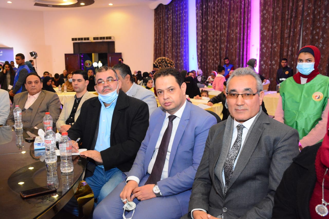 خلال افتتاح مقر العبور.."حماة الوطن" :نتعاون مع كل الأحزاب لتحقيق أهداف وطموحات الجمهورية الجديدة و"حياة كريمة" العبور الثالث للارتقاء بأوضاع المواطن المصرى. قيادات الحزب يشيدون بجهود أمانة القليوبية فى الانتشار الواسع وخدمة جماهير المحافظة افتتح قيادات حزب “حماة الوطن” بالقليوبية، أمس الاثنين؛ مقرا جديدا لفروع أمانات الحزب بمدينة العبور بمحافظة القليوبية، ليضاف هذا المقرالى فروع الأمانات الرئيسية بالقليوبية، فى إطار التوسع الحزبي فى كل مدن ومراكز محافظات مصر. كما افتتح قيادات الحزب مركز الأمل 4 بمدينة العبور لتدريب السيدات على الأعمال اليدوية، ويعمل هذا المركز علي توفير فرص عمل للمتميزات منهن وتسويق المنتجات التى ينتجها المركز فى جميع محافظات الجمهورية. أكد قيادات حزب حماة الوطن أن الحزب يحرص على التعاون مع كل الأحزاب السياسية فى سبيل صالح الوطن ولتحقيق أهداف وطموحات الجمهورية الجديدة تنفيذا لتوجيهات القيادة السياسية بضرورة الاهتمام بتلبية احتياجات المواطن البسيط.. لافتين الى أن مبادرة "حياة كريمة " التى أطلقها الرئيس عبدالفتاح السيسى لتحسين مستوى الخدمات للفئات المجتمعية الاكثر احتياجا تعد بمثابة العبور الثالث للوطن للارتقاء بأوضاع المواطن المصرى البسيط. نظم حزب "حماة الوطن" مؤتمر جماهيري حاشد بمدينة العبور على هامش افتتاح أمانة العبور لتكون إحدى الأمانات الفرعية بمحافظة القليويبة وجاء هذا الحفل بحضور اللواء أحمد العوضي النائب الأول لرئيس الحزب ورئيس لجنة الدفاع والأمن القومى بمجلس النواب، واللواء طارق نصير الأمين العام للحزب ووكيل لجنة الدفاع والأمن القومي بمجلس الشيوخ، والدكتور أحمد العطيفي أمين التنظيم بالحزب والنائبة الدكتورة راندا مصطفى وكيل لجنة التعليم والبحث العلمى والاتصالات وتكنولوجيا المعلومات بمجلس الشيوخ أمينة المرأة بحزب حماة الوطن، والدكتور أحمد يوسف أمين محافظة القليوبية، واللواء عبد العليم بركة امين التنظيم بالقليوبية، وعمرو نجيب أمين الحزب بمدينة العبور، والدكتور يسري سلامة أمين مركز بنها، وناير نبيل أمين بندر بنها، وأمناء أمانات الحزب بالمحافظة. وقدمت قيادات الحزب تهنئة الفريق جلال الهريدى رئيس الحزب للإخوة الأقباط شركاء الوطن بأعياد الميلاد المجيدة.. مؤكدين أن المصريين جميعا سيظلون نسيج واحد على قلب رجل واحد لا فرق بين مسلم ومسيحي كما اعتدنا في بلدنا الحبيب مصر. وأكد اللواء احمد العوضي النائب الأول لرئيس الحزب علي أن حماه الوطن هو حزب لكل المصريين وأن الحزب يسعي بقوه ليكون الحزب الجماهيري الأول من خلال التواجد القوى فى الشارع وخدمة أبناء الوطن وأيضا لتحقيق أهداف وطموحات الجمهورية الجديدة تنفيذا لتوجيهات القيادة السياسية. وأشار العوضي أن هناك ترابط وحب ورحمة بين المصريين بجميع فئاتهم ولايوجد أى تفرقة بين المسلم والمسيحى فى مصر، مؤكدًا أن الرئيس عبد الفتاح السيسي يؤكد دائما على مفهوم المواطنة وأن مصر قادرة بوحدة أبنائها وتضامنهم على تحقيق النهضة الاقتصادية والاجتماعية للبلاد والتنمية المستدامة فى إطار خطة 2030. وأوضح اللواء طارق نصير الأمين العام للحزب أن الرئيس عبدالفتاح السيسي رئيس الجمهورية قد فتح الباب للمجتمع المدني والأحزاب في مسانده الدولة في بعض الانشطة والخدمات لجموع الشعب وأن حزب حماة الوطن يتحرك بقوه علي الارض لمساندة المواطنين، مشيرا الى أن الحزب تواجد بقوة في المشاركة المجتمعية لمتضررى سيول أسوان وهو أكبر دليل علي تبني هذه الاستراتيجية . وأضاف نصير أن جميع قيادات الحزب تحرص على تنفيذ تعليمات الفريق جلال الهريدي رئيس الحزب بضرورة التواصل المستمرمع المواطنين لمعرفة احتياجاتهم وحل مشاكلهم على أرض الواقع والتأكيد للجميع أن حزب حماة الوطن هو حزب كل المصريين، مشيرا الى أن مبادرة "حياة كريمة " التى أطلقها الرئيس السيسى لتحسين مستوى الخدمات للفئات المجتمعية الاكثر احتياجا تعد بمثابة العبور الثالث للوطن للارتقاء بأوضاع المواطن المصرى البسيط وهذا هو هدفنا فى الحزب خلال الفترة القادمة وذلك بعد القضاء على العشوائية التى تعد أيضا العبور الثانى للوطن. وأشاد "نصير" بما تقدمه أمانة الحزب بمحافظة القليوبية من جهود كبيرة تحت قيادة الدكتور أحمد يوسف فى تقديم الخدمات للجمهوروحل مشاكلهم والانتشار الواسع على أرض الواقع فى جميع مراكز ومدن المحافظة لتحصل على التقييم الاول فى ذلك من قيادات الحزب. وشدد الدكتورأحمد العطيفي أمين التنظيم بالحزب على ضرورة الاهتمام بنشر قواعد الحزب وانشاء الامانات الفرعية بهدف التواصل مع الجماهير وتعريفهم باهداف الحزب ومدي تأثير الانشطة الاجتماعية للحزب في جذب الاعضاء الجدد للانضمام للحزب، مشيرا الى اننا نسعى جميعا خلال الحزب للارتقاء بحياة المواطن المصرى البسيط وكذلك اعلاء القيم وانكار الذات حتى تصل رسالتنا للمواطن المصرى بكل صدق وشفافية . وأضاف "العطيفي" أن حزب حماة الوطن سيبذل جهودا كبيرة لتحقيق أمال وطموحات الشعب المصرى فى الجمهورية الجديدة تنفيذا لتوجيهات القيادة السياسية. وألقت النائبة الدكتورة راندا مصطفي أمينة المرأة باحزب الضوء علي سلسلة مراكز الأمل علي مستوي الجمهورية وتكاملها في تدريب السيدات وفتح اسواق عمل لهم وتسويق منتجاتهم. وأوضحت دكتورة راندا مصطفى الى افتتاح مركز الأمل 4 بمدينة العبور لتدريب السيدات على الأعمال اليدوية وذلك بدون أى مقابل وسيتم من خلال هذا المركز توفير فرص عمل للمتميزات منهن وتسويق المنتجات التى ينتجها المركز فى جميع محافظات الجمهورية حيث سيخدم هذا المركز مشروع إسكان المحروسة "1" بالنهضة التابعة لمدينة السلام لافتة الى أن مبادرة الأمل هدفها دعم وتدريب المرأة المعيله على الحرف اليدوية والتراثية وخلق فرص عمل للسيدات. وأكد الدكتور أحمد يوسف أمين عام الحزب بالقليو بية أن سياسة العمل بأمانة المحافظة تعتمد علي عمل الفريق الواحد و تسعي دائما لنشر قواعد الحزب في المحافظة وطمأن الجميع أن أمانة القليوبية تسير في الاتجاه الصحيح لتحقيق أهداف وأيدلوجيات الحزب، لافتا الى أن افتتاح أمانة جديدة لفروع أمانات الحزب بالقليوبية بمدينة العبور لتضاف الى فروع الأمانات الرئيسية بالقليوبية وذلك فى إطار توسع الحزب بإنشاء مقرات فى كل مدن ومراكز محافظات مصر بهدف زيادة الأعضاء المنتمين إليه. وأشار الدكتور أحمد يوسف أننا نسعى لأن يكون شعار حزب لكل المصريين حقيقة على أرض الواقع وذلك من خلال مشاركة جميع اطياف المجتمع والوصول الى جميع أطراف كل قرية، لافتا الى أن ايديولوجية الحزب تركز على تحقيق العدالة الاجتماعية لكل المواطنين والتعرف على مشاكلهم ووضع حلول غير تقليدية لها . وأضاف اللواء عبدالعليم بركة مساعد الأمين العام للحزب و أمين التنظيم بالقليوبية أن أمانة الحزب بالقليوبية اعتادت ان تعقد اجتماعاتها الشهرية بإحدى أمانات المراكز والاقسام بالمحافظة لتحقيق أكبر قدر من التعارف بين أعضاء الحزب علي جميع المستويات والتفاعل وتبادل الخبرات للوقوف علي مدي ماحققته الأمانات الفرعية والنوعية علي أرض الواقع. وقال الدكتور أحمد يوسف أن أهم أهداف الحزب هو النهوض بالمواطن المصرى وتحسين أحواله وأيضا الوصول للحكم من خلال المشاركة الفعالة فى المؤسسات الانتخابية والمجالس النيابية مثل مجلسى النواب والشيوخ بالاضافة الى المجالس المحلية.