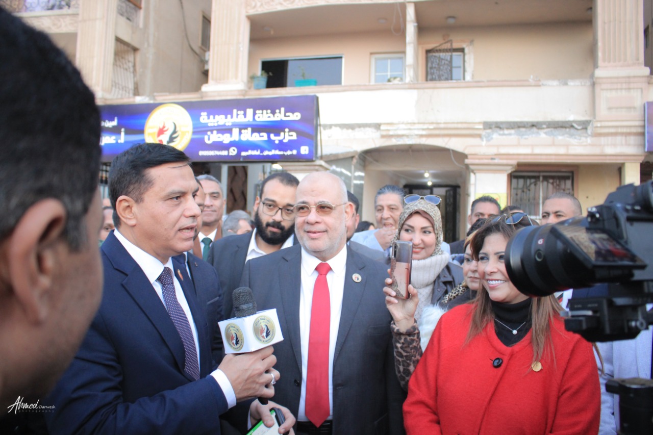 خلال افتتاح مقر العبور.."حماة الوطن" :نتعاون مع كل الأحزاب لتحقيق أهداف وطموحات الجمهورية الجديدة و"حياة كريمة" العبور الثالث للارتقاء بأوضاع المواطن المصرى. قيادات الحزب يشيدون بجهود أمانة القليوبية فى الانتشار الواسع وخدمة جماهير المحافظة افتتح قيادات حزب “حماة الوطن” بالقليوبية، أمس الاثنين؛ مقرا جديدا لفروع أمانات الحزب بمدينة العبور بمحافظة القليوبية، ليضاف هذا المقرالى فروع الأمانات الرئيسية بالقليوبية، فى إطار التوسع الحزبي فى كل مدن ومراكز محافظات مصر. كما افتتح قيادات الحزب مركز الأمل 4 بمدينة العبور لتدريب السيدات على الأعمال اليدوية، ويعمل هذا المركز علي توفير فرص عمل للمتميزات منهن وتسويق المنتجات التى ينتجها المركز فى جميع محافظات الجمهورية. أكد قيادات حزب حماة الوطن أن الحزب يحرص على التعاون مع كل الأحزاب السياسية فى سبيل صالح الوطن ولتحقيق أهداف وطموحات الجمهورية الجديدة تنفيذا لتوجيهات القيادة السياسية بضرورة الاهتمام بتلبية احتياجات المواطن البسيط.. لافتين الى أن مبادرة "حياة كريمة " التى أطلقها الرئيس عبدالفتاح السيسى لتحسين مستوى الخدمات للفئات المجتمعية الاكثر احتياجا تعد بمثابة العبور الثالث للوطن للارتقاء بأوضاع المواطن المصرى البسيط. نظم حزب "حماة الوطن" مؤتمر جماهيري حاشد بمدينة العبور على هامش افتتاح أمانة العبور لتكون إحدى الأمانات الفرعية بمحافظة القليويبة وجاء هذا الحفل بحضور اللواء أحمد العوضي النائب الأول لرئيس الحزب ورئيس لجنة الدفاع والأمن القومى بمجلس النواب، واللواء طارق نصير الأمين العام للحزب ووكيل لجنة الدفاع والأمن القومي بمجلس الشيوخ، والدكتور أحمد العطيفي أمين التنظيم بالحزب والنائبة الدكتورة راندا مصطفى وكيل لجنة التعليم والبحث العلمى والاتصالات وتكنولوجيا المعلومات بمجلس الشيوخ أمينة المرأة بحزب حماة الوطن، والدكتور أحمد يوسف أمين محافظة القليوبية، واللواء عبد العليم بركة امين التنظيم بالقليوبية، وعمرو نجيب أمين الحزب بمدينة العبور، والدكتور يسري سلامة أمين مركز بنها، وناير نبيل أمين بندر بنها، وأمناء أمانات الحزب بالمحافظة. وقدمت قيادات الحزب تهنئة الفريق جلال الهريدى رئيس الحزب للإخوة الأقباط شركاء الوطن بأعياد الميلاد المجيدة.. مؤكدين أن المصريين جميعا سيظلون نسيج واحد على قلب رجل واحد لا فرق بين مسلم ومسيحي كما اعتدنا في بلدنا الحبيب مصر. وأكد اللواء احمد العوضي النائب الأول لرئيس الحزب علي أن حماه الوطن هو حزب لكل المصريين وأن الحزب يسعي بقوه ليكون الحزب الجماهيري الأول من خلال التواجد القوى فى الشارع وخدمة أبناء الوطن وأيضا لتحقيق أهداف وطموحات الجمهورية الجديدة تنفيذا لتوجيهات القيادة السياسية. وأشار العوضي أن هناك ترابط وحب ورحمة بين المصريين بجميع فئاتهم ولايوجد أى تفرقة بين المسلم والمسيحى فى مصر، مؤكدًا أن الرئيس عبد الفتاح السيسي يؤكد دائما على مفهوم المواطنة وأن مصر قادرة بوحدة أبنائها وتضامنهم على تحقيق النهضة الاقتصادية والاجتماعية للبلاد والتنمية المستدامة فى إطار خطة 2030. وأوضح اللواء طارق نصير الأمين العام للحزب أن الرئيس عبدالفتاح السيسي رئيس الجمهورية قد فتح الباب للمجتمع المدني والأحزاب في مسانده الدولة في بعض الانشطة والخدمات لجموع الشعب وأن حزب حماة الوطن يتحرك بقوه علي الارض لمساندة المواطنين، مشيرا الى أن الحزب تواجد بقوة في المشاركة المجتمعية لمتضررى سيول أسوان وهو أكبر دليل علي تبني هذه الاستراتيجية . وأضاف نصير أن جميع قيادات الحزب تحرص على تنفيذ تعليمات الفريق جلال الهريدي رئيس الحزب بضرورة التواصل المستمرمع المواطنين لمعرفة احتياجاتهم وحل مشاكلهم على أرض الواقع والتأكيد للجميع أن حزب حماة الوطن هو حزب كل المصريين، مشيرا الى أن مبادرة "حياة كريمة " التى أطلقها الرئيس السيسى لتحسين مستوى الخدمات للفئات المجتمعية الاكثر احتياجا تعد بمثابة العبور الثالث للوطن للارتقاء بأوضاع المواطن المصرى البسيط وهذا هو هدفنا فى الحزب خلال الفترة القادمة وذلك بعد القضاء على العشوائية التى تعد أيضا العبور الثانى للوطن. وأشاد "نصير" بما تقدمه أمانة الحزب بمحافظة القليوبية من جهود كبيرة تحت قيادة الدكتور أحمد يوسف فى تقديم الخدمات للجمهوروحل مشاكلهم والانتشار الواسع على أرض الواقع فى جميع مراكز ومدن المحافظة لتحصل على التقييم الاول فى ذلك من قيادات الحزب. وشدد الدكتورأحمد العطيفي أمين التنظيم بالحزب على ضرورة الاهتمام بنشر قواعد الحزب وانشاء الامانات الفرعية بهدف التواصل مع الجماهير وتعريفهم باهداف الحزب ومدي تأثير الانشطة الاجتماعية للحزب في جذب الاعضاء الجدد للانضمام للحزب، مشيرا الى اننا نسعى جميعا خلال الحزب للارتقاء بحياة المواطن المصرى البسيط وكذلك اعلاء القيم وانكار الذات حتى تصل رسالتنا للمواطن المصرى بكل صدق وشفافية . وأضاف "العطيفي" أن حزب حماة الوطن سيبذل جهودا كبيرة لتحقيق أمال وطموحات الشعب المصرى فى الجمهورية الجديدة تنفيذا لتوجيهات القيادة السياسية. وألقت النائبة الدكتورة راندا مصطفي أمينة المرأة باحزب الضوء علي سلسلة مراكز الأمل علي مستوي الجمهورية وتكاملها في تدريب السيدات وفتح اسواق عمل لهم وتسويق منتجاتهم. وأوضحت دكتورة راندا مصطفى الى افتتاح مركز الأمل 4 بمدينة العبور لتدريب السيدات على الأعمال اليدوية وذلك بدون أى مقابل وسيتم من خلال هذا المركز توفير فرص عمل للمتميزات منهن وتسويق المنتجات التى ينتجها المركز فى جميع محافظات الجمهورية حيث سيخدم هذا المركز مشروع إسكان المحروسة "1" بالنهضة التابعة لمدينة السلام لافتة الى أن مبادرة الأمل هدفها دعم وتدريب المرأة المعيله على الحرف اليدوية والتراثية وخلق فرص عمل للسيدات. وأكد الدكتور أحمد يوسف أمين عام الحزب بالقليو بية أن سياسة العمل بأمانة المحافظة تعتمد علي عمل الفريق الواحد و تسعي دائما لنشر قواعد الحزب في المحافظة وطمأن الجميع أن أمانة القليوبية تسير في الاتجاه الصحيح لتحقيق أهداف وأيدلوجيات الحزب، لافتا الى أن افتتاح أمانة جديدة لفروع أمانات الحزب بالقليوبية بمدينة العبور لتضاف الى فروع الأمانات الرئيسية بالقليوبية وذلك فى إطار توسع الحزب بإنشاء مقرات فى كل مدن ومراكز محافظات مصر بهدف زيادة الأعضاء المنتمين إليه. وأشار الدكتور أحمد يوسف أننا نسعى لأن يكون شعار حزب لكل المصريين حقيقة على أرض الواقع وذلك من خلال مشاركة جميع اطياف المجتمع والوصول الى جميع أطراف كل قرية، لافتا الى أن ايديولوجية الحزب تركز على تحقيق العدالة الاجتماعية لكل المواطنين والتعرف على مشاكلهم ووضع حلول غير تقليدية لها . وأضاف اللواء عبدالعليم بركة مساعد الأمين العام للحزب و أمين التنظيم بالقليوبية أن أمانة الحزب بالقليوبية اعتادت ان تعقد اجتماعاتها الشهرية بإحدى أمانات المراكز والاقسام بالمحافظة لتحقيق أكبر قدر من التعارف بين أعضاء الحزب علي جميع المستويات والتفاعل وتبادل الخبرات للوقوف علي مدي ماحققته الأمانات الفرعية والنوعية علي أرض الواقع. وقال الدكتور أحمد يوسف أن أهم أهداف الحزب هو النهوض بالمواطن المصرى وتحسين أحواله وأيضا الوصول للحكم من خلال المشاركة الفعالة فى المؤسسات الانتخابية والمجالس النيابية مثل مجلسى النواب والشيوخ بالاضافة الى المجالس المحلية.