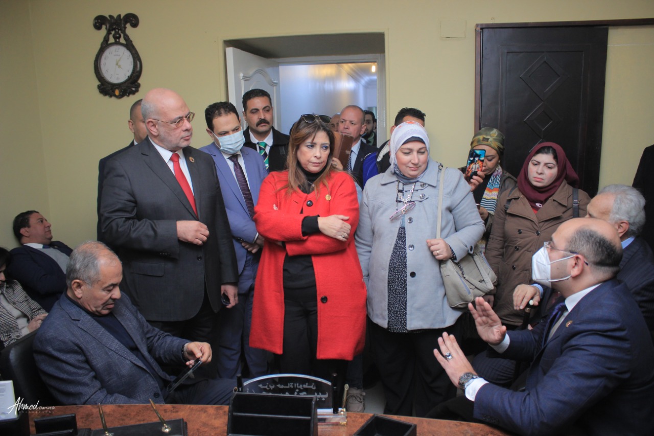 خلال افتتاح مقر العبور.."حماة الوطن" :نتعاون مع كل الأحزاب لتحقيق أهداف وطموحات الجمهورية الجديدة و"حياة كريمة" العبور الثالث للارتقاء بأوضاع المواطن المصرى. قيادات الحزب يشيدون بجهود أمانة القليوبية فى الانتشار الواسع وخدمة جماهير المحافظة افتتح قيادات حزب “حماة الوطن” بالقليوبية، أمس الاثنين؛ مقرا جديدا لفروع أمانات الحزب بمدينة العبور بمحافظة القليوبية، ليضاف هذا المقرالى فروع الأمانات الرئيسية بالقليوبية، فى إطار التوسع الحزبي فى كل مدن ومراكز محافظات مصر. كما افتتح قيادات الحزب مركز الأمل 4 بمدينة العبور لتدريب السيدات على الأعمال اليدوية، ويعمل هذا المركز علي توفير فرص عمل للمتميزات منهن وتسويق المنتجات التى ينتجها المركز فى جميع محافظات الجمهورية. أكد قيادات حزب حماة الوطن أن الحزب يحرص على التعاون مع كل الأحزاب السياسية فى سبيل صالح الوطن ولتحقيق أهداف وطموحات الجمهورية الجديدة تنفيذا لتوجيهات القيادة السياسية بضرورة الاهتمام بتلبية احتياجات المواطن البسيط.. لافتين الى أن مبادرة "حياة كريمة " التى أطلقها الرئيس عبدالفتاح السيسى لتحسين مستوى الخدمات للفئات المجتمعية الاكثر احتياجا تعد بمثابة العبور الثالث للوطن للارتقاء بأوضاع المواطن المصرى البسيط. نظم حزب "حماة الوطن" مؤتمر جماهيري حاشد بمدينة العبور على هامش افتتاح أمانة العبور لتكون إحدى الأمانات الفرعية بمحافظة القليويبة وجاء هذا الحفل بحضور اللواء أحمد العوضي النائب الأول لرئيس الحزب ورئيس لجنة الدفاع والأمن القومى بمجلس النواب، واللواء طارق نصير الأمين العام للحزب ووكيل لجنة الدفاع والأمن القومي بمجلس الشيوخ، والدكتور أحمد العطيفي أمين التنظيم بالحزب والنائبة الدكتورة راندا مصطفى وكيل لجنة التعليم والبحث العلمى والاتصالات وتكنولوجيا المعلومات بمجلس الشيوخ أمينة المرأة بحزب حماة الوطن، والدكتور أحمد يوسف أمين محافظة القليوبية، واللواء عبد العليم بركة امين التنظيم بالقليوبية، وعمرو نجيب أمين الحزب بمدينة العبور، والدكتور يسري سلامة أمين مركز بنها، وناير نبيل أمين بندر بنها، وأمناء أمانات الحزب بالمحافظة. وقدمت قيادات الحزب تهنئة الفريق جلال الهريدى رئيس الحزب للإخوة الأقباط شركاء الوطن بأعياد الميلاد المجيدة.. مؤكدين أن المصريين جميعا سيظلون نسيج واحد على قلب رجل واحد لا فرق بين مسلم ومسيحي كما اعتدنا في بلدنا الحبيب مصر. وأكد اللواء احمد العوضي النائب الأول لرئيس الحزب علي أن حماه الوطن هو حزب لكل المصريين وأن الحزب يسعي بقوه ليكون الحزب الجماهيري الأول من خلال التواجد القوى فى الشارع وخدمة أبناء الوطن وأيضا لتحقيق أهداف وطموحات الجمهورية الجديدة تنفيذا لتوجيهات القيادة السياسية. وأشار العوضي أن هناك ترابط وحب ورحمة بين المصريين بجميع فئاتهم ولايوجد أى تفرقة بين المسلم والمسيحى فى مصر، مؤكدًا أن الرئيس عبد الفتاح السيسي يؤكد دائما على مفهوم المواطنة وأن مصر قادرة بوحدة أبنائها وتضامنهم على تحقيق النهضة الاقتصادية والاجتماعية للبلاد والتنمية المستدامة فى إطار خطة 2030. وأوضح اللواء طارق نصير الأمين العام للحزب أن الرئيس عبدالفتاح السيسي رئيس الجمهورية قد فتح الباب للمجتمع المدني والأحزاب في مسانده الدولة في بعض الانشطة والخدمات لجموع الشعب وأن حزب حماة الوطن يتحرك بقوه علي الارض لمساندة المواطنين، مشيرا الى أن الحزب تواجد بقوة في المشاركة المجتمعية لمتضررى سيول أسوان وهو أكبر دليل علي تبني هذه الاستراتيجية . وأضاف نصير أن جميع قيادات الحزب تحرص على تنفيذ تعليمات الفريق جلال الهريدي رئيس الحزب بضرورة التواصل المستمرمع المواطنين لمعرفة احتياجاتهم وحل مشاكلهم على أرض الواقع والتأكيد للجميع أن حزب حماة الوطن هو حزب كل المصريين، مشيرا الى أن مبادرة "حياة كريمة " التى أطلقها الرئيس السيسى لتحسين مستوى الخدمات للفئات المجتمعية الاكثر احتياجا تعد بمثابة العبور الثالث للوطن للارتقاء بأوضاع المواطن المصرى البسيط وهذا هو هدفنا فى الحزب خلال الفترة القادمة وذلك بعد القضاء على العشوائية التى تعد أيضا العبور الثانى للوطن. وأشاد "نصير" بما تقدمه أمانة الحزب بمحافظة القليوبية من جهود كبيرة تحت قيادة الدكتور أحمد يوسف فى تقديم الخدمات للجمهوروحل مشاكلهم والانتشار الواسع على أرض الواقع فى جميع مراكز ومدن المحافظة لتحصل على التقييم الاول فى ذلك من قيادات الحزب. وشدد الدكتورأحمد العطيفي أمين التنظيم بالحزب على ضرورة الاهتمام بنشر قواعد الحزب وانشاء الامانات الفرعية بهدف التواصل مع الجماهير وتعريفهم باهداف الحزب ومدي تأثير الانشطة الاجتماعية للحزب في جذب الاعضاء الجدد للانضمام للحزب، مشيرا الى اننا نسعى جميعا خلال الحزب للارتقاء بحياة المواطن المصرى البسيط وكذلك اعلاء القيم وانكار الذات حتى تصل رسالتنا للمواطن المصرى بكل صدق وشفافية . وأضاف "العطيفي" أن حزب حماة الوطن سيبذل جهودا كبيرة لتحقيق أمال وطموحات الشعب المصرى فى الجمهورية الجديدة تنفيذا لتوجيهات القيادة السياسية. وألقت النائبة الدكتورة راندا مصطفي أمينة المرأة باحزب الضوء علي سلسلة مراكز الأمل علي مستوي الجمهورية وتكاملها في تدريب السيدات وفتح اسواق عمل لهم وتسويق منتجاتهم. وأوضحت دكتورة راندا مصطفى الى افتتاح مركز الأمل 4 بمدينة العبور لتدريب السيدات على الأعمال اليدوية وذلك بدون أى مقابل وسيتم من خلال هذا المركز توفير فرص عمل للمتميزات منهن وتسويق المنتجات التى ينتجها المركز فى جميع محافظات الجمهورية حيث سيخدم هذا المركز مشروع إسكان المحروسة "1" بالنهضة التابعة لمدينة السلام لافتة الى أن مبادرة الأمل هدفها دعم وتدريب المرأة المعيله على الحرف اليدوية والتراثية وخلق فرص عمل للسيدات. وأكد الدكتور أحمد يوسف أمين عام الحزب بالقليو بية أن سياسة العمل بأمانة المحافظة تعتمد علي عمل الفريق الواحد و تسعي دائما لنشر قواعد الحزب في المحافظة وطمأن الجميع أن أمانة القليوبية تسير في الاتجاه الصحيح لتحقيق أهداف وأيدلوجيات الحزب، لافتا الى أن افتتاح أمانة جديدة لفروع أمانات الحزب بالقليوبية بمدينة العبور لتضاف الى فروع الأمانات الرئيسية بالقليوبية وذلك فى إطار توسع الحزب بإنشاء مقرات فى كل مدن ومراكز محافظات مصر بهدف زيادة الأعضاء المنتمين إليه. وأشار الدكتور أحمد يوسف أننا نسعى لأن يكون شعار حزب لكل المصريين حقيقة على أرض الواقع وذلك من خلال مشاركة جميع اطياف المجتمع والوصول الى جميع أطراف كل قرية، لافتا الى أن ايديولوجية الحزب تركز على تحقيق العدالة الاجتماعية لكل المواطنين والتعرف على مشاكلهم ووضع حلول غير تقليدية لها . وأضاف اللواء عبدالعليم بركة مساعد الأمين العام للحزب و أمين التنظيم بالقليوبية أن أمانة الحزب بالقليوبية اعتادت ان تعقد اجتماعاتها الشهرية بإحدى أمانات المراكز والاقسام بالمحافظة لتحقيق أكبر قدر من التعارف بين أعضاء الحزب علي جميع المستويات والتفاعل وتبادل الخبرات للوقوف علي مدي ماحققته الأمانات الفرعية والنوعية علي أرض الواقع. وقال الدكتور أحمد يوسف أن أهم أهداف الحزب هو النهوض بالمواطن المصرى وتحسين أحواله وأيضا الوصول للحكم من خلال المشاركة الفعالة فى المؤسسات الانتخابية والمجالس النيابية مثل مجلسى النواب والشيوخ بالاضافة الى المجالس المحلية.